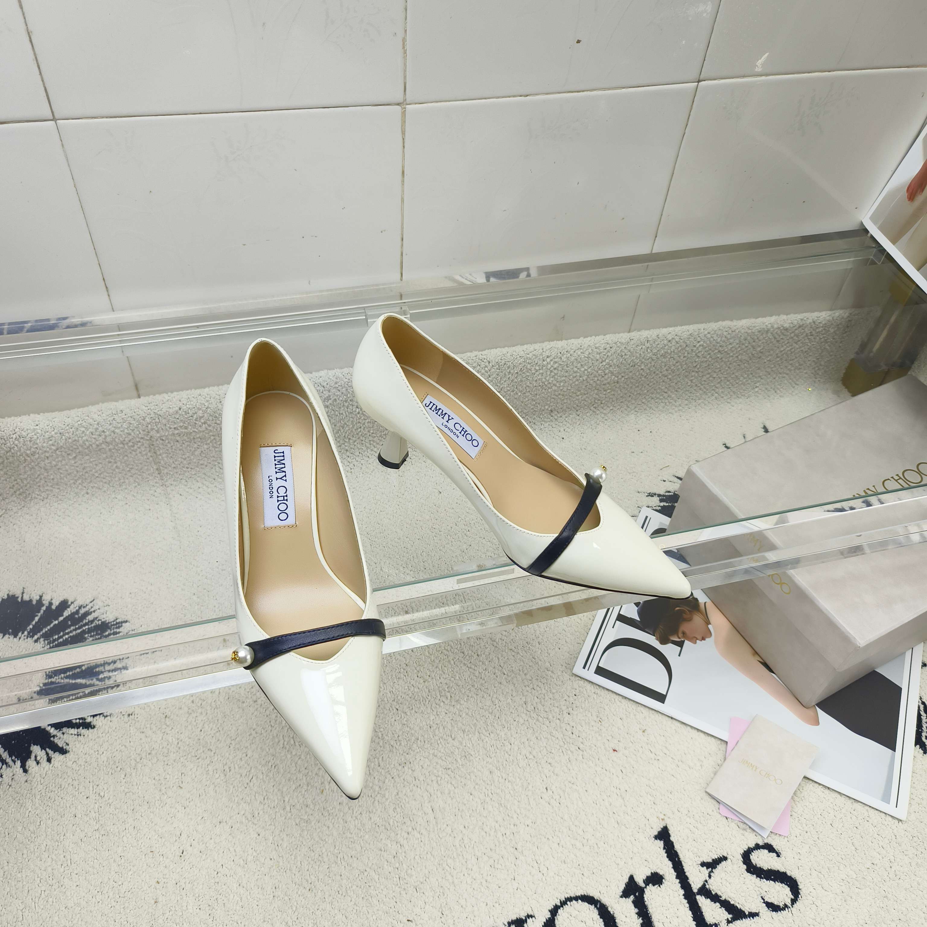 NO:261680,JIMMY CHOO Jimmy Week's new BAY series three-dimensional horseshoe heels women's shoes pointed toe shoes Material imported beef patent leather / imported Greet Neli sheepskin Heel height 6.5cm Outsole Italian leather outsole Size 35~39 (34, 40~42 Custom made without return or exchange), high heels, jimmy choo, jimmy choo, high heels, sheepskin, Leather soles19860909JIMMY CHOO 吉米周新款BAY系列立体马蹄跟女鞋尖头单鞋 材料进口牛漆皮/进口格丽特 内里羊皮 跟高6.5cm 大底意大利真皮大底 码数35～39（34 、40～42定做不退换）,高跟鞋,jimmy choo,jimmy choo,high heels,sheepskin,Leather soles,Women's Shoes