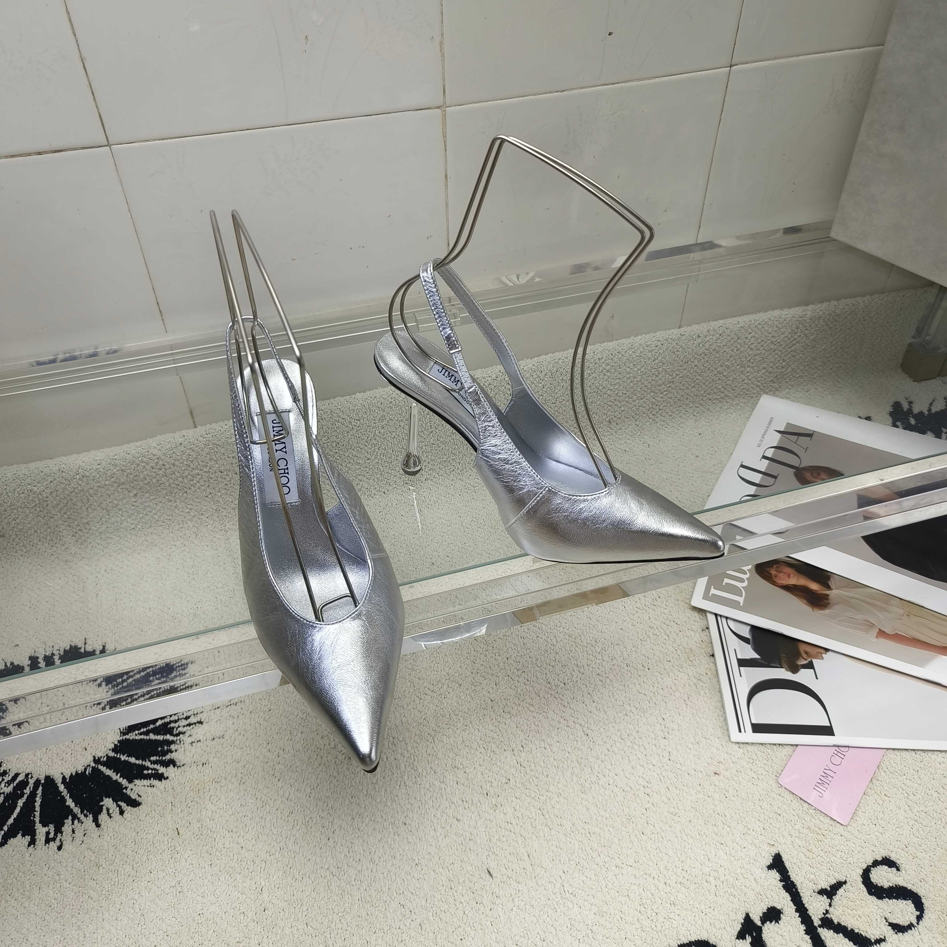 NO:261700,JIMMY CHOO Deep V open upper water drop heel sandals are close to the whole foot, comfortable to wear and exquisitely shaped water drop heels, paired with bold pointed toe, giving high heels fashionable and modern women's shoes. Fabric imported sheepskin/paper leather imported sheepskin heel height 9.5cm size 35~39 (34 40~42 custom made without return or exchange), high heels, jimmy choo, sandals, high heels, sheepskin19860909JIMMY CHOO 深V开口鞋面水滴跟凉鞋紧密贴全足部、穿着舒适贴脚精美造型水滴跟、配以大胆尖头、赋予高跟鞋时尚现代感女鞋 面料进口羊皮/漆皮 内里进口羊皮 跟高9.5cm 码数35～39(34 40~42定做不退换),高跟鞋,jimmy choo,sandals,high heels,sheepskin,Women's Shoes