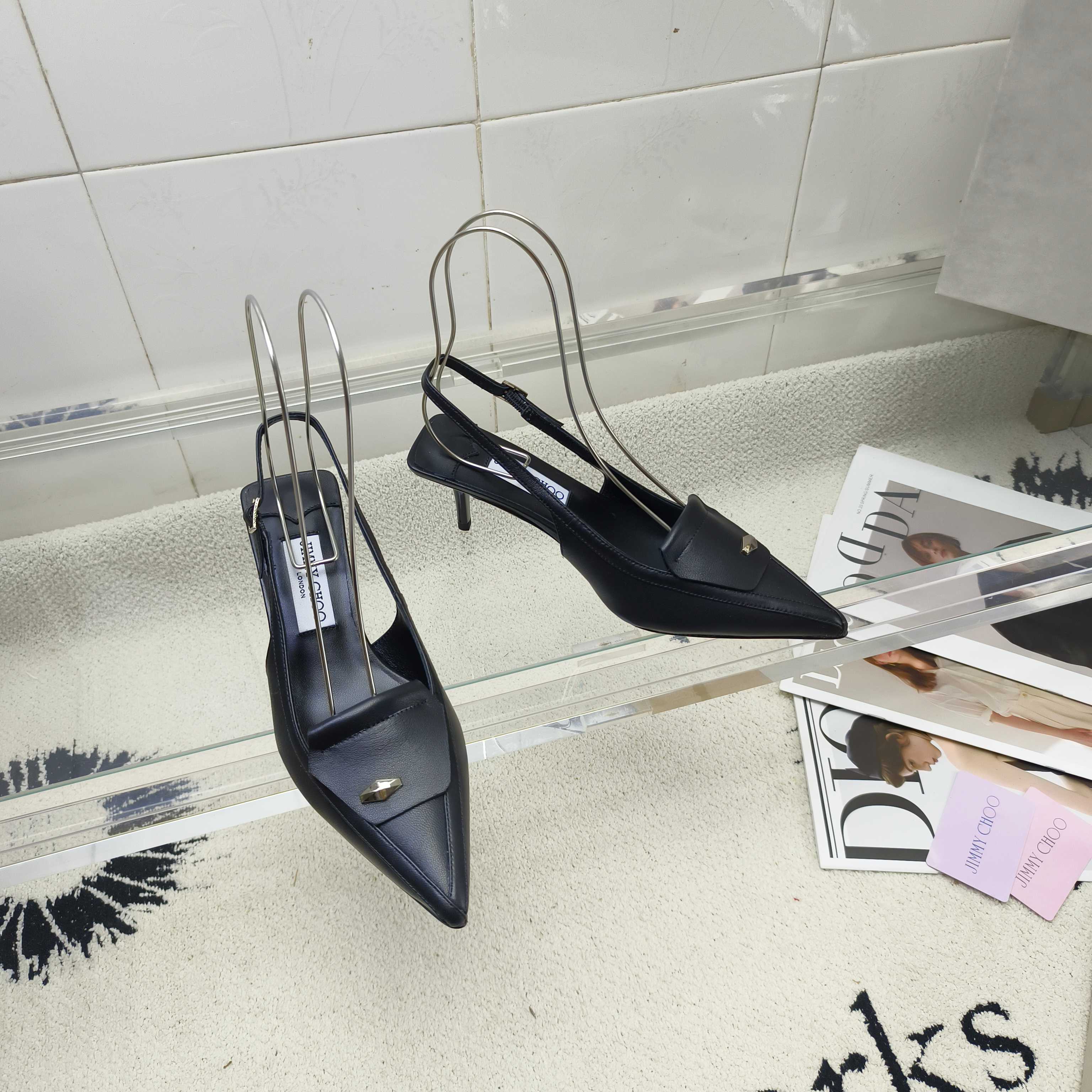 NO:261675,JIMMY CHOO Jimmy Zhou Zhou's new mid-heel empty sandals, our JC is as good as ever, low-key and gorgeous, sexy and not arrogant, this one is talking about. It looks so good on the feet. The shoe shape is a delicate style that everyone loves. It is very slimming. The entire curve of the side perfectly shows the curve of the foot. It is simply irresistible. The upper imported sheepskin/Yangjing. The inner foot pads are all lambskin. The sole imported from Italy is genuine leather. Heel height 6cm. The size is 35~39 (34 40~42. Customized and non-returned). High heels, jimmy choo, jimmy choo, sandals, high heels, sheepskin, sheep, Leather soles19860909JIMMY CHOO 吉米周早春新品中跟后空凉鞋,我们家JC一如既往品质优越 低调不失华丽 性感又不显张扬说的就是这款 上脚太好看了 鞋型是大家都爱的秀气款 非常非常显瘦侧面整个弧度将脚部曲线完美展现简直让人欲罢不能 鞋面进口羊皮/羊京 内里垫脚均为小羊皮 大底意大利进口真皮大底 跟高6cm 码数35～39（34 40～42定制不退换）,高跟鞋,jimmy choo,jimmy choo,sandals,high heels,sheepskin,sheep,Leather soles,Women's Shoes