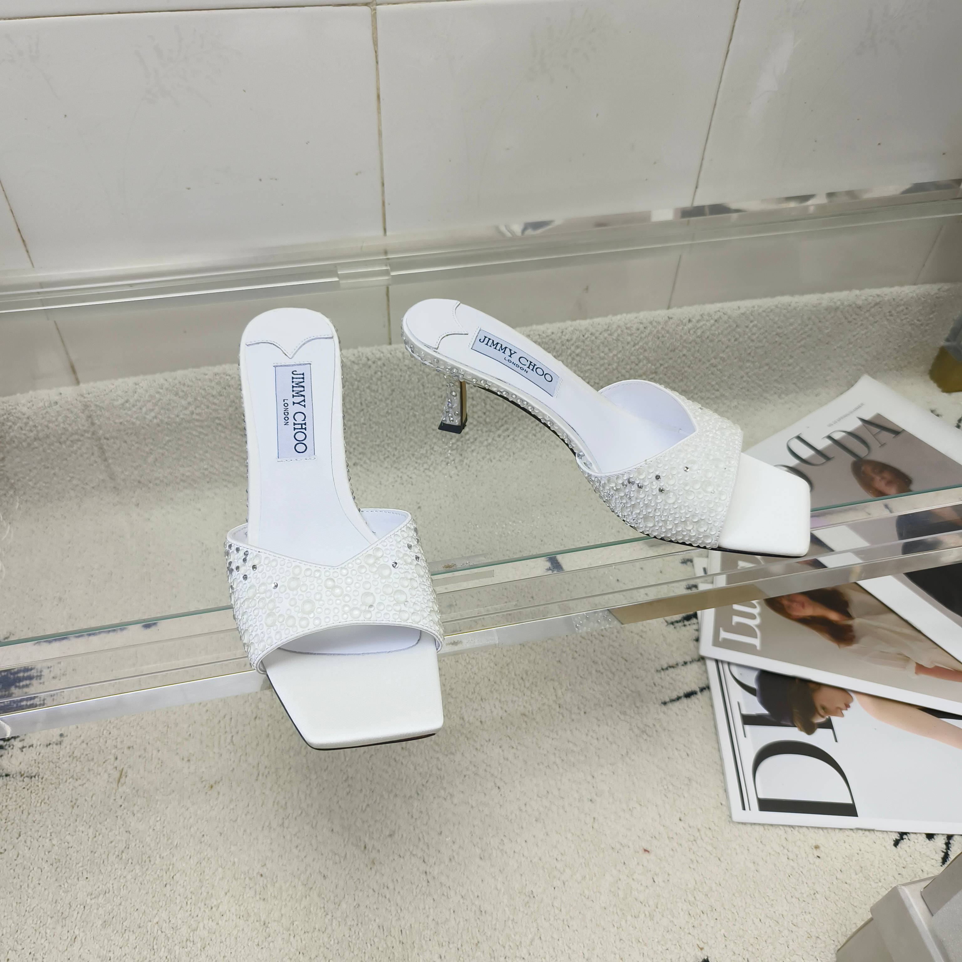 NO:261690,JIMMY CHOO Medium heel fish mouth sandal silk iron diamond slippers Imported silk   high temperature iron diamonds imported in the inner lining Outsole Italian imported leather outsole Heel height 6.5CM Size 35-39 (34/40/41/42 size custom made without return or exchange), high heels, jimmy choo, sandals, high heels, slippers, sheepskin, real silk, Leather soles19860909JIMMY CHOO 中跟鱼嘴凉鞋真丝烫钻面拖鞋 鞋面进口真丝＋高温烫钻 内里进口羊皮 大底意大利进口真皮大底 跟高6.5CM 码数35-39（34/40/41/42码定做不退不换）,高跟鞋,jimmy choo,sandals,high heels,slippers,sheepskin,real silk,Leather soles,Women's Shoes