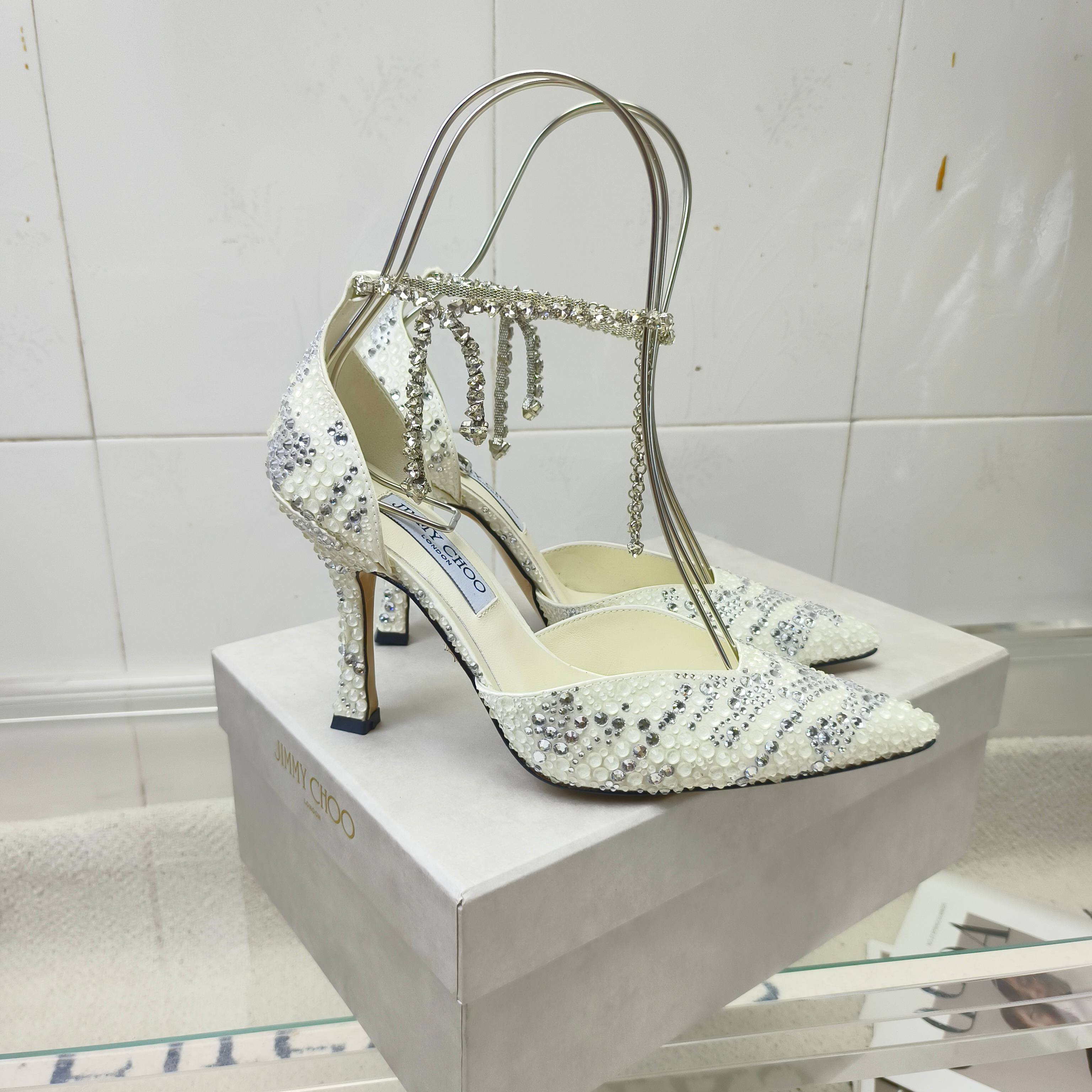 NO:264875,JIMMY CHOO The most beautiful sandals, square-mouth hollow diamond chain pointed sandal series crystal iron diamond style, showing charming personality. Open-toe shoe style is paired with modern curved heels to highlight the beautiful temperament. Imported silk high-temperature iron diamonds on the upper, imported crystal sheepskin in the inner, imported from Italy, imported leather outsole, size 35~39 (34 40-42 custom made without return) Heel height 6.5/8.5/10cm, high heels sandals, jimmy choo, sandals, high heels, sheepskin, real silk, Leather soles19860909JIMMY CHOO 最美凉鞋 ,方口中空钻链尖头凉鞋系列水晶烫钻款,尽显迷人个性.露趾鞋型配以摩登弧形鞋跟,凸显娇美气质. 鞋面进口真丝高温烫钻 内里进口水晶绵羊皮 大底意大利进口真皮大底 码数35～39（34 40-42定做不退换） 跟高6.5/8.5/10cm,高跟鞋凉鞋,jimmy choo,sandals,high heels,sheepskin,real silk,Leather soles,Women's Shoes