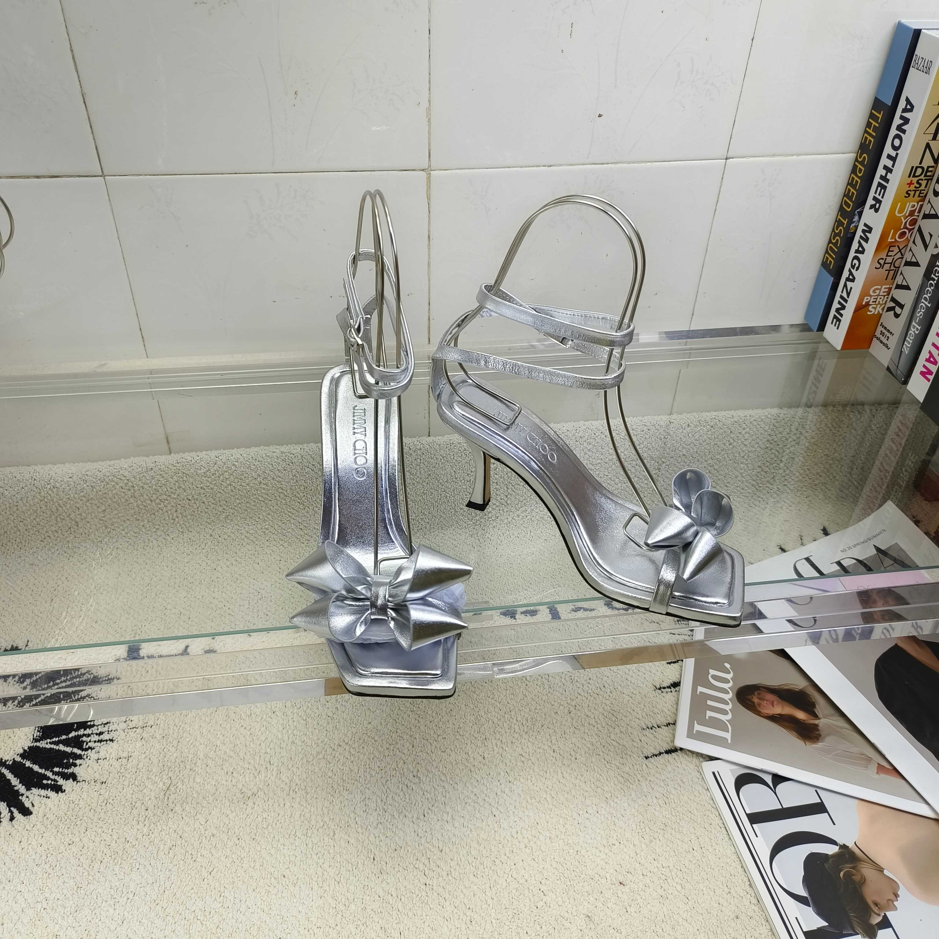 NO:265149,JIMMY CHOO Flower High Heels are made of leather to create a unique and elegant shoe shape, paired with exquisite bows and three-dimensional heel design, showing their fashionable personality and temperament, suitable for dates and a fantastic match for dresses!  Matched with exquisite handmade bows and three-dimensional design, it shows dignified and elegant temperament. The playful and elegant bow Muller style is comfortable and fashionable, and it does not tiring your feet or picky feet!  Soft upper fetal cowhide, breathable lambskin inside, heel height 8.5cm, handmade leather bow, size 35~39 (34-40~42 custom made without return), high heels, jimmy choo, high heels, cowhide, sheepskin19860909JIMMY CHOO 花朵高跟鞋,采用皮革材质打造别致优雅鞋型,搭配精美蝴蝶结和立体鞋跟设计,尽显时尚个性气质适合约会,礼服的梦幻绝配！搭配精美手工蝴蝶结和立体设计,尽显端庄优雅气质.俏皮优雅蝴蝶结穆勒款式,既舒适时髦淑女风,又不累脚,不挑脚型！ 鞋面柔软胎牛皮 内里透气小羊皮 跟高8.5cm 配饰手工真皮蝴蝶结 码数35～39(34-40～42定做不退换),高跟鞋,jimmy choo,high heels,cowhide,sheepskin,Women's Shoes