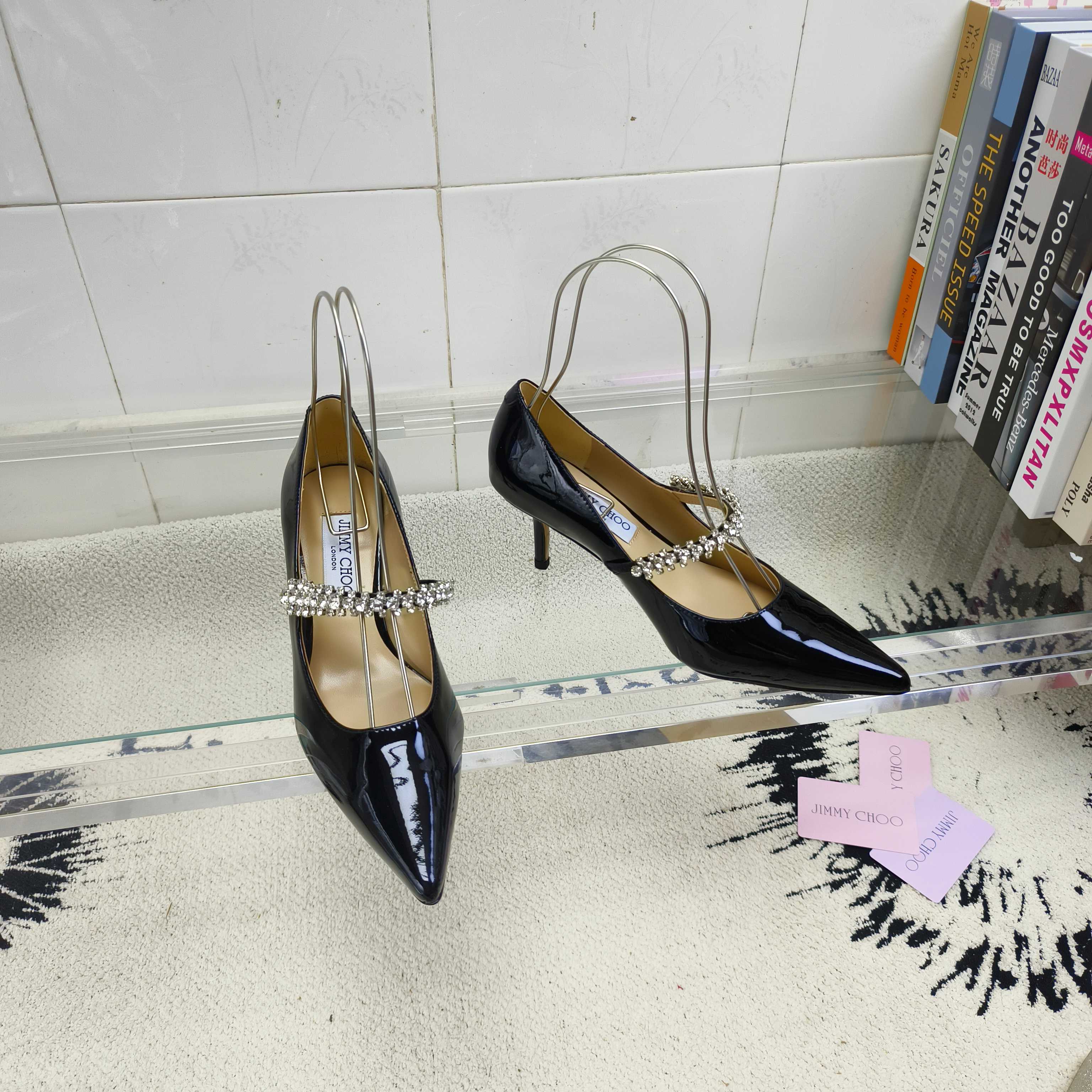 NO:409097,JIMMY CHOO Women's shoes with diamond straps are bright moments every step is a highlight moment. 12 rays of light, 12 elegant possibilities. Milky Way flowing sequins and 'Midnight Star' chains are intertwined. Upper imported patent leather/imported sequins. Inner sheepskin. Outsole Italian leather outsole. Heel height 6.5/8.5cm. Size 35~39 (34, 40, 41, 42 customized for non-return and exchange), high heels, jimmy choo, high heels, sheepskin, Leather soles19860909JIMMY CHOO 钻带女鞋璀璨之履每一步皆高光时刻 12道光芒,12种优雅可能 银河流转亮片与「午夜星辰」链条交织 鞋面进口漆皮/进口亮片 内里羊皮 大底意大利真皮大底 跟高6.5/8.5cm 码数35～39（34、40、41、42定做不退换）,高跟鞋单鞋,jimmy choo,high heels,sheepskin,Leather soles,Women's Shoes