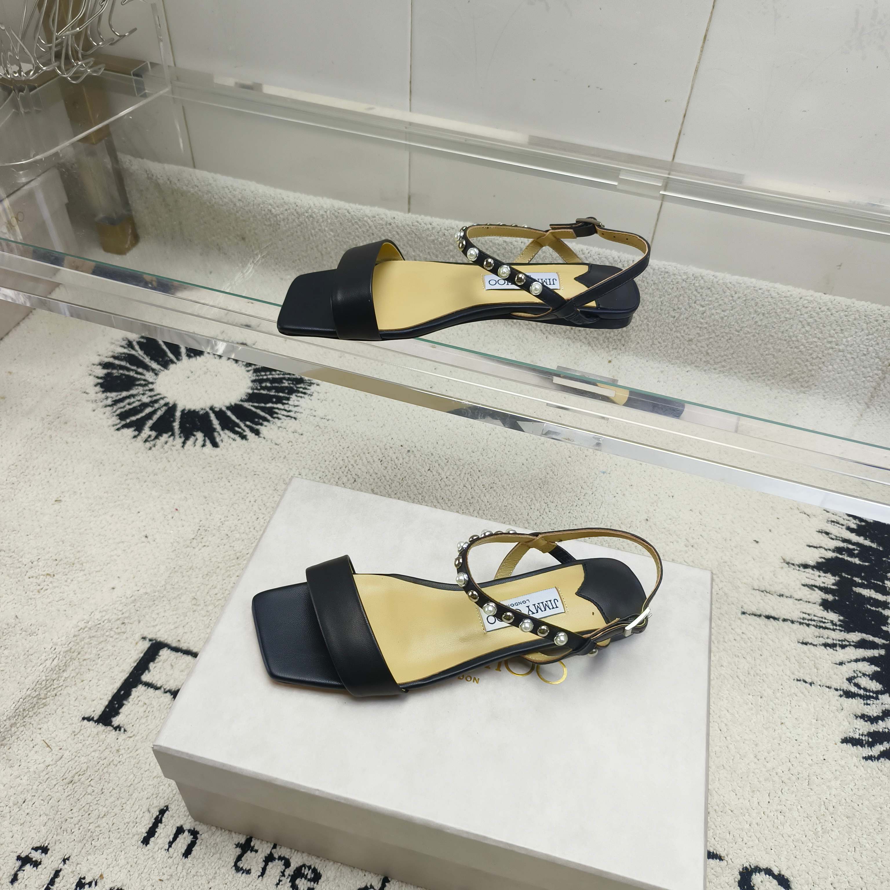 NO:409105,JIMMY CHOO Jimmy Monday strap square-toe sandals pearl rivet women's shoes imported upper lambskin inner lambskin outsole Italian leather outsole heel high flat sole/4.5cm size 35~39 (34, 40, 41, 42 custom made without return or exchange), sandals, jimmy choo, jimmy choo, sandals, sheepskin, Leather soles19860909JIMMY CHOO 吉米周一字带方头凉鞋珍珠铆钉女鞋 鞋面进口小羊皮 内里羊皮 大底意大利真皮大底 跟高平底/4.5cm 码数35～39（34、40、41、42定做不退换）,凉鞋,jimmy choo,jimmy choo,sandals,sheepskin,Leather soles,Women's Shoes