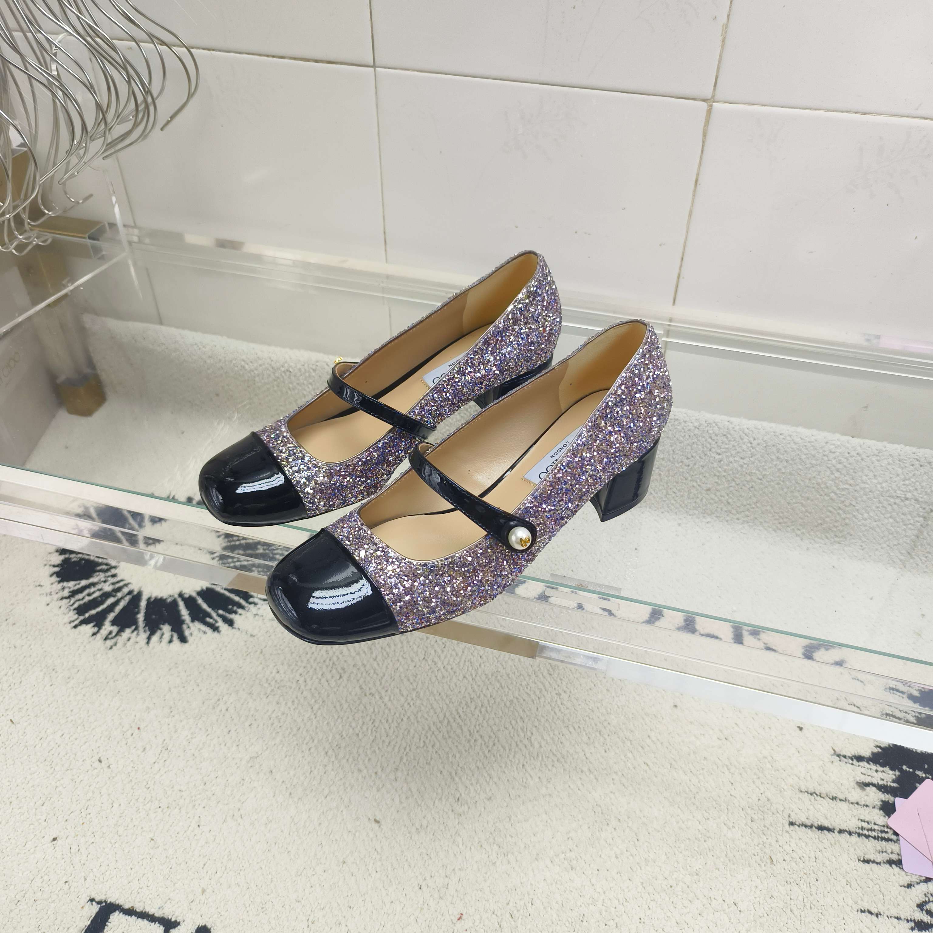 NO:409103,JIMMY CHOO Retro New Mary Jane Heel Single Shoes Classic Traditional High Heels Incorporated with a fashionable and personalized design, paired with pearl belts and 4.5 cm thick heels, which lifts the workplace and is capable in the workplace or weekend casual outfits for a fashionable temperament!  Upper sheepskin/Grit Neli sheepskin Heel height 4.5cm Outsole Italian leather outsole Size 35~39 (34 40-42 Custom made without return or exchange), single shoes Mary Jane, jimmy choo, mary jane, high heels, sheepskin, Leather soles19860909JIMMY CHOO 复古新款玛丽珍粗跟单鞋经典传统高跟鞋型融入时髦个性亮眼设计,配以珍珠带和4.5厘米粗跟,抬衬职场干练造型或周末休闲穿搭时尚气质！ 鞋面羊皮/格利特 内里羊皮 跟高4.5cm 大底意大利真皮大底 码数35～39（34 40-42订做不退换）,单鞋玛丽珍,jimmy choo,mary jane,high heels,sheepskin,Leather soles,Women's Shoes