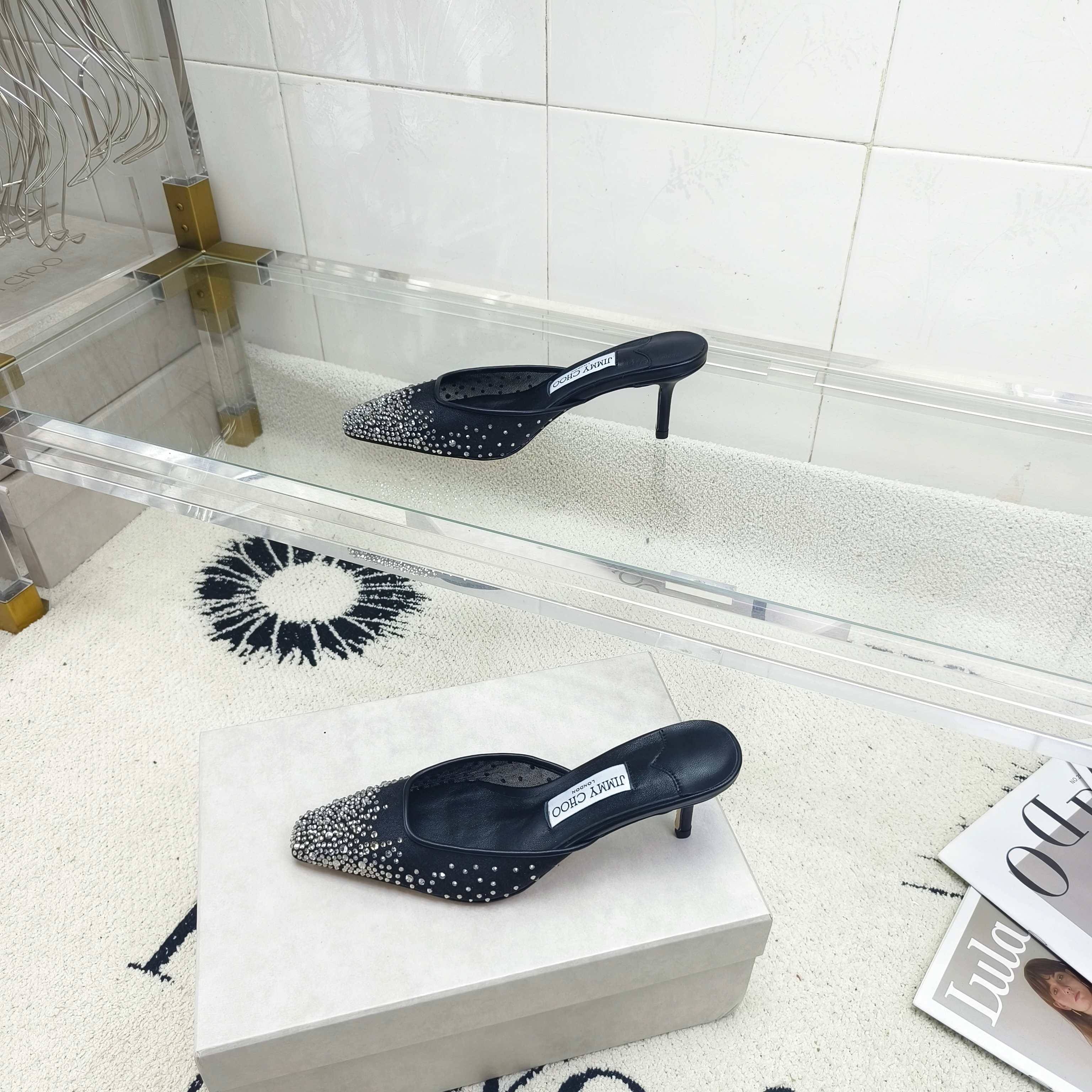 NO:409104,JIMMY CHOO Zhou Yangjie's fairy little square head mesh high heel slippers half-wheeled classic crystal mesh fairy little square head high heel slippers half-wheeled super fairy!  Swarovski crystal diamond bling drip fabric black/white/apricot crystal mesh imported inside is super soft and delicate. The sole imported from the Italian original cowhide sole size 35～39 (33 34 40 41 42 custom-made without return) Heel height 6.5cm, semi-torque high heels, jimmy choo, swarovski, high heels, slippers, cowhide, sheepskin19860909JIMMY CHOO 周仰杰仙女小方头网纱高跟拖鞋半拖经典水晶网纱小仙女小方头高跟拖鞋半拖超级仙的一款啊！美得让人窒息施华洛世奇水晶钻 bling bling滴 面料黑色/白色/杏色水晶网纱 内里进口意制小羊皮超级柔软细腻  大底进口意大利原色牛皮底码数35～39(33 34 40 41 42定制不退换)  跟高6.5cm,半拖高跟鞋,jimmy choo,swarovski,high heels,slippers,cowhide,sheepskin,Women's Shoes