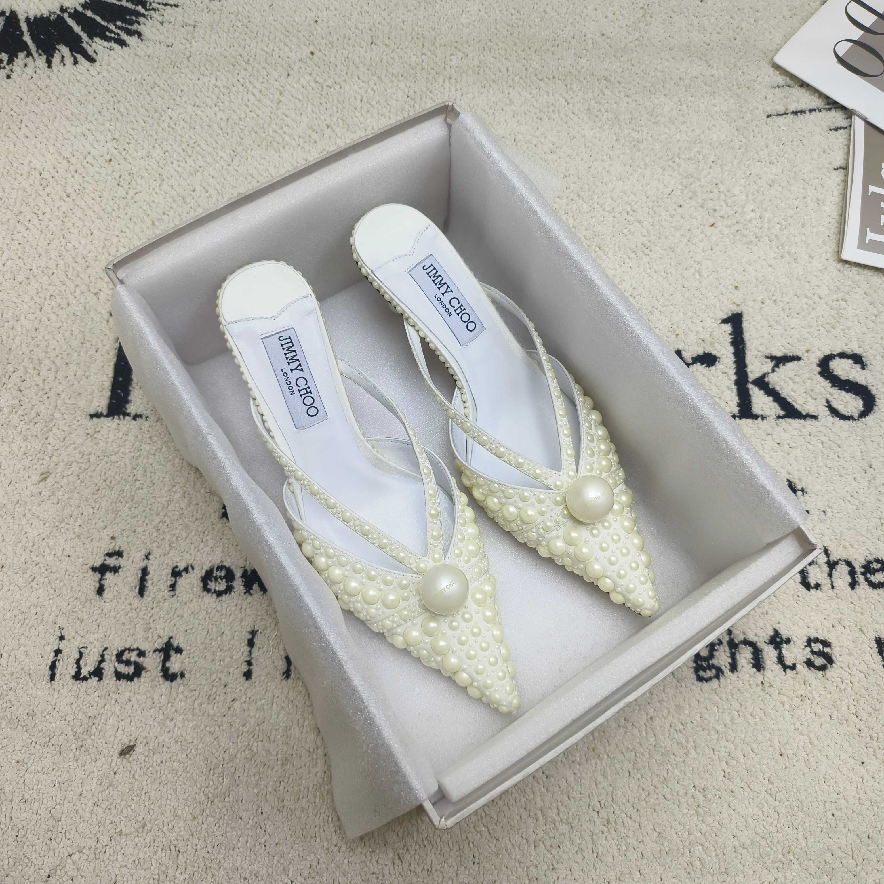 NO:415636,JIMMY CHOO pointed toe satin large pearl women's shoes pearl new style elegant strap sandals bag-toe sandals fashionable and unique, which makes people fall in love with it at first sight. Imported silk on the upper + high temperature hot pearls imported from the inner lambskin outsole imported from Italy leather outsole size 35～39 (34 40-42 custom made without return) Heel height 5.5cm, semi-tork high heels, jimmy choo, sandals, high heels, sheepskin, real silk, Leather soles19860909JIMMY CHOO 尖头缎面大珍珠女鞋珍珠新款优雅细带凉拖包头凉鞋时髦别致,令人一见倾心. 鞋面进口真丝＋高温烫珍珠 内里进口小羊皮 大底意大利进口真皮大底 码数35～39(34 40-42定做不退换) 跟高5.5cm,半拖高跟鞋,jimmy choo,sandals,high heels,sheepskin,real silk,Leather soles,Women's Shoes