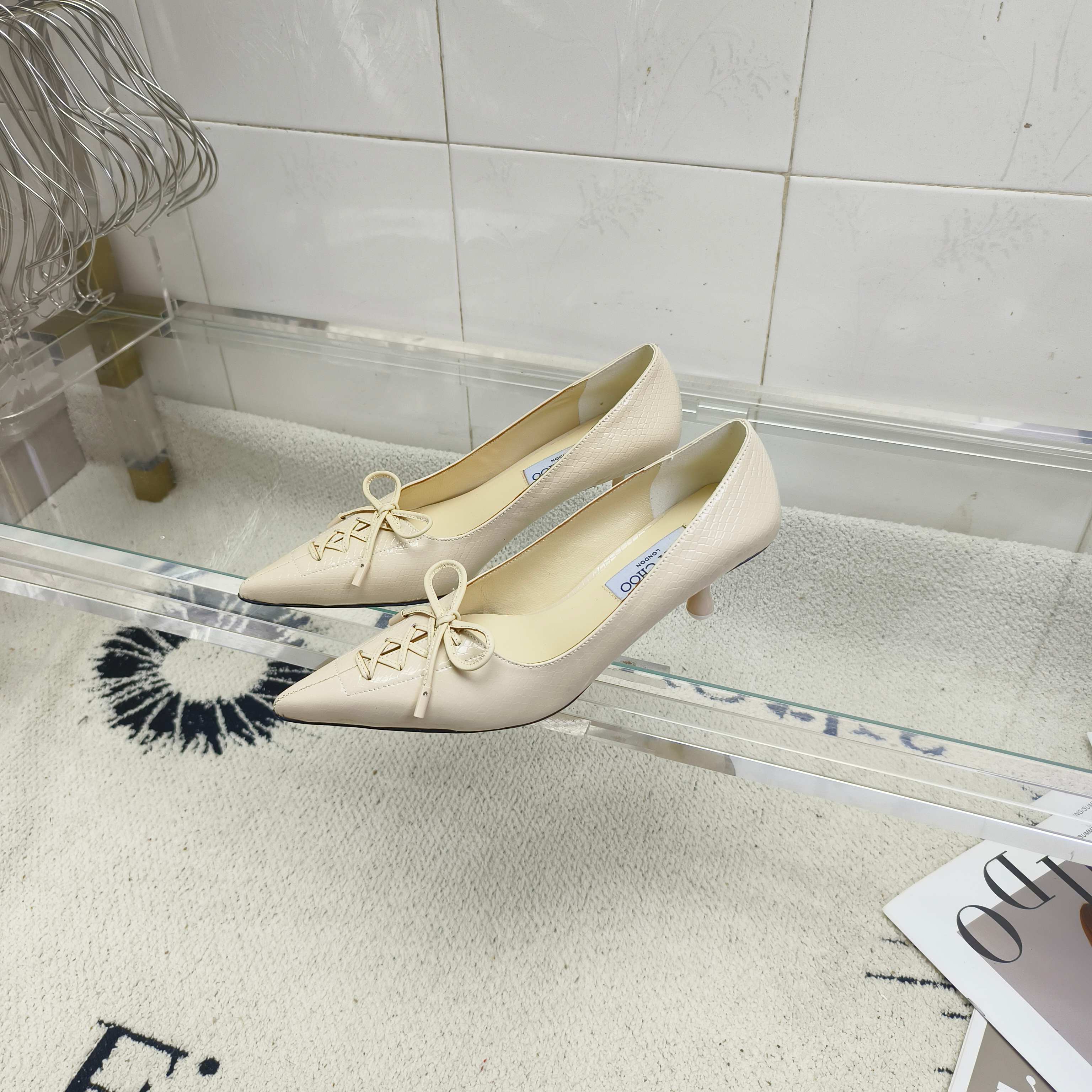 NO:415622,JIMMY CHOO Water Drop Heels Women's Shoes' iconic drip heel silhouette design, which upgrades the classic shoe shape. The details of the upper are carefully crafted by hand-woven leather straps. The leather straps are invisibly sewn on the shoe body, and the exquisite details show the luxurious temperament. The upper cut snake-print cowhide/embossed sheepskin inner sheepskin outsole Italian leather outsole heel height 5.5cm shoe size 35～39 (34 40 41 42 43 customized non-return and exchange), high heels single shoes, jimmy choo, high heels, cowhide, sheepskin, Leather soles19860909JIMMY CHOO 水滴跟女鞋标志性滴跟廓形设计,将经典鞋型时尚升级.鞋面的束脚细节,由手工穿制的皮革绑带精心打造,皮革绑带隐形缝合于鞋身上,精妙细节尽显奢雅气质. 鞋面刀割蛇纹牛皮/压纹羊漆皮 内里羊皮 大底意大利真皮大底 跟高5.5cm 鞋码35～39(34 40 41 42 43定做不退换),高跟鞋单鞋,jimmy choo,high heels,cowhide,sheepskin,Leather soles,Women's Shoes