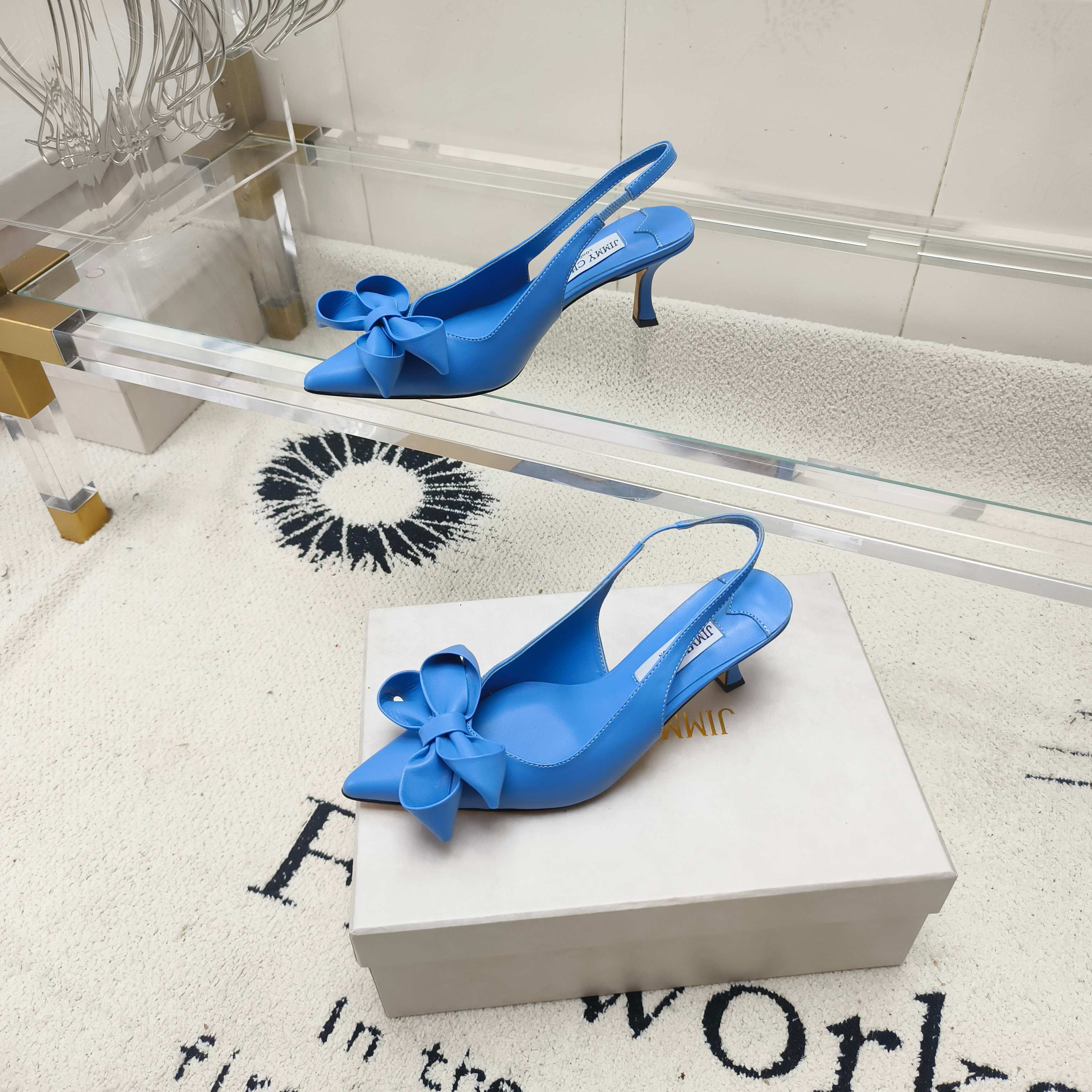 NO:817188,JIMMY CHOO sandals, flower hollow back sandals, fashionable and versatile nice items, are made of leather to create a chic and elegant shoe shape. The pointed toe is matched with a delicate bow and a three-dimensional heel design, showing a fashionable personality. The fabric is imported sheepskin/the flowers are also all sheepskin. The lining is imported sheepskin. The heel height is 6.5cm. The outsole is made of Italian genuine leather. Size: 35～39 (34, 40～42 are customized and non-refundable), high heels, jimmy choo, sandals, high  heels,sheepskin,leather soles19860909JIMMY CHOO 凉鞋花朵后空凉鞋时髦百搭nice单品采用皮革材质打造别致优雅鞋型,尖头搭配精美蝴蝶结和立体鞋跟设计,尽显时尚个性气质 面料进口羊皮/花朵也是全羊皮 内里进口羊皮 跟高6.5cm 大底意大利真皮大底 码数:35～39 (34 40～42定做不退换),高跟鞋,jimmy choo,sandals,high heels,sheepskin,Leather soles,Women's Shoes