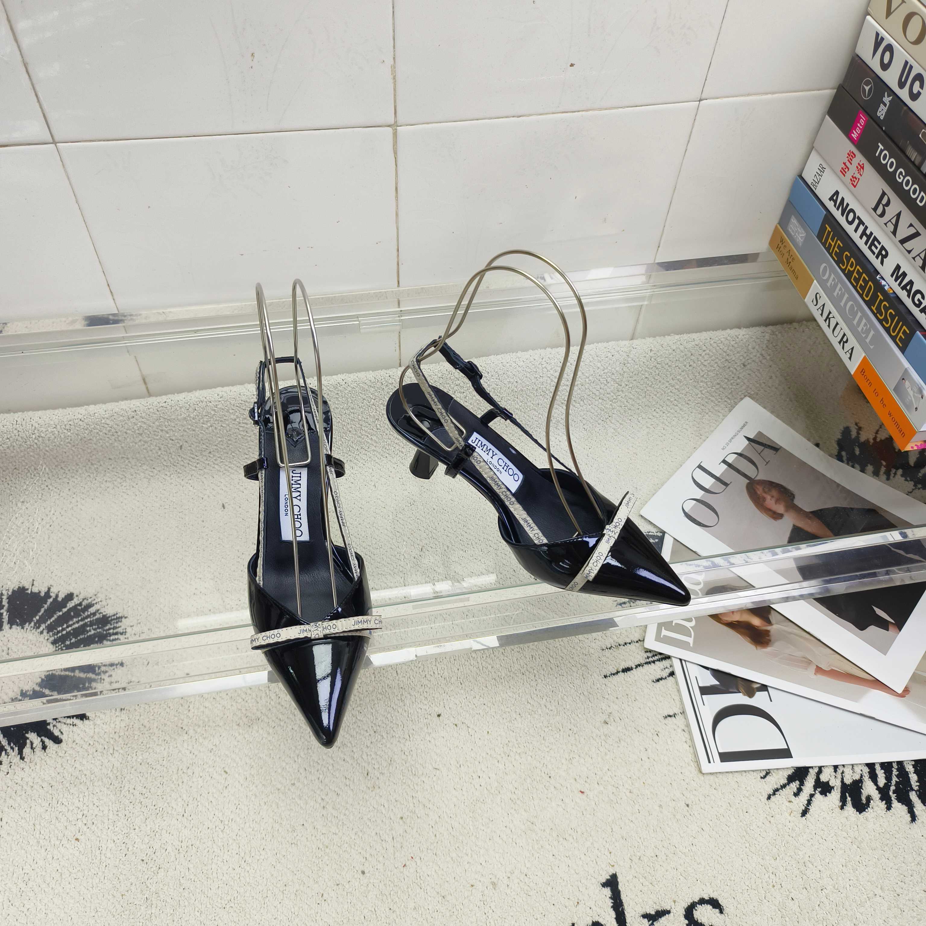 NO:446092,JIMMY CHOO Creamy webbing cat heels are here, paired with a logo bow, which is gentle and elegant, and has the freshness of summer!  The 6.5 cm horse hooves and steady temperament are here. You are not tired from your feet all day. It is the best workplace catwalk style!  Color cream yellow/ice cream blue/confused black Size 35-39 (34 40-43 Custom made without return or exchange) Inner imported lambskin Outsole Imported Italian original color outsole Heel height 6.5cm, high heels sandals, jimmy choo, sandals, high heels, sheepskin19860909JIMMY CHOO 奶黄织带猫跟鞋来啦,搭配logo蝴蝶结,既温柔大气,又有夏天的清新！6.5厘米的马蹄跟稳稳的气质来啦,全天上脚不累,是职场走秀款的极品！ 颜色奶黄/冰淇淋蓝/迷惑黑 码数35-39（34 40-43定做不退不换） 内里进口小羊皮 大底进口意大利原色大底 跟高6.5cm,高跟鞋凉鞋,jimmy choo,sandals,high heels,sheepskin,Women's Shoes