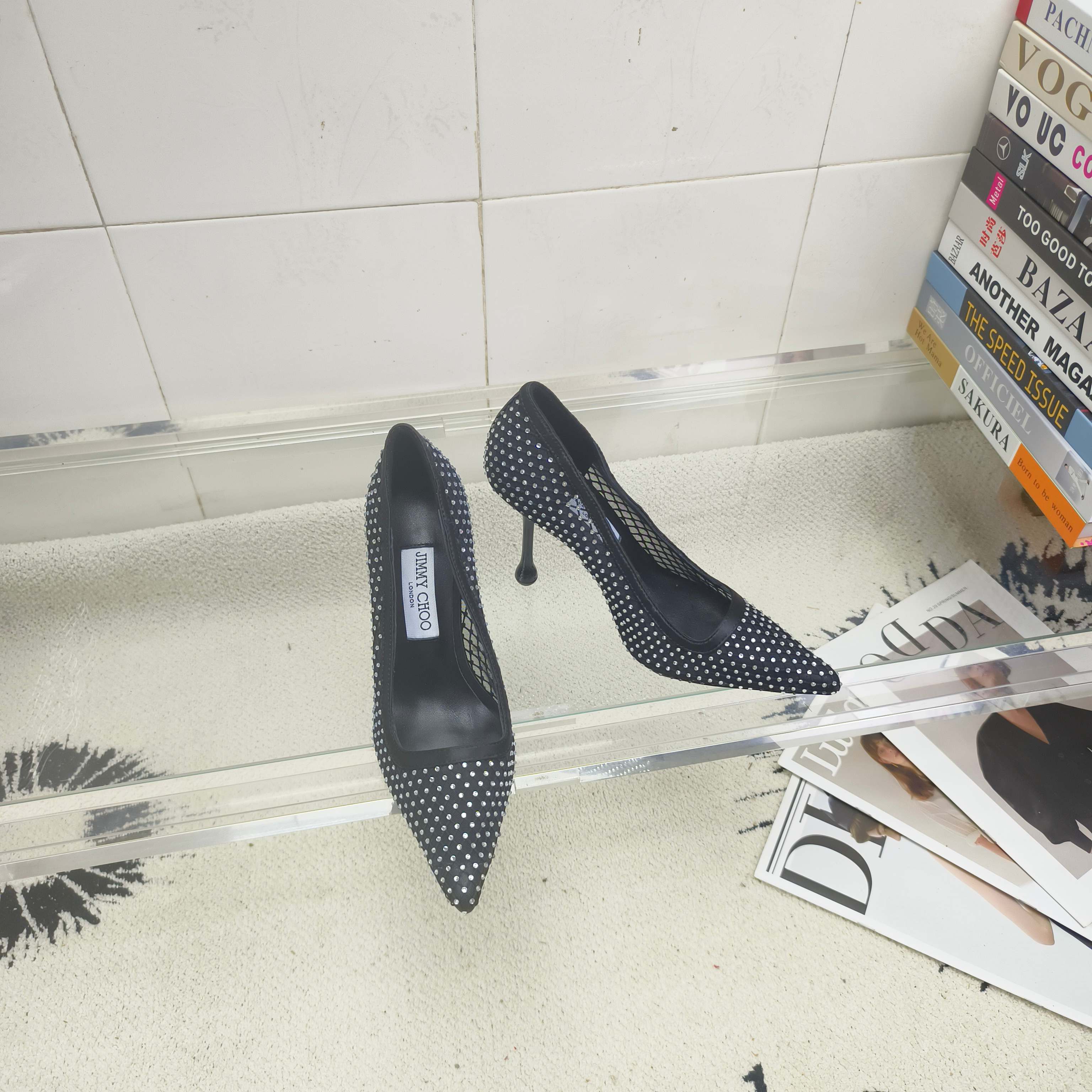 NO:446141,JIMMY CHOO Crystal-decorated mesh satin high heels are here!  The classic high heeled shoe silhouette, with this year's hot water drop heel and square satin shoe silhouette, bingbing Swarlow rhinestones exudes charming everywhere, noble, sexy and iconic painted water drop heels are the main choice for major bloggers to wear on their daily catwalks!  Upper Swarovski mesh satin imported lambskin imported outsole imported Italian leather sole size 35~39 (34 40~42 custom made without return) Heel height 9cm Color black/white/champagne color, high heels, sheepskin19860909JIMMY CHOO 水晶饰网布缎面高跟鞋来啦！经典高跟鞋廓形,配今年火爆水滴跟和方形缎面鞋口,bingbing施华洛水钻处处散发迷人魅力,高贵性感标志性烤漆水滴跟,是各大博主们日常走秀的主要穿搭首选！ 鞋面施华洛网钻缎面 内里进口小羊皮 大底进口意大利真皮底码数35～39(34 40～42定制不退换) 跟高9cm 颜色黑色/白色/香槟色,高跟鞋单鞋,jimmy choo,high heels,sheepskin,Women's Shoes