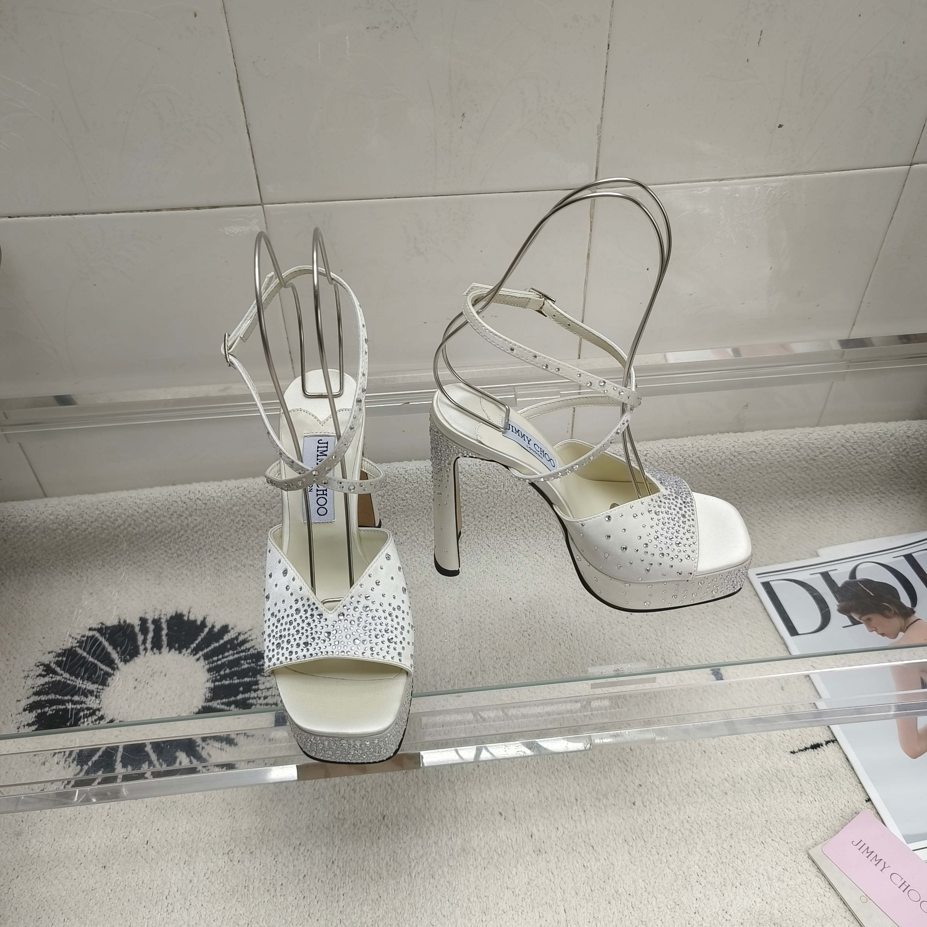 NO:463314,JIMMY CHOO Rhinestones with sandals embellished with rhinestones can be blinding when walking in the sun!  The thick and smooth design walks steadily, so you don’t have to worry about spraining your ankle!  The square head design is retro and fashionable, and it looks super good with a small skirt or jeans!  Whether it’s attending a banquet or going out on the street every day, these pair of sandals can make you the focus!  Imported silk + imported rhinestones inner sheepskin heel height 12.5cm/water table 3cm outsole Italian leather outsole size 35-39 (34 40-42 custom made without return or exchange), high heels sandals, jimmy choo, sandals, high heels, skirts, jeans, sheepskin, real silk, Leather soles19860909JIMMY CHOO 一字交叉带凉鞋点缀的水钻blingbling的,走在阳光下简直能闪瞎眼！粗跟设计走路稳稳当当,完全不用担心会崴脚哦！方头的设计复古又时尚,搭配小裙子或者牛仔裤都超好看！无论是参加宴会还是日常出街,这双凉鞋都能让你成为焦点！ 鞋面进口真丝＋进口水钻 内里羊皮 跟高12.5cm/水台3cm 大底意大利真皮大底 码数35-39（34 40-42定做不退换）,高跟鞋凉鞋,jimmy choo,sandals,high heels,skirts,jeans,sheepskin,real silk,Leather soles,Women's Shoes