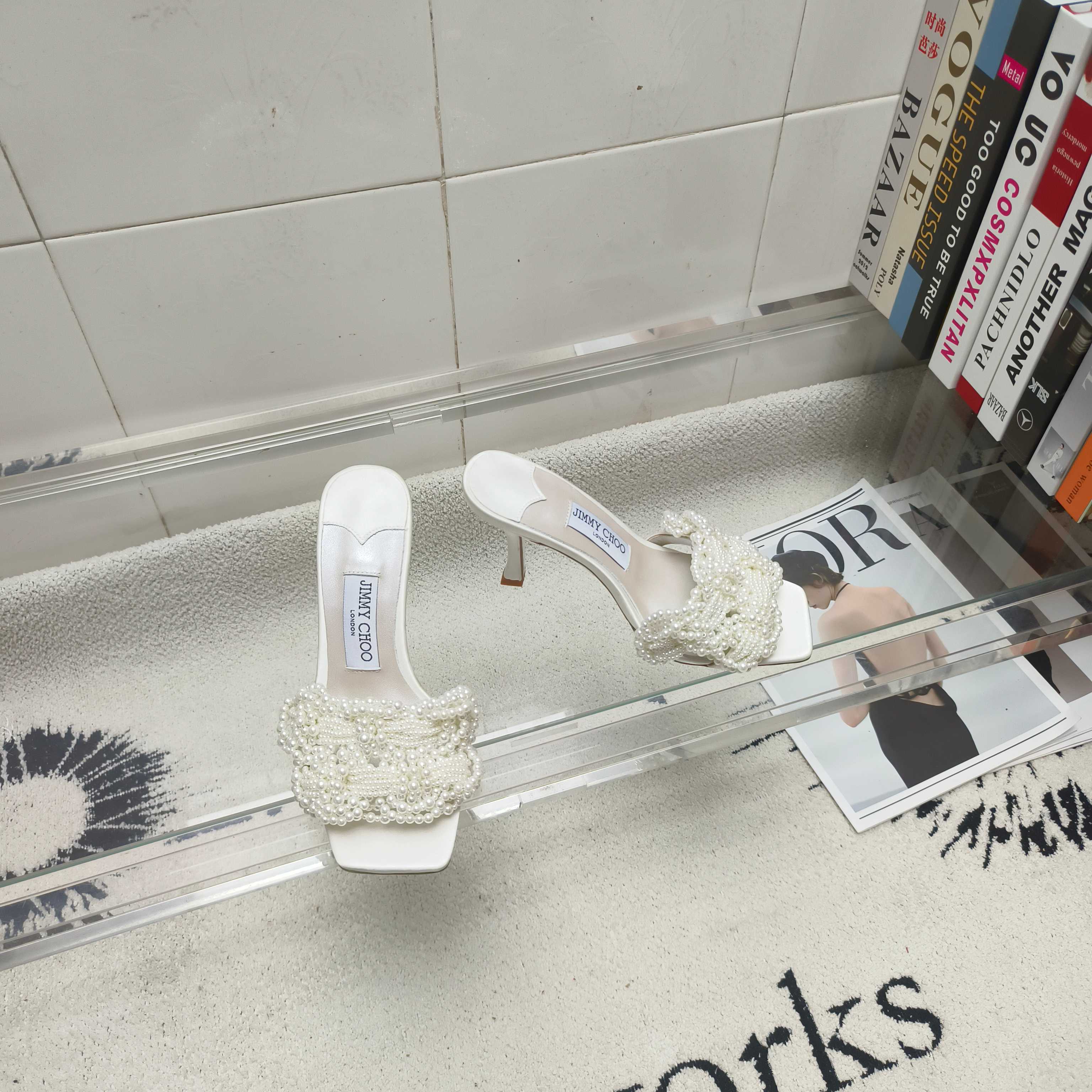 NO:470307,JIMMY CHOO Zhou Yangjie satin pearl muller trails, elegant and noble pearl weaving with satin, showing warmth and elegance. Hand-made beaded knitting does not grind the feet, and you won’t be tired when commuting and walking for a day. The square-toed pearl weaving does not top the feet, and the black and white colors are versatile and practical. The inner inside is soft and breathable, and it is also very comfortable to stand for a long time. CARY MULE sandals are round pearl weaving uppers, and the sense of luxury is directly full!   Color black satin pearl/white satin pearl upper satin woven pearl inner sheepskin heel height 8.5cm outsole Italian original leather outsole size 35～39 (34 40～43 custom made no return or replacement), high heels, jimmy choo, sandals, high heels, sheepskin, Leather soles19860909JIMMY CHOO 周仰杰缎面珍珠穆勒拖,优雅贵气珍珠编织配缎面,尽显温润优雅.手工串珠编织不磨脚,通勤逛街走一天不累.鞋面方头珍珠编织不顶脚,黑白两色百搭实穿.内里柔软透气,久站也很舒服.CARY MULE凉鞋颗颗圆润珍珠编织鞋面,高级感直接拉满！  颜色黑色缎面珍珠/白色缎面珍珠 鞋面缎面编织珍珠 内里羊皮 跟高8.5cm 大底意大利原版真皮大底 码数35～39(34 40～43定做不退不换),高跟鞋,jimmy choo,sandals,high heels,sheepskin,Leather soles,Women's Shoes