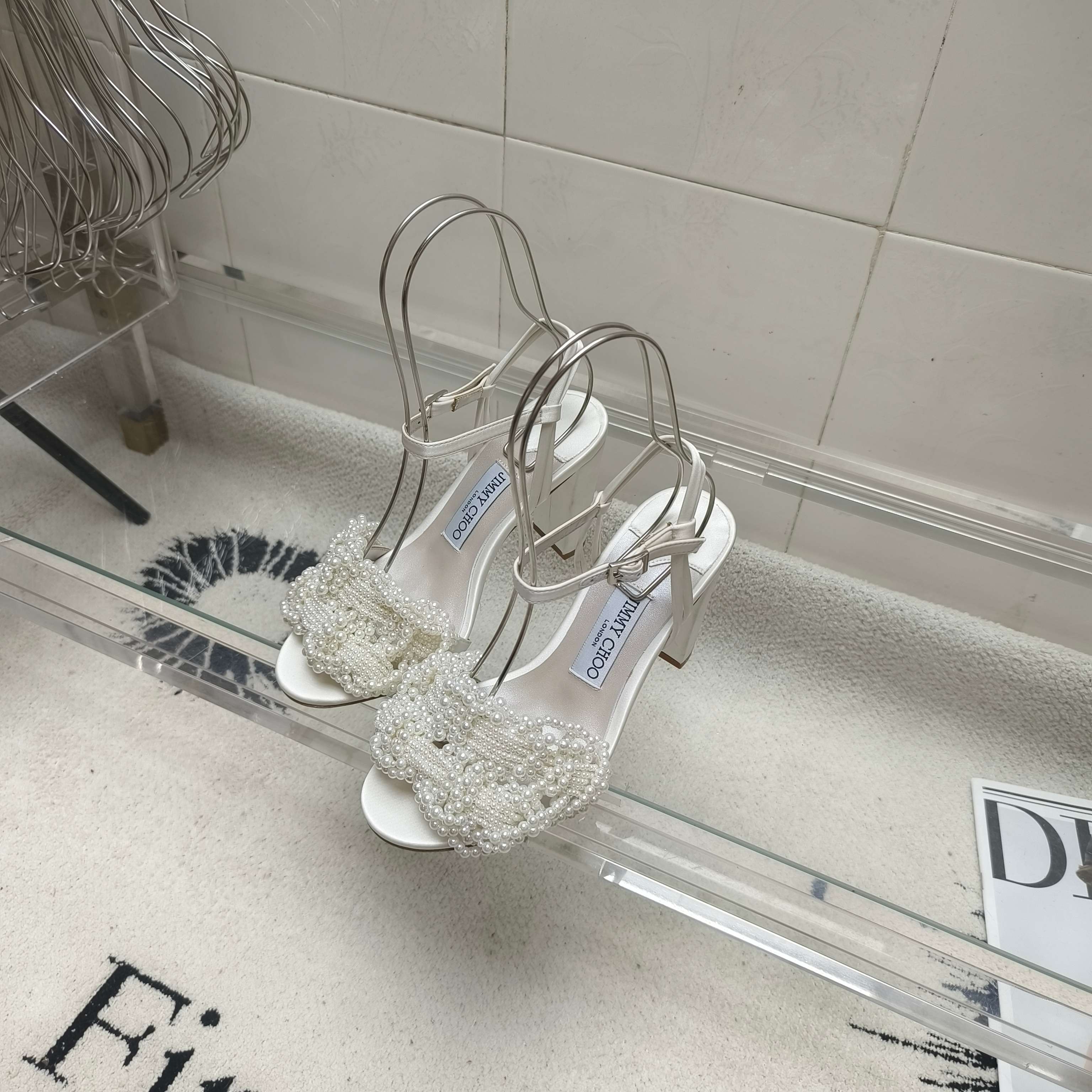 NO:470314,JIMMY CHOO Zhou Yangjie satin pearl thick heel sandals, elegant and noble pearl woven with satin, showing warmth and elegance. Hand-made beaded knitting does not grind the feet, and you won’t be tired when commuting and walking for a day. The square-toed pearl woven on the upper is not up to the feet, and the black and white colors are versatile and practical. The inner inside is soft and breathable, and it is also very comfortable to stand for a long time. CARY MULE sandals are round pearl woven uppers, and the sense of luxury is directly full!   Color black satin pearl/white satin pearls Satin woven pearls Inner sheepskin Heel height 9cm Outsole Italian original leather outsole Size 35～39 (34 40～43 Custom made without return or replacement), High heels, Jimmy choo, sandals, high heels, sheepskin, Leather soles19860909JIMMY CHOO 周仰杰缎面珍珠粗跟凉鞋,优雅贵气珍珠编织配缎面,尽显温润优雅.手工串珠编织不磨脚,通勤逛街走一天不累.鞋面方头珍珠编织不顶脚,黑白两色百搭实穿.内里柔软透气,久站也很舒服.CARY MULE凉鞋颗颗圆润珍珠编织鞋面,高级感直接拉满！  颜色黑色缎面珍珠/白色缎面珍珠 鞋面缎面编织珍珠 内里羊皮 跟高9cm 大底意大利原版真皮大底 码数35～39(34 40～43定做不退不换),高跟鞋,jimmy choo,sandals,high heels,sheepskin,Leather soles,Women's Shoes