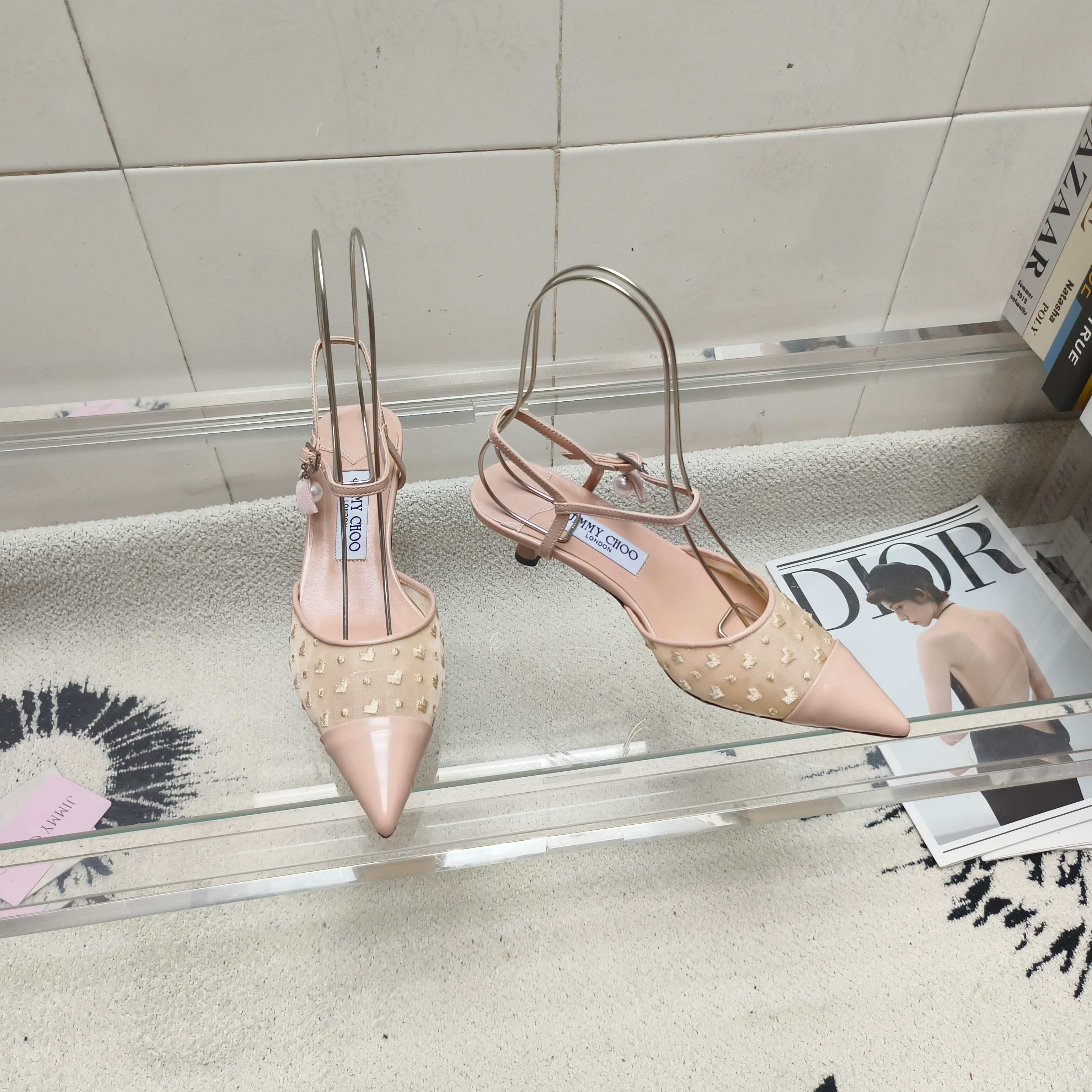 NO:470322,JIMMY CHOO Aren SLING BACK 45 series heels are made of shiny patent leather and light mesh with heart-shaped details, bringing a light, soft and exquisite feeling. The exquisite pearl trim hanging from the ankle straps adds a soft and playful fashion fun, which not only enhances luxury and style for daily wear, but also adds charming charm to attend special occasions. Upper patent leather/heart-shaped printed mesh inner sheepskin heel height 4.5cm outsole Italian leather outsole size 35-39 (40 custom made without return), high heels, jimmy choo, high heels, sheepskin, Leather soles19860909JIMMY CHOO Aren SLING BACK 45系列露跟鞋,采用富有光泽感的漆皮和饰有心形细节的轻薄网布材质制成,带来轻盈、柔美且精致的感觉.从足踝绑带处垂下的精致珍珠饰件增添柔和又俏皮的时尚趣味,既可为日常穿搭提升奢雅格调,亦可为出席特别场合增添迷人魅力. 鞋面漆皮/心形印花网布 内里羊皮 跟高4.5cm 大底意大利真皮大底 码数35-39（40定做不退换）,高跟鞋,jimmy choo,high heels,sheepskin,Leather soles,Women's Shoes