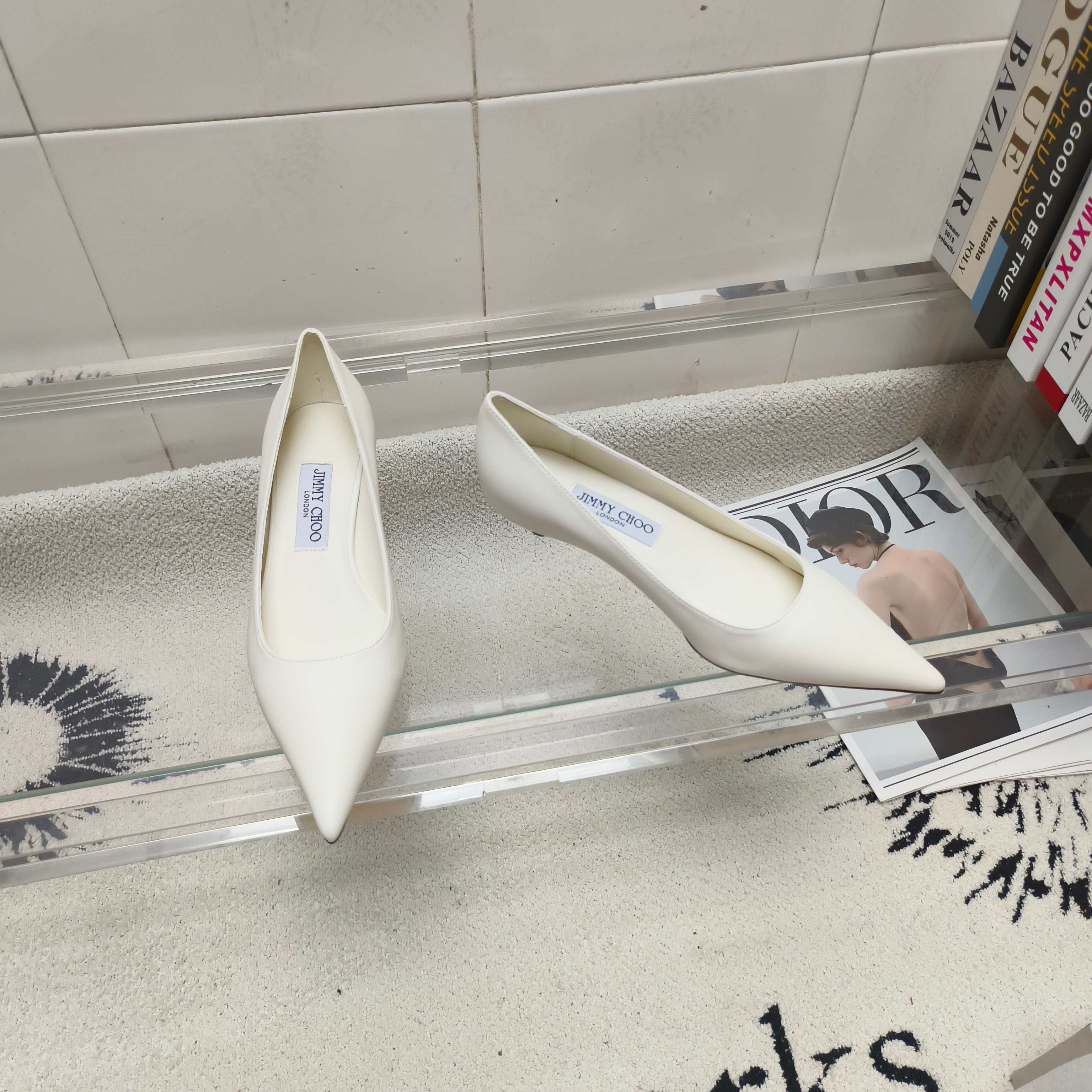 NO:470330,JIMMY CHOO Amelia series high heels are made of sheepskin leather, which combines timeless elegance with modern fashion and exquisiteness. This high heels are designed for wearing multiple scenes. The smooth silhouette is paired with an inner pad with cushioning function. No matter what occasion you attend, you can easily show your fashion style and enjoy a comfortable wearing experience. Upper sheepskin inner sheepskin heel height 3.5cm outsole Italian leather outsole size 35-39 (40 custom made without return or exchange), high heels, jimmy choo, high heels, sheepskin, Leather soles19860909JIMMY CHOO Amelia 系列高跟鞋,采用羊皮革材质制成,将永恒的优雅格调与现代的时尚精致巧妙融合.这款高跟鞋专为多场景穿着而设计,流畅廓形配以具有缓冲功能的内垫,无论出席何种场合,都能让您轻松展现时尚风格,同时带来尽享舒适的穿着体验. 鞋面羊皮 内里羊皮 跟高3.5cm 大底意大利真皮大底 码数35-39（40定做不退换）,高跟鞋,jimmy choo,high heels,sheepskin,Leather soles,Women's Shoes