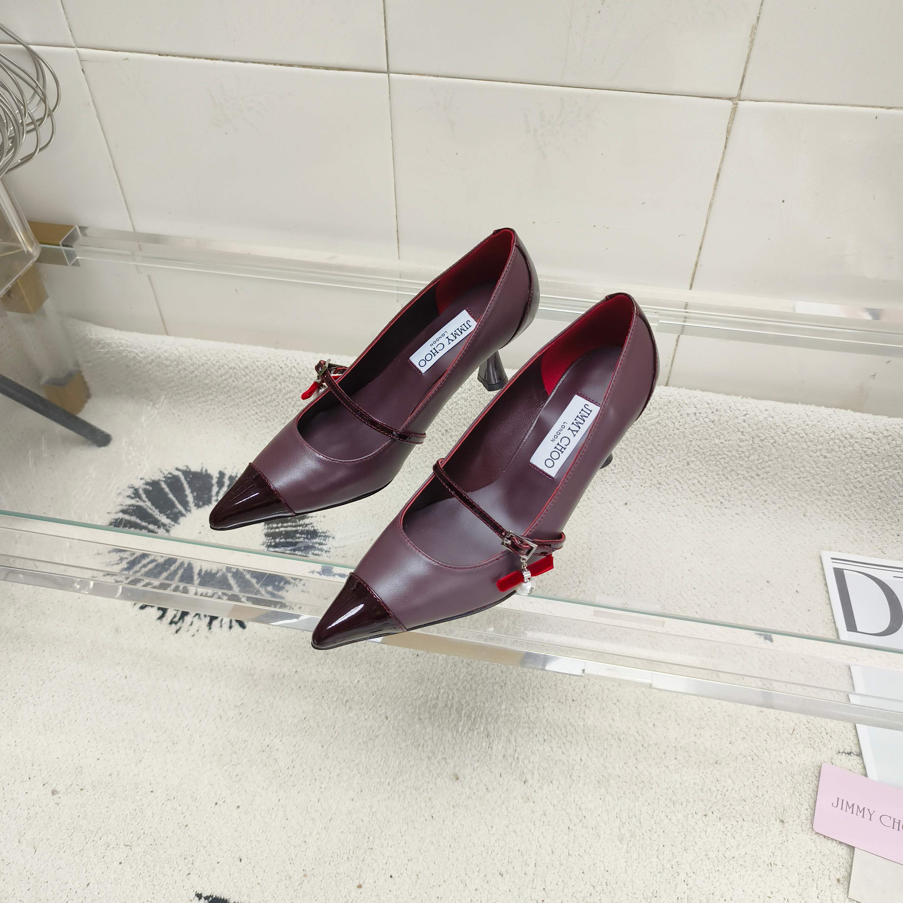 NO:614890,JIMMY CHOO Aren Pump 95 series of high heels show modern and fashionable taste. The pointed toe shape, sculptural heel, and exquisite pearl pendant are eye-catching embellishments, adding a sense of fashion and sophistication to the overall look. Upper sheepskin/imported patent leather, lining sheepskin, heel height 6.5cm, outsole Italian leather outsole, size 35~39 (34, 40~43, custom-made, non-returnable), high-heeled shoes, jimmy choo, high  heels,sheepskin,leather soles19860909JIMMY CHOO Aren Pump 95 系列高跟鞋,尽显现代时髦品味.尖头造型,雕塑感鞋跟,再配以精美珍珠吊饰吸睛点缀,为整体造型增添时尚精致感. 鞋面羊皮/进口漆皮 内里羊皮 跟高6.5cm 大底意大利真皮大底 码数35～39（34 40～43定做不退换）,高跟鞋单鞋,jimmy choo,high heels,sheepskin,Leather soles,Women's Shoes