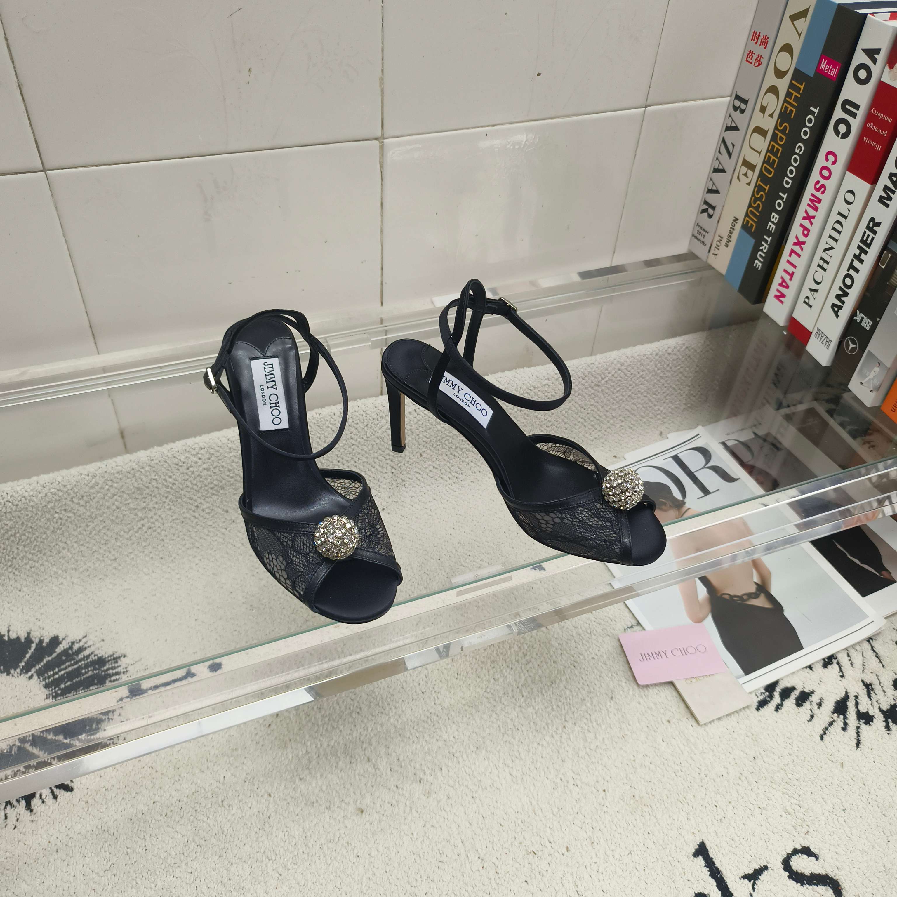 NO:614885,JIMMY CHOO's simple, elegant and fashionable fashion sandals, one-button high-heeled sandals, simply and generously highlight the beauty of the feet, whether you are walking on the way to work or at an event; you can show your charm anywhere; the classic diamond buckle allows you to be an exquisite woman. Silk/lace/imported sequins upper, sheepskin lining, heel height 8.5/10cm, outsole Italian leather outsole, size 35~39 (34  40～42 (customized, non-refundable), high heels and sandals, jimmy choo, sandals, high heels, sheepskin, real silk, Leather soles19860909JIMMY CHOO简单优雅又不失时尚的时尚款凉鞋一字扣高跟凉鞋简单大方的突出了脚的美感不管是行走在上班的路上活动的晚会上；anywhere都能展现你的魅力；经典钻扣让你做精致的女人 鞋面真丝/蕾丝/进口亮片 内里羊皮 跟高8.5/10cm 大底意大利真皮大底 码数35～39(34 40～42定做不退换),高跟鞋凉鞋,jimmy choo,sandals,high heels,sheepskin,real silk,Leather soles,Women's Shoes