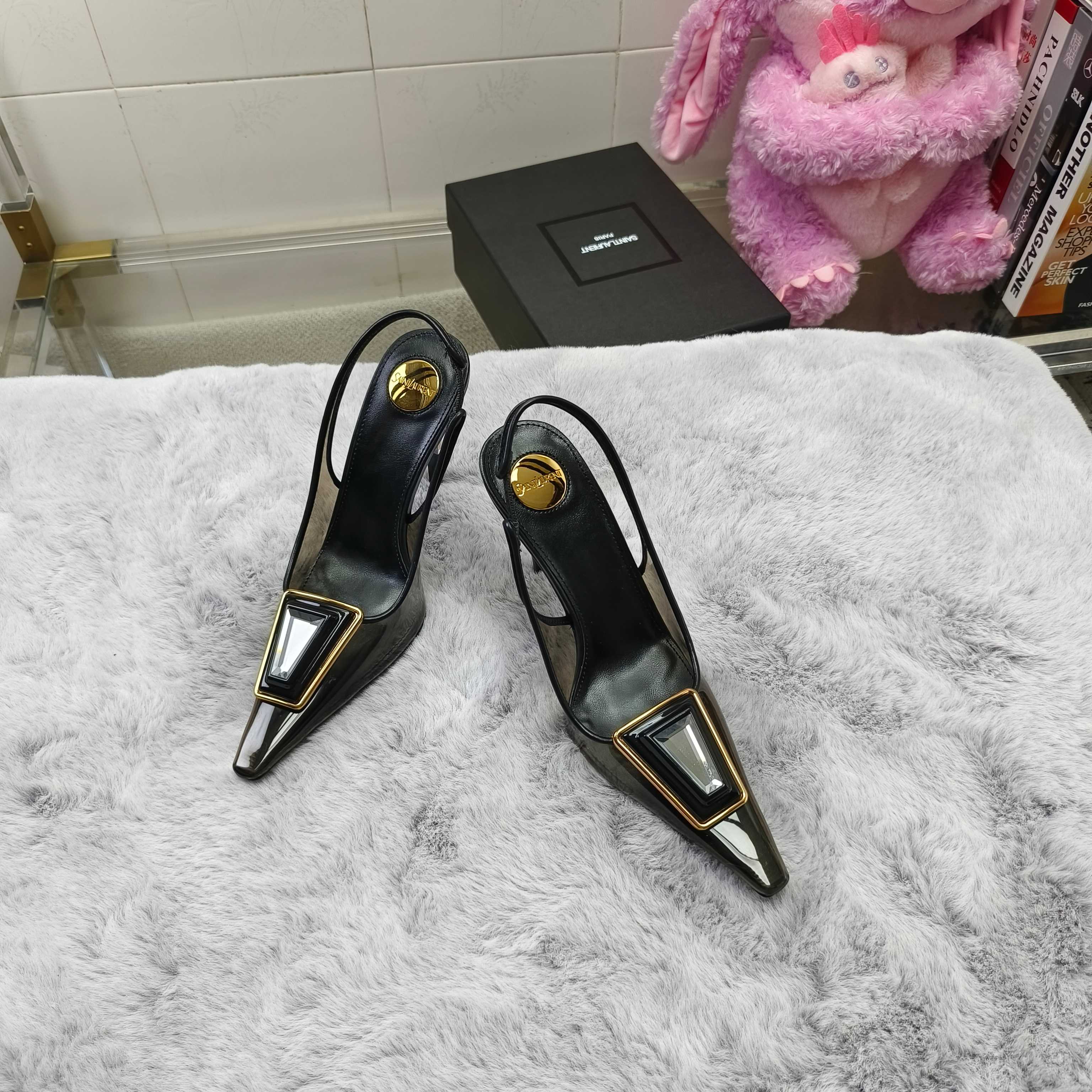 NO:817201,Saint Laurent YSL's new spring and summer style, super super invincible and popular high-heeled gemstone PVC film sandals, the hardware buckles of each layout in our house need to be customized at a 1:1 mold!  The effect is very comfortable, the foot feels great, and whether you pair it with jeans, a small suit, or a skirt, it can be matched naturally. PVC film upper, sheepskin lining, outsole, genuine leather outsole, heel height 10.5cm, size 35-39 (40-42 custom-made, non-returnable and non-exchangeable), high heels, saint laurent, saint laurent, saint laurent, sandals, high heels, skirts, jeans, sheepskin, Leather soles19860909Saint Laurent 圣罗兰春夏新款 YSL超级超级无敌火爆的高跟宝石pvc胶片凉鞋 ,这款我们家每个版面的五金扣都要开模1:1定制！效果非常舒服,脚感很棒,而且无论你搭配牛仔裤,小西服,裙子,都能搭配自然 鞋面PVC胶片 内里绵羊皮 大底真皮大底 跟高10.5cm 码数35-39（40-42定做不退不换),高跟鞋,saint laurent,saint laurent,saint laurent,sandals,high heels,skirts,jeans,sheepskin,Leather soles,Women's Shoes