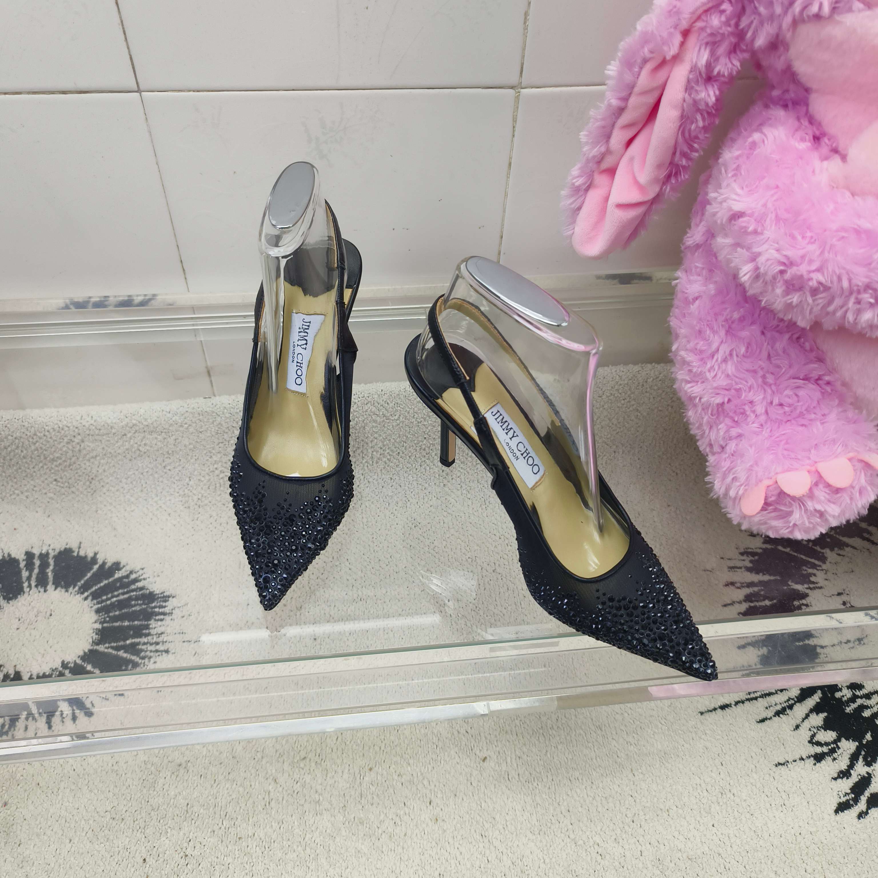 NO:817208,JIMMY CHOO has another mesh stiletto with fine diamond pointed toe and hollow back stiletto heels. The sexy shoes with crystal temperament are now in great stock!  Recently, I have been attracted by this pair of pointed stiletto heels. The pointed toe design makes the feet smaller and makes them look very aura when walking. They are perfect for matching skirts or suits, and can be easily used for daily commuting or dating. The heel height is just right, and you won’t feel tired even if you stand for a long time. It really makes you feel like the sister next door. The visual effect is that the stiletto heels directly elongate the leg line, and the pointed lace design makes you sexy!  Upper imported mesh inlaid with diamonds, lining sheepskin, heel height 8.5cm (can be customized to 6.5cm, non-refundable), outsole, Italian leather outsole, size 35-39 (34, 40-42, customized, non-refundable), high heels, jimmy choo, high heels, skirts, business suit, sheepskin, Leather soles19860909JIMMY CHOO又一款网纱细钻尖头后空细高跟,水晶气质性感鞋又大货啦！最近被这双尖头细高跟种草,尖头设计显脚小,走起路来超有气场～搭配裙子或西装都超合适,日常通勤或约会都能轻松驾驭.鞋跟高度刚刚好,久站也不累,真的很有邻家姐姐的感觉～视觉效果,细高跟直接拉长腿部线条,尖头蕾丝设计把性感拿捏得死死的！ 鞋面进口网纱镶奥钻 内里羊皮 跟高8.5cm(可定做6.5cm不退换) 大底意大利真皮大底 码数35-39（34 40-42定做不退换）,高跟鞋,jimmy choo,high heels,skirts,business suit,sheepskin,Leather soles,Women's Shoes