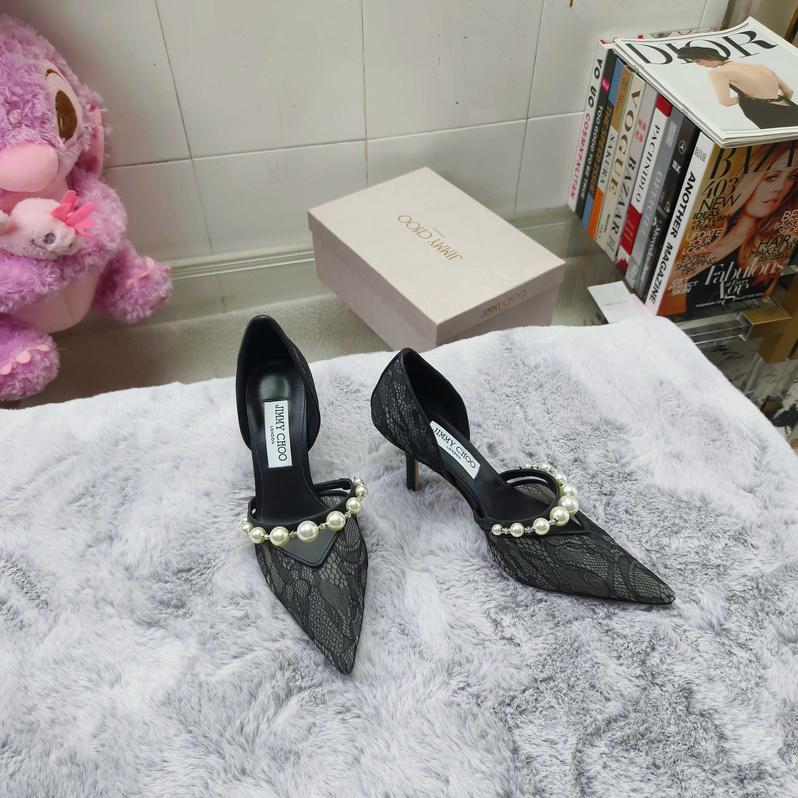 NO:819512,JIMMY CHOO Aurelie 85 series high heels are carefully made of exquisite ivory white Jimmy Choo lace, with trimmings of the same color, showing elegance and charm. The pointed toe design is matched with an 8.5cm stiletto heel, which cleverly outlines a feminine silhouette. The luster-gradient pearls and crystals are dazzlingly embellished with the iconic strap, which is like a delicate piece of jewelry, sparkling and charming. Lace upper, sheepskin lining, outsole, Italian leather outsole  Heel height 6.5/8.5cm, size 35-39 (34 40-42 customized, non-returnable and non-exchangeable), high heels, jimmy choo, high heels, sheepskin, Leather soles19860909JIMMY CHOO Aurelie 85 系列高跟鞋,采用精致象牙白色 Jimmy Choo 蕾丝精心制作,配以同色系饰边,尽显优雅迷人.尖头设计搭配8.5厘米细高跟,巧妙勾勒柔美廓形,光泽渐变的珍珠和水晶耀目点缀标志性绑带,宛如一件精致珠宝饰品,熠熠动人,令人钟爱. 鞋面蕾丝 内里羊皮 大底意大利真皮大底 跟高6.5/8.5cm 码数35-39（34 40-42定做不退不换),高跟鞋,jimmy choo,high heels,sheepskin,Leather soles,Women's Shoes