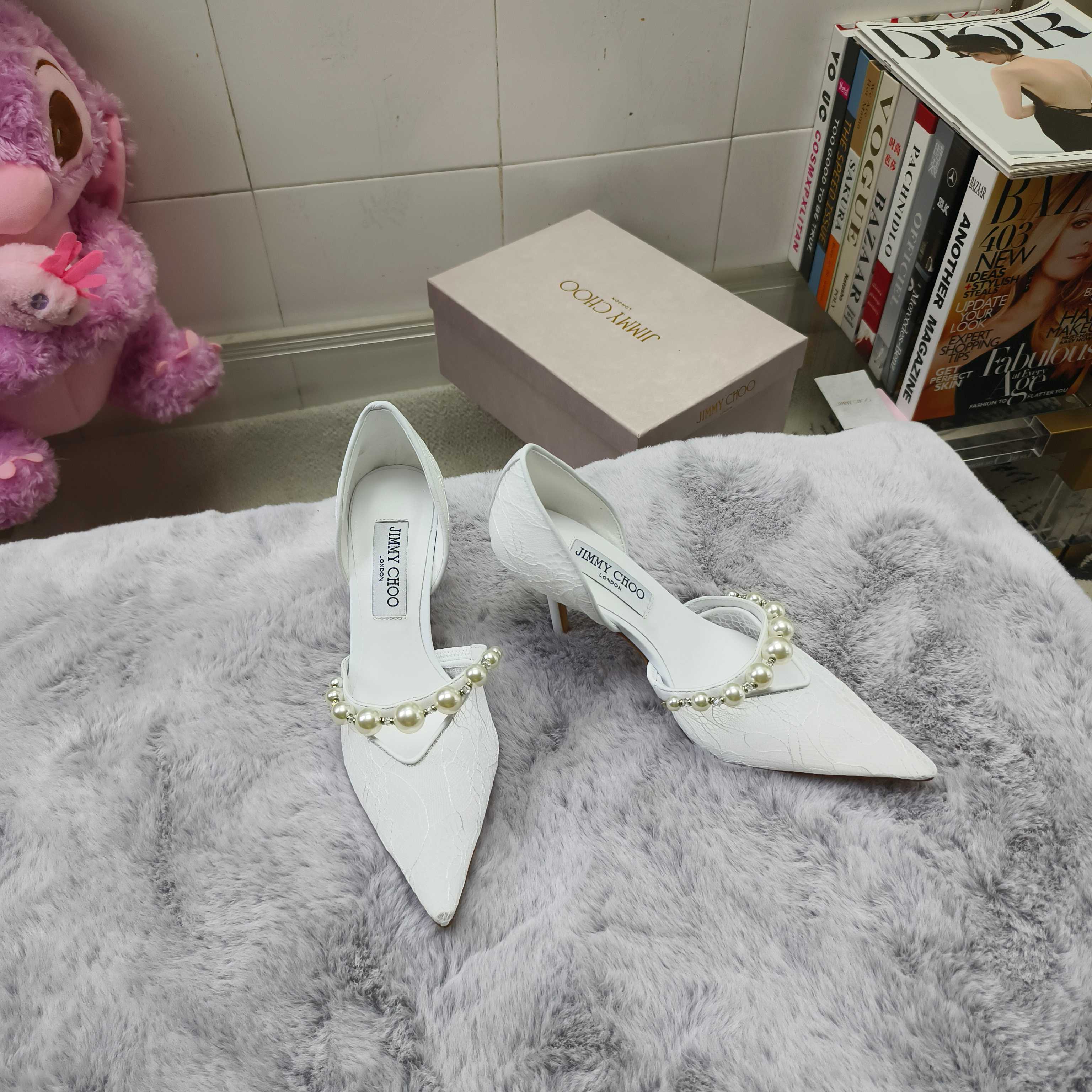 NO:819518,JIMMY CHOO Aurelie 85 series high heels are carefully made of exquisite ivory white Jimmy Choo lace, with trimmings of the same color, showing elegance and charm. The pointed toe design is matched with an 8.5cm stiletto heel, which cleverly outlines a feminine silhouette. The luster-gradient pearls and crystals are dazzlingly embellished with the iconic strap, which is like a delicate piece of jewelry, sparkling and charming. Lace upper, sheepskin lining, outsole, Italian leather outsole  Heel height 6.5/8.5cm, size 35-39 (34 40-42 customized, non-returnable and non-exchangeable), high heels, jimmy choo, high heels, sheepskin, Leather soles19860909JIMMY CHOO Aurelie 85 系列高跟鞋,采用精致象牙白色 Jimmy Choo 蕾丝精心制作,配以同色系饰边,尽显优雅迷人.尖头设计搭配8.5厘米细高跟,巧妙勾勒柔美廓形,光泽渐变的珍珠和水晶耀目点缀标志性绑带,宛如一件精致珠宝饰品,熠熠动人,令人钟爱. 鞋面蕾丝 内里羊皮 大底意大利真皮大底 跟高6.5/8.5cm 码数35-39（34 40-42定做不退不换),高跟鞋,jimmy choo,high heels,sheepskin,Leather soles,Women's Shoes