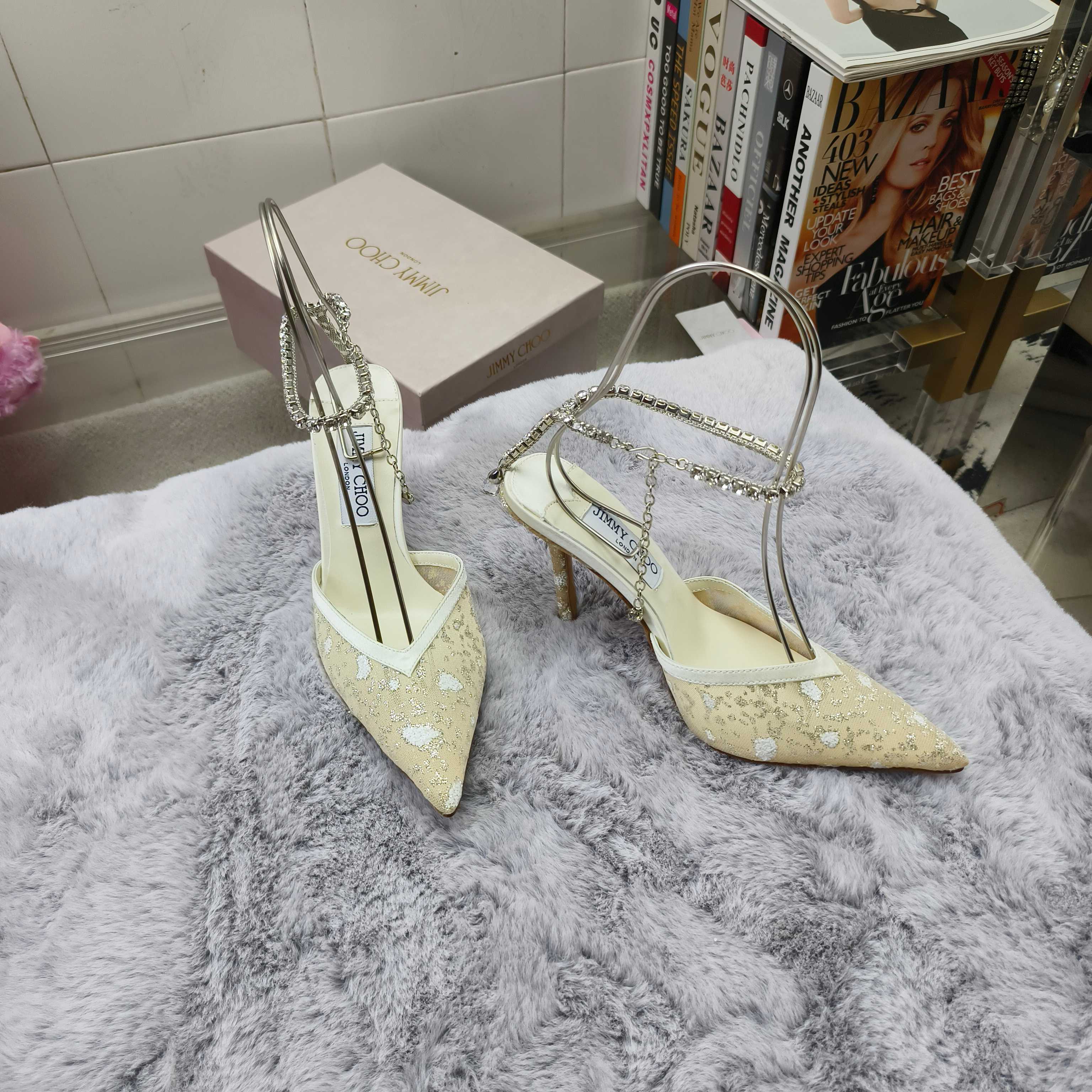 NO:819524,JIMMY CHOO Saeda 100 series high heels blur the line between shoes and jewelry accessories. This iconic shoe is made of soft light yellow mesh material. The shoe body is covered with delicate diamonds and three-dimensional flower crystal decoration, which reflects the dreamy and dazzling light between the light and shadow. Mesh upper, sheepskin lining, Italian leather outsole, heel height 8.5/10cm, size 35-39 (34  40-42 (customized, non-returnable, non-exchangeable), high heels, jimmy choo, high heels, sheepskin, Leather soles19860909JIMMY CHOO Saeda 100 系列高跟鞋模糊了鞋履与珠宝配饰之间的界线.这款极具标志性的鞋款采用柔美的浅黄色网纱材质打造,鞋身满铺细腻的碎钻与立体花朵水晶装饰,在光影流转间折射出梦幻耀目的光芒. 鞋面网纱 内里羊皮 大底意大利真皮大底 跟高8.5/10cm 码数35-39（34 40-42定做不退不换),高跟鞋,jimmy choo,high heels,sheepskin,Leather soles,Women's Shoes