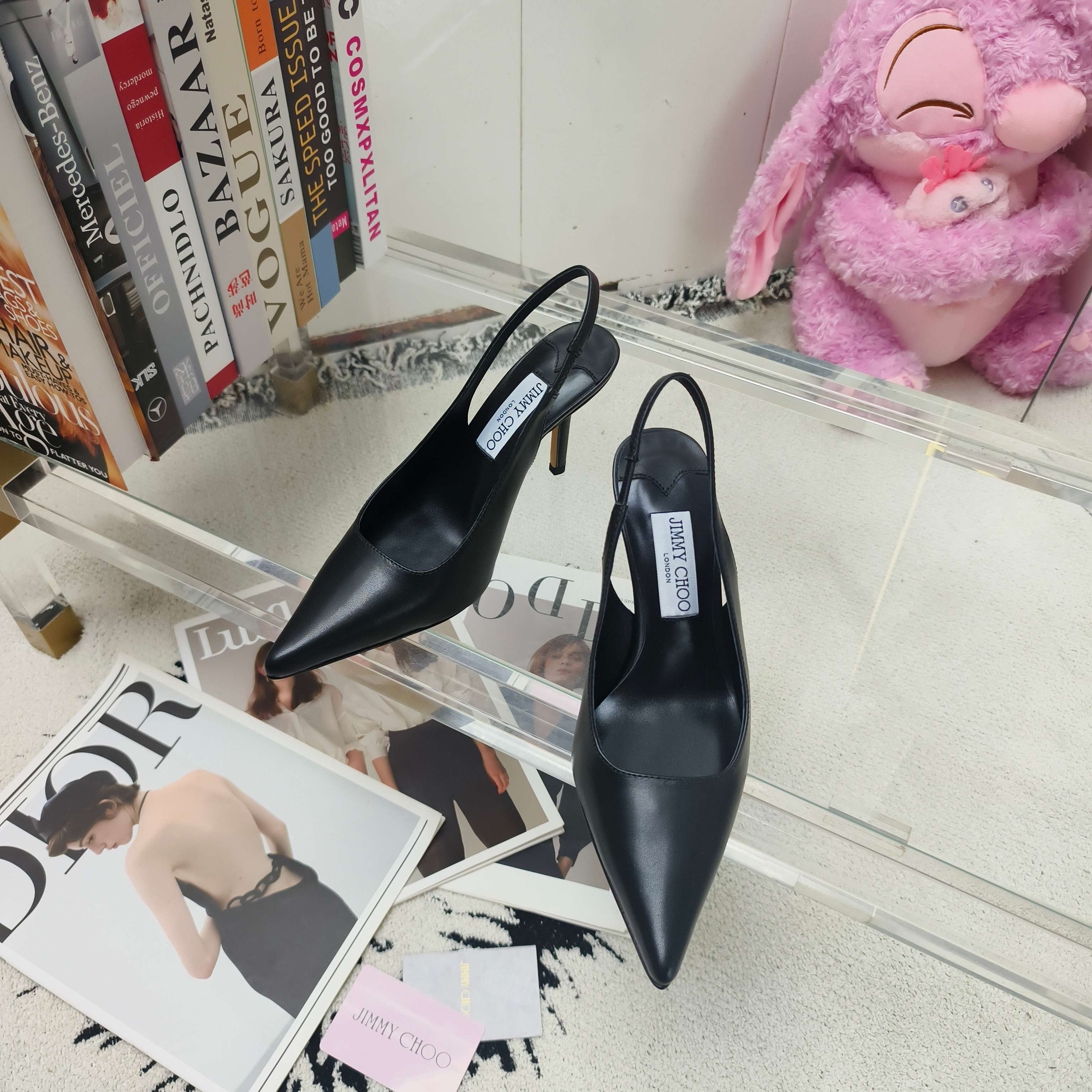 NO:928916,JIMMY CHOO pointed toe back hollow stiletto sandals, elegant and sexy shoes are back in stock!  I have recently been attracted by this pair of pointed stiletto heels. The pointed toe design makes the feet smaller and makes you look very aura when walking. They are perfect for matching with skirts or suits and can be easily used for daily commuting or dating. The heel height is just right and you won’t feel tired even if you stand for a long time. It really makes you feel like the sister next door. The visual effect is that the stiletto heels directly elongate the leg line, and the pointed toe design makes you sexy!  Upper imported silk/sheepskin lining sheepskin Heel height 8.5cm Outsole Italian genuine leather outsole Size 35-39 (34 40-42 customized, non-refundable), high heels, jimmy choo, sandals, high heels, skirts, business suit, sheepskin, real silk, Leather soles19860909JIMMY CHOO 尖头后空细高跟凉鞋气质性感鞋又来货啦！最近被这双尖头细高跟种草,尖头设计显脚小,走起路来超有气场～搭配裙子或西装都超合适,日常通勤或约会都能轻松驾驭.鞋跟高度刚刚好,久站也不累,真的很有邻家姐姐的感觉～视觉效果,细高跟直接拉长腿部线条,尖头设计把性感拿捏得死死的！ 鞋面进口真丝/羊皮 内里羊皮 跟高8.5cm 大底意大利真皮大底 码数35-39（34 40-42定做不退换）,高跟鞋,jimmy choo,sandals,high heels,skirts,business suit,sheepskin,real silk,Leather soles,Women's Shoes