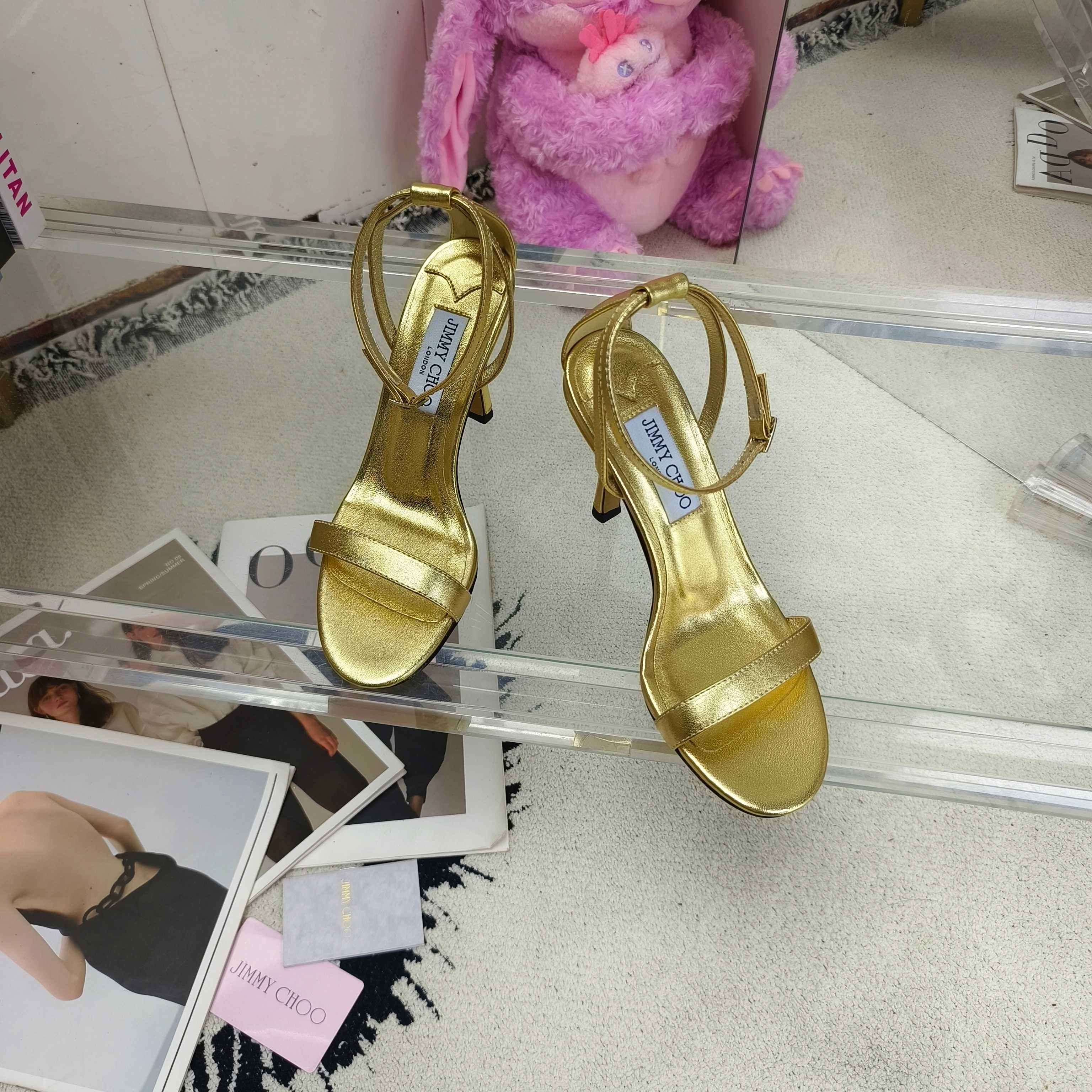 NO:928926,JIMMY CHOO If there is a pair of shoes that can perfectly interpret the elegance and sexiness of women, it must be this pair of Jimmy Choo's classic high heels. The minimalist double-strap design with exquisite stiletto heels not only perfectly modifies the line of the instep, but also visually lengthens the proportion of the legs infinitely, making you a 'leg spirit' in an instant. The upper is imported silk/sheepskin/sheepskin, and the lining is sheepskin. The heel height is 8.5/10cm. The outsole is made of Italian genuine leather. The size is 35-39 (34).  40-42 (customized, non-refundable), high heels, jimmy choo, jimmy choo, high heels, sheepskin, real silk, sheep, Leather soles19860909JIMMY CHOO 吉米周如果说有一双鞋能完美诠释女性的优雅与性感,那一定是这双 Jimmy Choo 的经典高跟鞋,极简的双带设计搭配精致的细高跟,不仅完美修饰脚背线条,更在视觉上无限拉长腿部比例,让你秒变“腿精” 鞋面进口真丝/羊京/羊皮 内里羊皮 跟高8.5/10cm 大底意大利真皮大底 码数35-39（34 40-42定做不退换）,高跟鞋,jimmy choo,jimmy choo,high heels,sheepskin,real silk,sheep,Leather soles,Women's Shoes