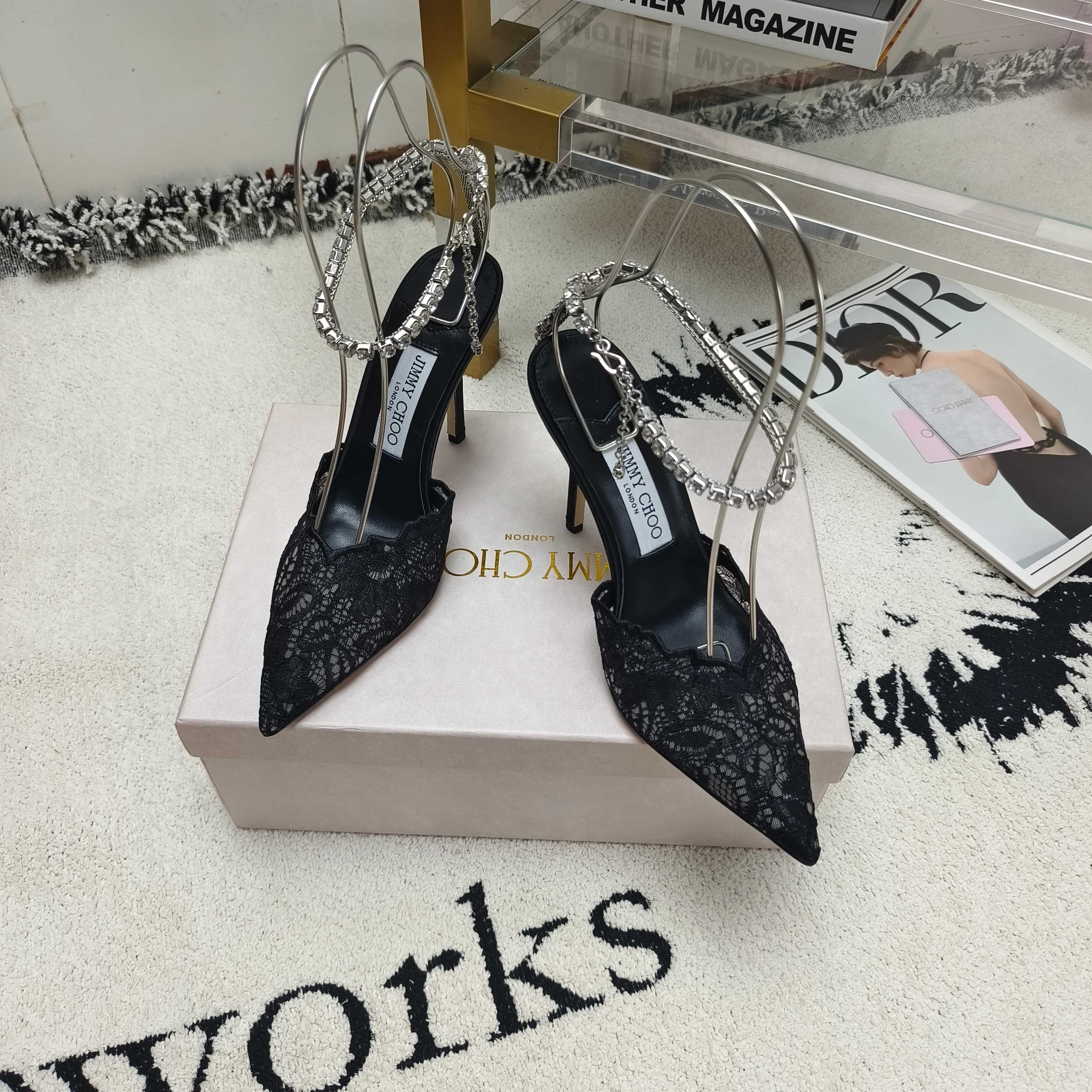 NO:928845,JIMMY CHOOSAEDA's new lace style is directly regarded as a god, and finally Saeda has released a lace style!  !  Pointed toe translucent lace + wavy lace, gentle to the bone, ankles covered with diamonds, thin chain straps, and water drop crystal pendants, 360-degree exquisite blingbling that makes you unable to take your eyes away when walking around. Original custom lace on the upper, imported sheepskin lining, outsole, Italian leather outsole, heel height 10cm, size 35-39 (34, 40-42, custom made, non-returnable, non-replaceable), high heels, jimmy choo, high heels, sheepskin, Leather soles19860909JIMMY CHOOSAEDA蕾丝新款直接封神,终于等到Saeda出蕾丝款啦！！尖头透感蕾丝+波浪花边温柔到骨子里脚踝满钻细链带还有水滴水晶吊坠360度无死角精致走动的时候blingbling闪到挪不开眼 鞋面原版定制蕾丝 内里进口羊皮 大底意大利真皮大底 跟高10cm 码数35-39（34 40-42定做不退不换),高跟鞋,jimmy choo,high heels,sheepskin,Leather soles,Women's Shoes