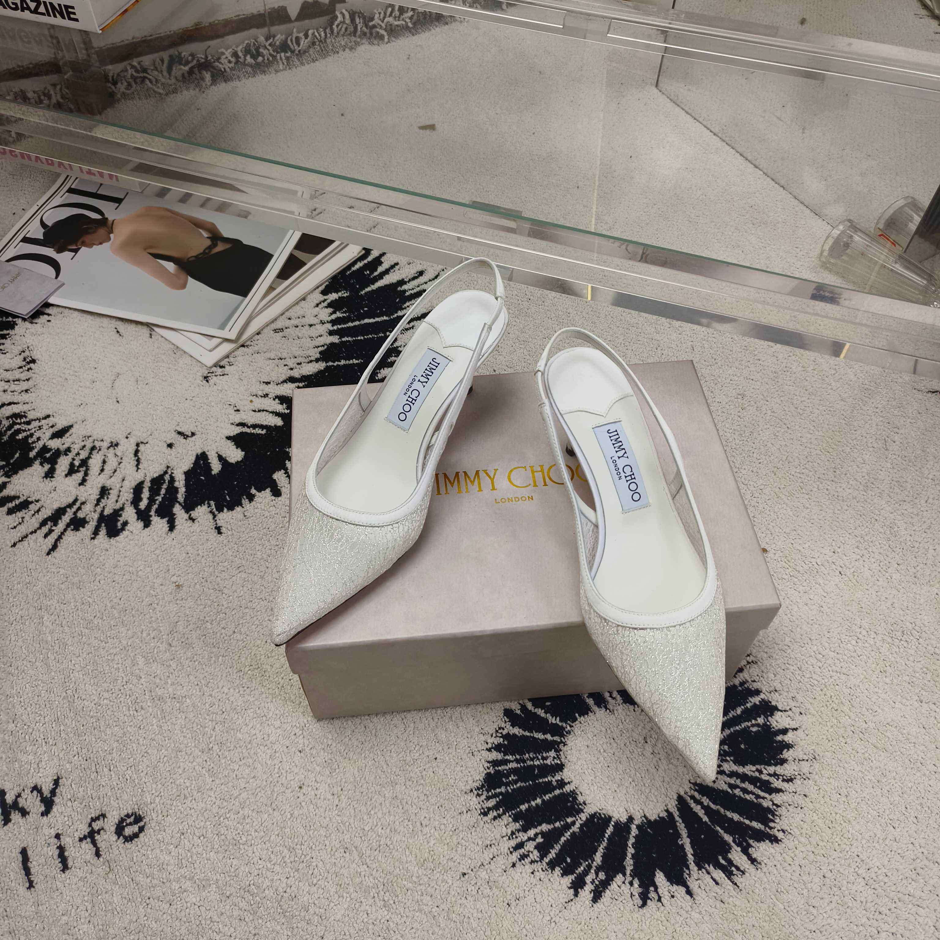 NO:958045,JIMMY CHOO's classic Love sandals have been upgraded, incorporating a slender heel and an eye-catching pointed toe design. The upper opening is higher to properly cover your feet. Macaron and marshmallow color contrasting glitter fabrics embody Italian craftsmanship, and are paired with hand-carved soles for a comfortable and light foot feel. Original custom flash mesh upper, sheepskin lining, heel height 6.5cm, Italian genuine leather outsole  Size 35-39 (40-42 customized, non-refundable), high heels, jimmy choo, sandals, high heels, sheepskin, Leather soles19860909JIMMY CHOO 经典 Love凉鞋款焕新升级,融入细跟与吸睛尖头设计,鞋面开口较高,妥善遮覆双足.马卡龙色和棉花糖色撞色闪粉面料凝聚意大利匠心工艺,搭配手工雕刻鞋底,脚感舒适轻便. 鞋面原版定制闪网 内里羊皮 跟高6.5cm 大底意大利真皮大底 码数35-39（40-42定做不退换）,高跟鞋,jimmy choo,sandals,high heels,sheepskin,Leather soles,Women's Shoes