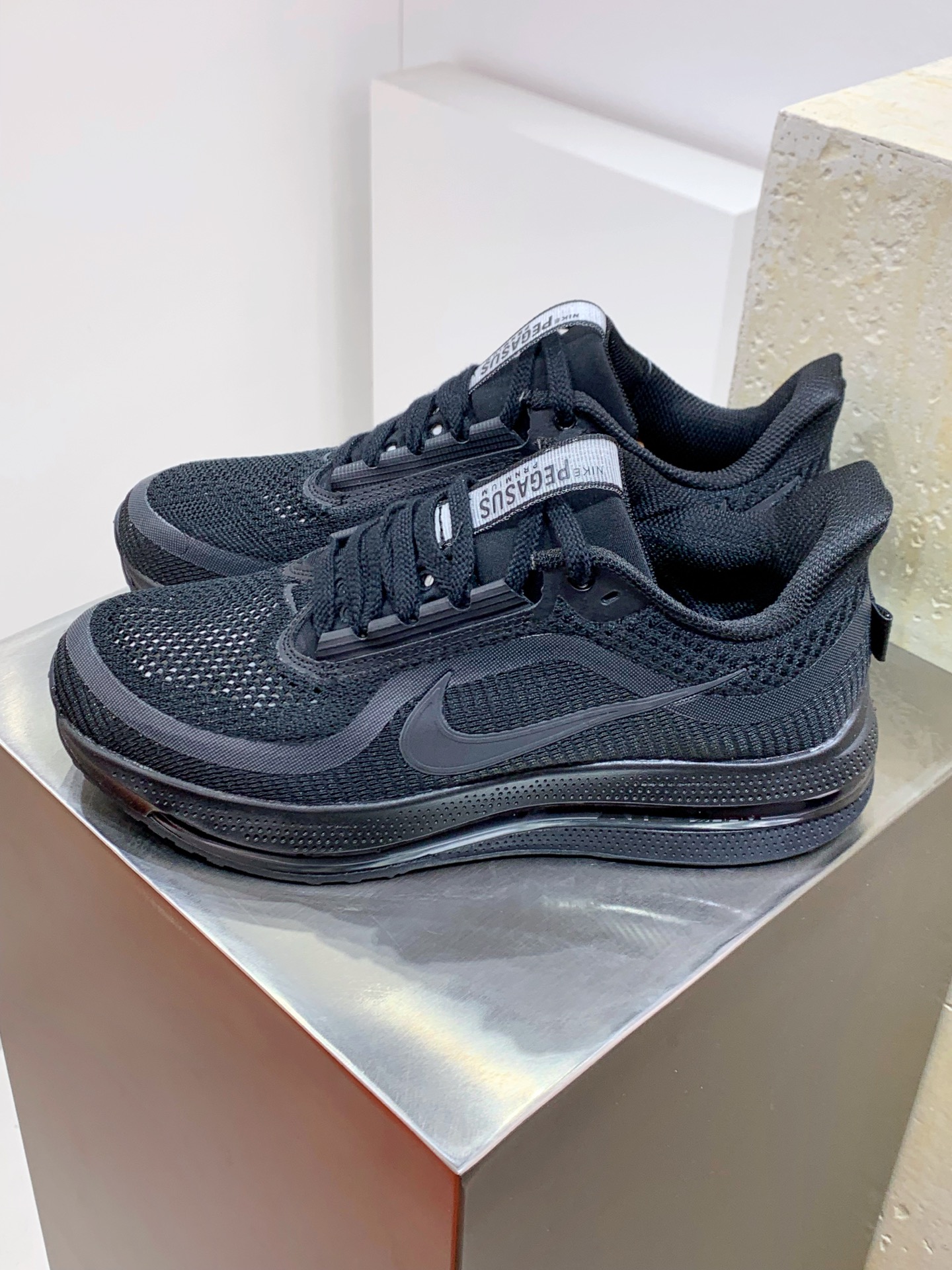 NO:532970,【Real Label Version】H# Nike Pegasus Premium shock-absorbing, non-slip, wear-resistant, breathable, low-top, men's and women's running shoes, full-pal Air Zoom and sandwich midsole, new running shoes experience. One of the most eye-catching features of Pegasus Premium is its full-pal Air Zoom air cushion design. It was first applied to this series, not only improving the cushioning effect during running, but also improving the fit with the soles through curved shaping optimization. This design is called the 'strongest Pegasus' and its core is to provide unprecedented energy feedback and comfort. This new foot-sensing design may become a major trend in future running shoe designs. Pegasus Premium's midsole technology is also extremely advanced. The midsole is made of ZoomX foam, ReactX foam and full-length Air Zoom  The air cushion unit forms a unique 'sandwich' structure. This design not only improves the energy feedback performance, but also greatly improves the cushioning performance of the shoes, allowing runners to feel a stable and efficient foot support when running for a long time. Size: 39 40 41 42 43 44 45,,miumiu19860909【真标版本】 H#耐克 Nike Pegasus Premium 减震防滑耐磨透气 低帮 男女士跑步鞋 全掌 Air Zoom 和三明治中底革新跑鞋体验.Pegasus Premium 最引人注目的特性之一是其全掌 Air Zoom 气垫设计.首次应用于这一系列,不仅提升了跑步时的缓震效果,同时通过弧度塑型优化,提高了与足底的贴合度.这一设计被称作“最强飞马”,其核心是提供前所未有的能量回馈和舒适性.这种全新的脚感设计可能会成为未来跑鞋设计中的一大趋势.Pegasus Premium 的中底技术也极为先进.中底由 ZoomX 泡棉、ReactX 泡棉和全长 Air Zoom 气垫单元组成,形成了独特的“三明治”结构.这种设计不仅提升了能量回馈性能,还大大改善了鞋的缓冲性能,使跑者在长时间跑步时能感受到稳定且高效的脚感支持. 尺码: 39 40 41 42 43 44 45,,miumiu,Men's shoes