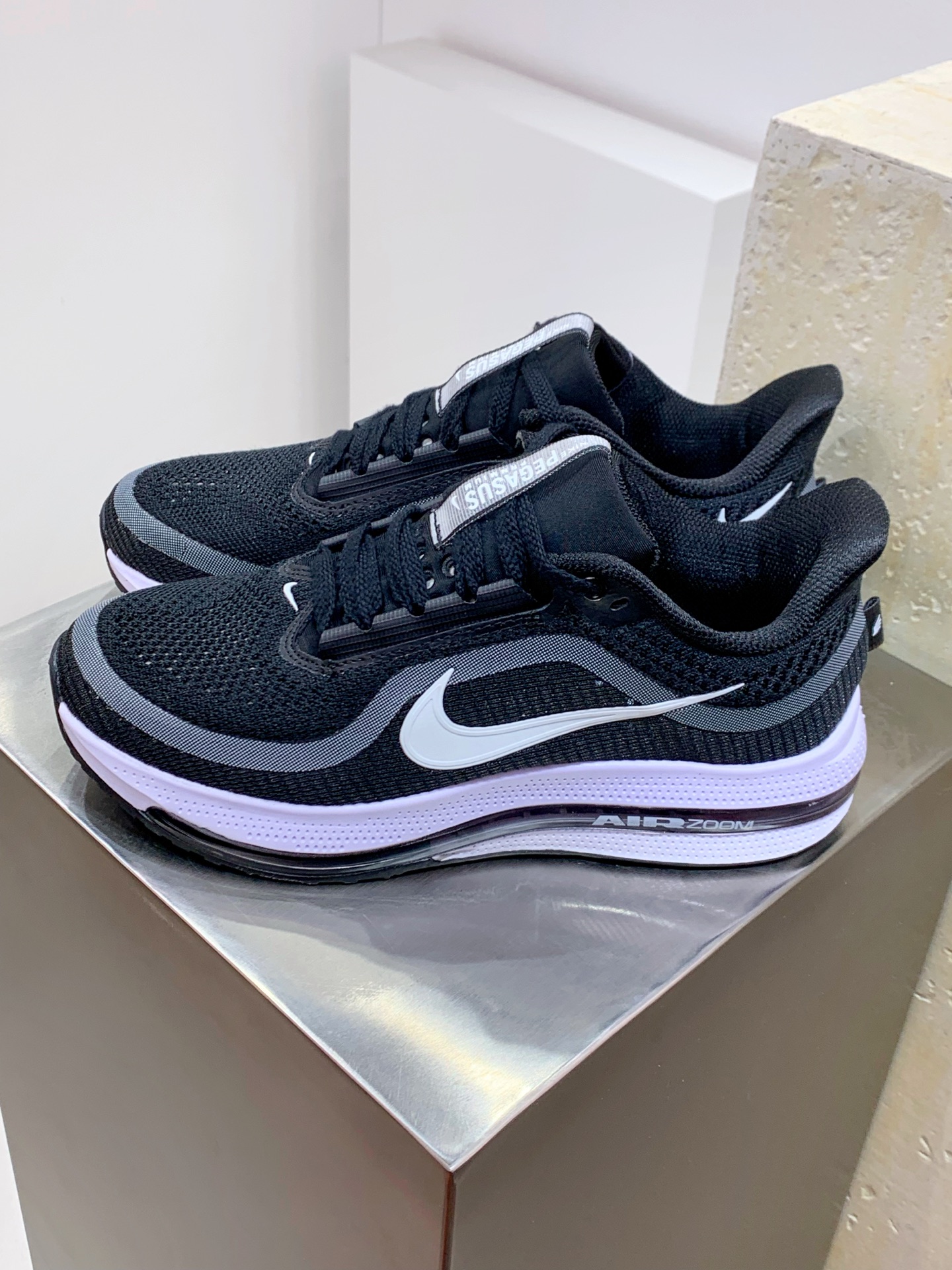 NO:532979,【Real Label Version】H# Nike Pegasus Premium shock-absorbing, non-slip, wear-resistant, breathable, low-top, men's and women's running shoes, full-pal Air Zoom and sandwich midsole, new running shoes experience. One of the most eye-catching features of Pegasus Premium is its full-pal Air Zoom air cushion design. It was first applied to this series, not only improving the cushioning effect during running, but also improving the fit with the soles through curved shaping optimization. This design is called the 'strongest Pegasus' and its core is to provide unprecedented energy feedback and comfort. This new foot-sensing design may become a major trend in future running shoe designs. Pegasus Premium's midsole technology is also extremely advanced. The midsole is made of ZoomX foam, ReactX foam and full-length Air Zoom  The air cushion unit forms a unique 'sandwich' structure. This design not only improves the energy feedback performance, but also greatly improves the cushioning performance of the shoes, allowing runners to feel a stable and efficient foot support during long running. Size: 36 37 38 39 40 41 42 43 44 45,,miumiu19860909【真标版本】 H#耐克 Nike Pegasus Premium 减震防滑耐磨透气 低帮 男女士跑步鞋 全掌 Air Zoom 和三明治中底革新跑鞋体验.Pegasus Premium 最引人注目的特性之一是其全掌 Air Zoom 气垫设计.首次应用于这一系列,不仅提升了跑步时的缓震效果,同时通过弧度塑型优化,提高了与足底的贴合度.这一设计被称作“最强飞马”,其核心是提供前所未有的能量回馈和舒适性.这种全新的脚感设计可能会成为未来跑鞋设计中的一大趋势.Pegasus Premium 的中底技术也极为先进.中底由 ZoomX 泡棉、ReactX 泡棉和全长 Air Zoom 气垫单元组成,形成了独特的“三明治”结构.这种设计不仅提升了能量回馈性能,还大大改善了鞋的缓冲性能,使跑者在长时间跑步时能感受到稳定且高效的脚感支持. 尺码: 36 37 38 39 40 41 42 43 44 45,,miumiu,Men's shoes