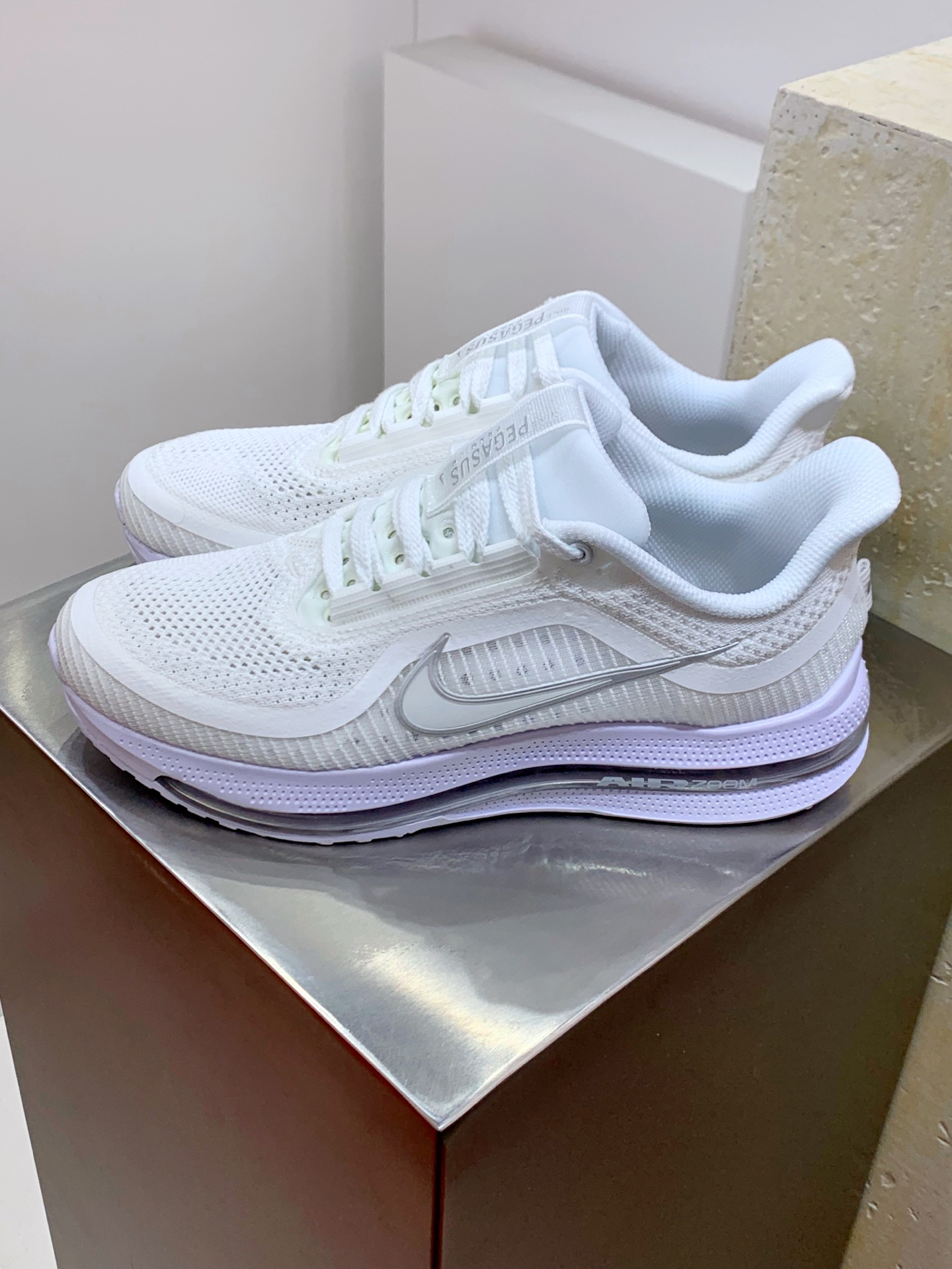 NO:532988,【Real Label Version】H# Nike Pegasus Premium shock-absorbing, non-slip, wear-resistant, breathable, low-top, men's and women's running shoes, full-pal Air Zoom and sandwich midsole, new running shoes experience. One of the most eye-catching features of Pegasus Premium is its full-pal Air Zoom air cushion design. It was first applied to this series, not only improving the cushioning effect during running, but also improving the fit with the soles through curved shaping optimization. This design is called the 'strongest Pegasus' and its core is to provide unprecedented energy feedback and comfort. This new foot-sensing design may become a major trend in future running shoe designs. Pegasus Premium's midsole technology is also extremely advanced. The midsole is made of ZoomX foam, ReactX foam and full-length Air Zoom  The air cushion unit forms a unique 'sandwich' structure. This design not only improves the energy feedback performance, but also greatly improves the cushioning performance of the shoes, allowing runners to feel a stable and efficient foot support when running for a long time. Size: 39 40 41 42 43 44 45,,miumiu19860909【真标版本】 H#耐克 Nike Pegasus Premium 减震防滑耐磨透气 低帮 男女士跑步鞋 全掌 Air Zoom 和三明治中底革新跑鞋体验.Pegasus Premium 最引人注目的特性之一是其全掌 Air Zoom 气垫设计.首次应用于这一系列,不仅提升了跑步时的缓震效果,同时通过弧度塑型优化,提高了与足底的贴合度.这一设计被称作“最强飞马”,其核心是提供前所未有的能量回馈和舒适性.这种全新的脚感设计可能会成为未来跑鞋设计中的一大趋势.Pegasus Premium 的中底技术也极为先进.中底由 ZoomX 泡棉、ReactX 泡棉和全长 Air Zoom 气垫单元组成,形成了独特的“三明治”结构.这种设计不仅提升了能量回馈性能,还大大改善了鞋的缓冲性能,使跑者在长时间跑步时能感受到稳定且高效的脚感支持. 尺码: 39 40 41 42 43 44 45,,miumiu,Men's shoes