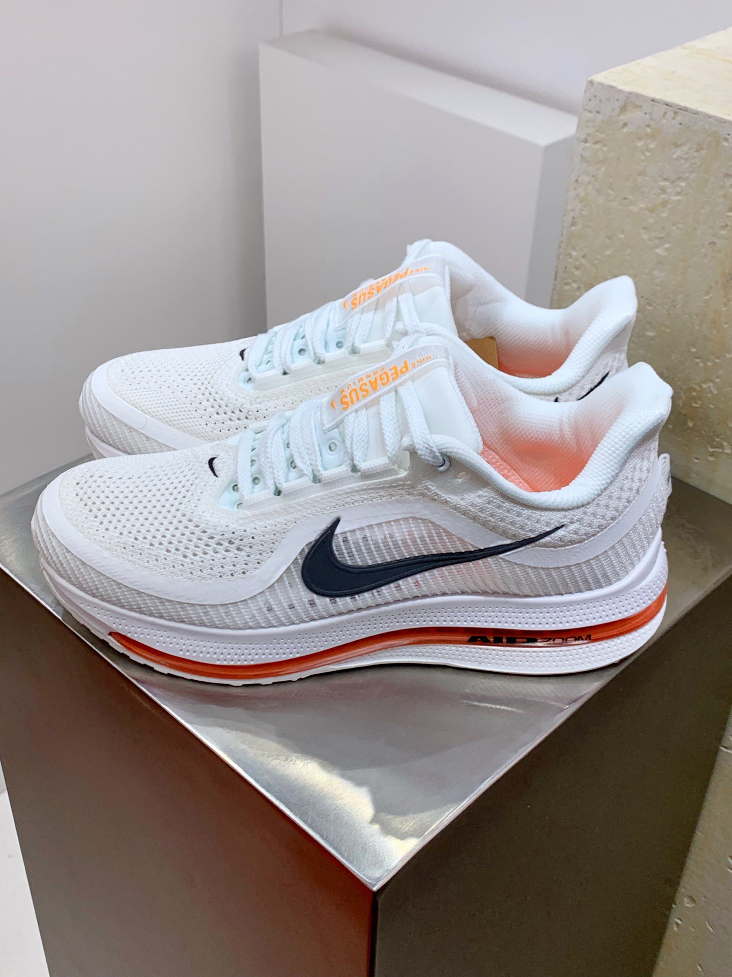 NO:532997,【Real Label Version】H# Nike Pegasus Premium shock-absorbing, non-slip, wear-resistant, breathable, low-top, men's and women's running shoes, full-pal Air Zoom and sandwich midsole, new running shoes experience. One of the most eye-catching features of Pegasus Premium is its full-pal Air Zoom air cushion design. It was first applied to this series, not only improving the cushioning effect during running, but also improving the fit with the soles through curved shaping optimization. This design is called the 'strongest Pegasus' and its core is to provide unprecedented energy feedback and comfort. This new foot-sensing design may become a major trend in future running shoe designs. Pegasus Premium's midsole technology is also extremely advanced. The midsole is made of ZoomX foam, ReactX foam and full-length Air Zoom  The air cushion unit forms a unique 'sandwich' structure. This design not only improves the energy feedback performance, but also greatly improves the cushioning performance of the shoes, allowing runners to feel a stable and efficient foot support during long running. Size: 36 37 38 39 40 41 42 43 44 45,,miumiu19860909【真标版本】 H#耐克 Nike Pegasus Premium 减震防滑耐磨透气 低帮 男女士跑步鞋 全掌 Air Zoom 和三明治中底革新跑鞋体验.Pegasus Premium 最引人注目的特性之一是其全掌 Air Zoom 气垫设计.首次应用于这一系列,不仅提升了跑步时的缓震效果,同时通过弧度塑型优化,提高了与足底的贴合度.这一设计被称作“最强飞马”,其核心是提供前所未有的能量回馈和舒适性.这种全新的脚感设计可能会成为未来跑鞋设计中的一大趋势.Pegasus Premium 的中底技术也极为先进.中底由 ZoomX 泡棉、ReactX 泡棉和全长 Air Zoom 气垫单元组成,形成了独特的“三明治”结构.这种设计不仅提升了能量回馈性能,还大大改善了鞋的缓冲性能,使跑者在长时间跑步时能感受到稳定且高效的脚感支持. 尺码: 36 37 38 39 40 41 42 43 44 45,,miumiu,Men's shoes