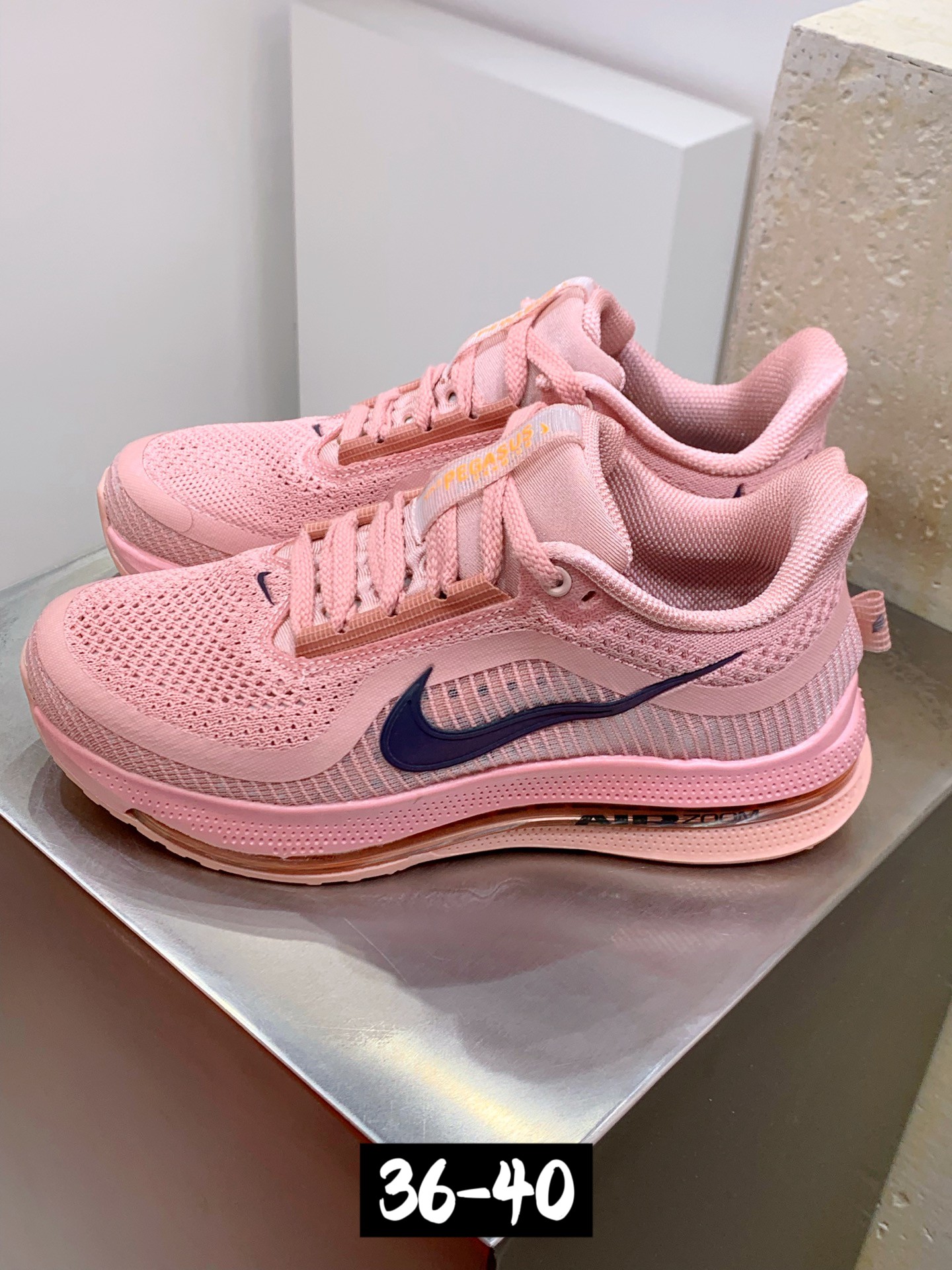 NO:533012,The complete real-mark version of H# Nike egasus remium shock-absorbing, anti-slip, wear-resistant, breathable, low-top, men's and women's running shoes, full-pal Air Zoom and sandwich midsole, new running shoes experience. One of the most eye-catching features of the egasus remium is its full-pal Air Zoom air cushion design. It was first applied to this series, not only improving the cushioning effect during running, but also improving the fit with the soles through curve shaping optimization. This design is called the 'strongest Pegasus' and its core is to provide unprecedented energy feedback and comfort. This new foot-sensing design may become a major trend in future running shoes designs. The midsole technology of the egasus remium is also extremely advanced. The midsole is made of ZoomX foam, ReactX foam and full-length Air Zoom  The air cushion unit forms a unique 'sandwich' structure. This design not only improves the energy feedback performance, but also greatly improves the cushioning performance of the shoes, allowing runners to feel stable and efficient foot support when running for a long time.,,miumiu19860909集 真标版本H#耐克 Nike egasus remium 减震防滑耐磨透气 低帮 男女士跑步鞋 全掌 Air Zoom 和三明治中底革新跑鞋体验.egasus remium 最引人注目的特性之一是其全掌 Air Zoom 气垫设计.首次应用于这一系列,不仅提升了跑步时的缓震效果,同时通过弧度塑型优化,提高了与足底的贴合度.这一设计被称作“最强飞马”,其核心是提供前所未有的能量回馈和舒适性.这种全新的脚感设 计可能会成为未来跑鞋设计中的一大趋势.egasus remium 的中底技术也极为先进.中底由 ZoomX 泡棉、ReactX 泡棉和全长 Air Zoom 气垫单元组成,形成了独特的“三明治”结构.这种设计不仅提升了能量回馈性能,还大大改善了鞋的缓冲性能,使跑者在长时间跑步时能感受到稳定且高效的脚感支持.,,miumiu,Men's shoes