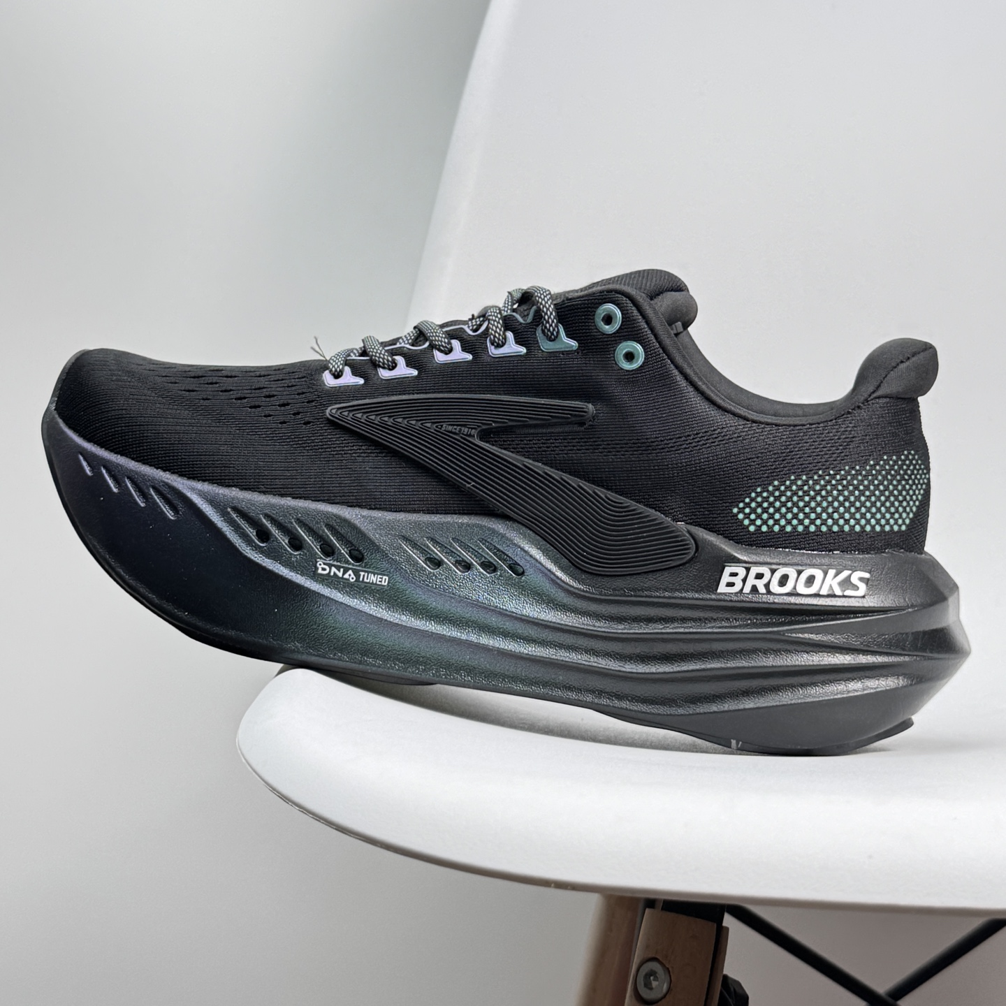 NO:408652,Brooks Glycerin Max Super Glycerin Thick-soled Marathon Cushioning Running Shoes!  Size 36 37 38 39 40 41 42 43 44 45 Brooks Glycerin Max Super Glycerin: A comfortable height-enhancing tool!  Brooks Glycerin Max is a very breakthrough top-level cushioned sports running shoes, launched by Brooks, a century-old professional running shoe brand. Glycerin Max super glycerin, as a subversive work of the Glycerin glycerin series, brings new technology and design. Glycerin Max super glycerin uses DNA TUNED midsole technology, a super midsole that integrates supercritical foam particles with dual molecular nitrogen injection technology. The forefoot area uses more small molecular materials to provide quick and sensitive rebound feedback; the rear palm area uses more macromolecular materials to make the ground more comfortable and soft. This design makes DNA TUNED surpass DNA LOFT V3 in motion performance, with longer kinetic energy, more balanced absorption, stronger ability and better durability. Glycerin  Max Super Glycerin is suitable for large-weight runners, runners who love long-distance running, and runners who have high-intensity training to recover their running needs. Its soft cushioning and efficient rebound characteristics make this running shoe perform well in protecting joints and improving sports performance. User reviews generally believe that it has high comfort and good rebound effect, which is suitable for long-term running and training., casual shoes/sports shoes, sneakers19860909Brooks 布鲁克斯Glycerin Max 超级甘油 厚底马拉松缓震跑鞋！ 尺码36 37 38 39 40 41 42 43 44 45 布鲁克斯 Glycerin Max 超级甘油:舒适的增高神器！Brooks Glycerin Max是一款极具突破性的顶级缓震运动跑鞋,由百年专业跑鞋品牌Brooks推出.Glycerin Max超级甘油作为Glycerin甘油系列的颠覆之作,带来了全新的科技和设计.Glycerin Max超级甘油采用了DNA TUNED中底技术,这是一种将超临界泡沫颗粒采用双重分子注氮技术一体成型的超级中底.前掌区域使用了更多小分子材料,提供迅捷灵敏的回弹反馈；后掌区域则使用了更多大分子材料,使落地更加舒适软弹.这种设计使得DNA TUNED在运动性能上全面超越了DNA LOFT V3,动能更持久,吸收冲击更均衡,能力回馈更强,耐用度更好.Glycerin Max超级甘油适合大体重跑者、热爱长距离跑的跑者以及有高强度训练后恢复跑需求的跑者.其柔软缓震与高效回弹的特性,使得这款跑鞋在保护关节和提升运动表现方面表现出色.用户评价普遍认为其舒适度高,回弹效果好,适合长时间跑步和训练.,休闲鞋/运动鞋,sneakers,Women's Shoes