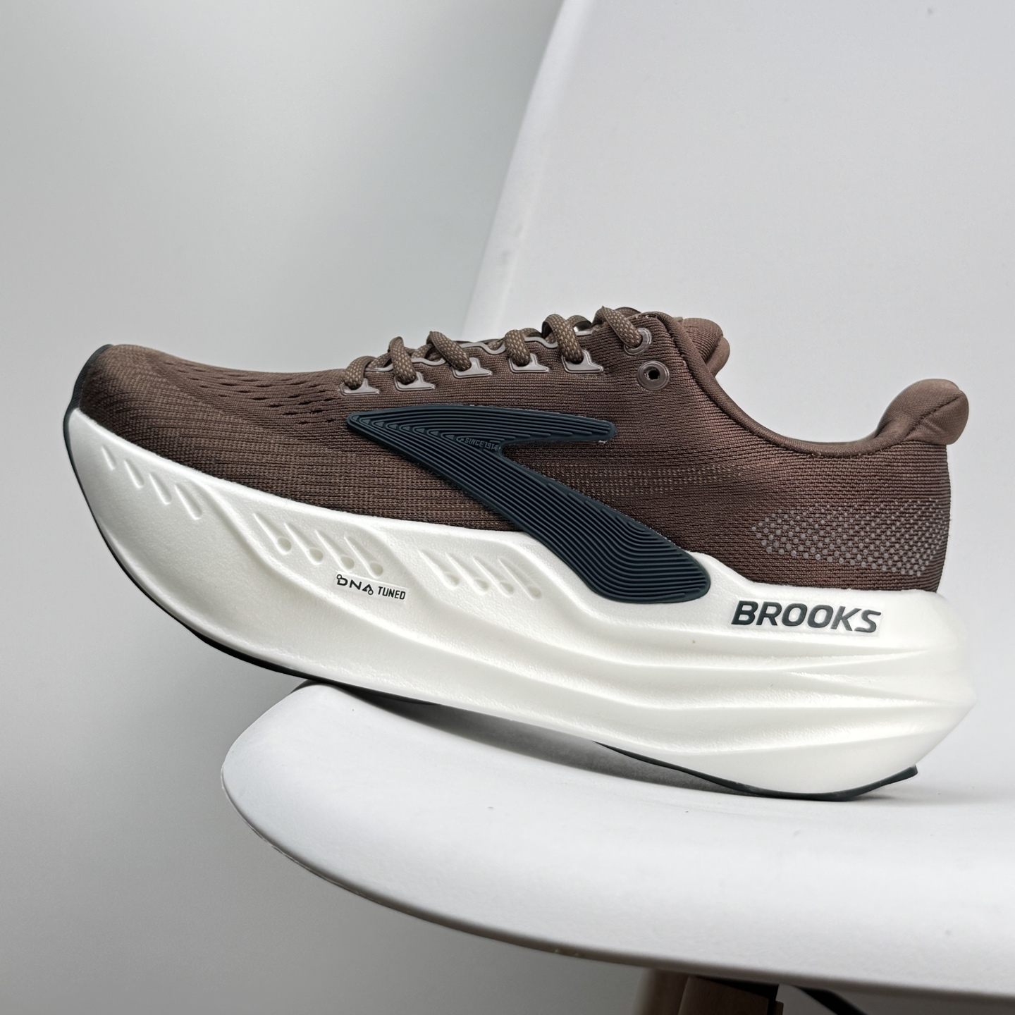 NO:408655,Brooks Glycerin Max Super Glycerin Thick-soled Marathon Cushioning Running Shoes!  Size 39 40 41 42 43 44 45 Brooks Glycerin Max Super Glycerin: A comfortable height-enhancing tool!  Brooks Glycerin Max is a very breakthrough top-level cushioned sports running shoes, launched by Brooks, a century-old professional running shoe brand. Glycerin Max super glycerin, as a subversive work of the Glycerin glycerin series, brings new technology and design. Glycerin Max super glycerin uses DNA TUNED midsole technology, a super midsole that integrates supercritical foam particles with dual molecular nitrogen injection technology. The forefoot area uses more small molecular materials to provide quick and sensitive rebound feedback; the rear palm area uses more macromolecular materials to make the ground more comfortable and soft. This design makes DNA TUNED surpass DNA LOFT V3 in motion performance, with longer kinetic energy, more balanced absorption, stronger ability and better durability. Glycerin  Max Super Glycerin is suitable for large-weight runners, runners who love long-distance running, and runners who have high-intensity training to recover their running needs. Its soft cushioning and efficient rebound characteristics make this running shoe perform well in protecting joints and improving sports performance. User reviews generally believe that it has high comfort and good rebound effect, and is suitable for long-term running and training., casual shoes/sports shoes, sneakers19860909Brooks 布鲁克斯Glycerin Max 超级甘油 厚底马拉松缓震跑鞋！ 尺码39 40 41 42 43 44 45 布鲁克斯 Glycerin Max 超级甘油:舒适的增高神器！Brooks Glycerin Max是一款极具突破性的顶级缓震运动跑鞋,由百年专业跑鞋品牌Brooks推出.Glycerin Max超级甘油作为Glycerin甘油系列的颠覆之作,带来了全新的科技和设计.Glycerin Max超级甘油采用了DNA TUNED中底技术,这是一种将超临界泡沫颗粒采用双重分子注氮技术一体成型的超级中底.前掌区域使用了更多小分子材料,提供迅捷灵敏的回弹反馈；后掌区域则使用了更多大分子材料,使落地更加舒适软弹.这种设计使得DNA TUNED在运动性能上全面超越了DNA LOFT V3,动能更持久,吸收冲击更均衡,能力回馈更强,耐用度更好.Glycerin Max超级甘油适合大体重跑者、热爱长距离跑的跑者以及有高强度训练后恢复跑需求的跑者.其柔软缓震与高效回弹的特性,使得这款跑鞋在保护关节和提升运动表现方面表现出色.用户评价普遍认为其舒适度高,回弹效果好,适合长时间跑步和训练.,休闲鞋/运动鞋,sneakers,Women's Shoes
