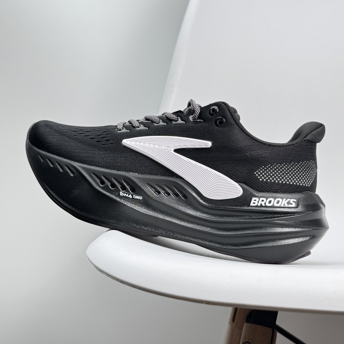 NO:408658,【 Brooks Glycerin Max Super Glycerin Thick-soled Marathon Cushioning Running Shoes!  Size 39 40 41 42 43 44 45 Brooks Glycerin Max Super Glycerin: A comfortable height-enhancing tool!  Brooks Glycerin Max is a very breakthrough top-level cushioned sports running shoes, launched by Brooks, a century-old professional running shoe brand. Glycerin Max super glycerin, as a subversive work of the Glycerin glycerin series, brings new technology and design. Glycerin Max super glycerin uses DNA TUNED midsole technology, a super midsole that integrates supercritical foam particles with dual molecular nitrogen injection technology. The forefoot area uses more small molecular materials to provide quick and sensitive rebound feedback; the rear palm area uses more macromolecular materials to make the ground more comfortable and soft. This design makes DNA TUNED surpass DNA LOFT V3 in motion performance, with longer kinetic energy, more balanced absorption, stronger ability and better durability. Glycerin  Max Super Glycerin is suitable for large-weight runners, runners who love long-distance running, and runners who have high-intensity training to recover their running needs. Its soft cushioning and efficient rebound characteristics make this running shoe perform well in protecting joints and improving sports performance. User reviews generally believe that it has high comfort and good rebound effect, and is suitable for long-term running and training., casual shoes/sports shoes, sneakers19860909【 Brooks 布鲁克斯Glycerin Max 超级甘油 厚底马拉松缓震跑鞋！ 尺码39 40 41 42 43 44 45 布鲁克斯 Glycerin Max 超级甘油:舒适的增高神器！Brooks Glycerin Max是一款极具突破性的顶级缓震运动跑鞋,由百年专业跑鞋品牌Brooks推出.Glycerin Max超级甘油作为Glycerin甘油系列的颠覆之作,带来了全新的科技和设计.Glycerin Max超级甘油采用了DNA TUNED中底技术,这是一种将超临界泡沫颗粒采用双重分子注氮技术一体成型的超级中底.前掌区域使用了更多小分子材料,提供迅捷灵敏的回弹反馈；后掌区域则使用了更多大分子材料,使落地更加舒适软弹.这种设计使得DNA TUNED在运动性能上全面超越了DNA LOFT V3,动能更持久,吸收冲击更均衡,能力回馈更强,耐用度更好.Glycerin Max超级甘油适合大体重跑者、热爱长距离跑的跑者以及有高强度训练后恢复跑需求的跑者.其柔软缓震与高效回弹的特性,使得这款跑鞋在保护关节和提升运动表现方面表现出色.用户评价普遍认为其舒适度高,回弹效果好,适合长时间跑步和训练.,休闲鞋/运动鞋,sneakers,Women's Shoes