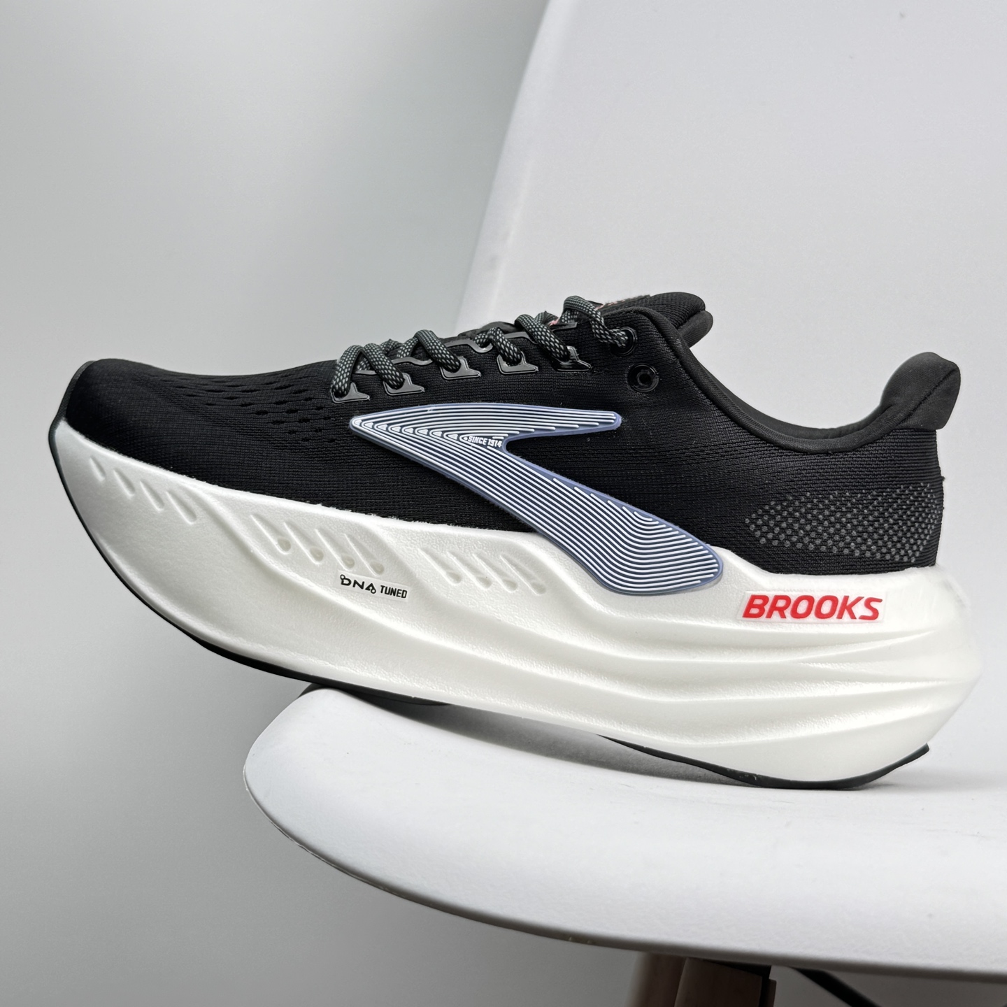 NO:408661,Brooks Glycerin Max Super Glycerin Thick-soled Marathon Cushioning Running Shoes!  Size 36 37 38 39 40 41 42 43 44 45 Brooks Glycerin Max Super Glycerin: A comfortable height-enhancing tool!  Brooks Glycerin Max is a very breakthrough top-level cushioned sports running shoes, launched by Brooks, a century-old professional running shoe brand. Glycerin Max super glycerin, as a subversive work of the Glycerin glycerin series, brings new technology and design. Glycerin Max super glycerin uses DNA TUNED midsole technology, a super midsole that integrates supercritical foam particles with dual molecular nitrogen injection technology. The forefoot area uses more small molecular materials to provide quick and sensitive rebound feedback; the rear palm area uses more macromolecular materials to make the ground more comfortable and soft. This design makes DNA TUNED surpass DNA LOFT V3 in motion performance, with longer kinetic energy, more balanced absorption, stronger ability and better durability. Glycerin  Max Super Glycerin is suitable for large-weight runners, runners who love long-distance running, and runners who have high-intensity training to recover their running needs. Its soft cushioning and efficient rebound characteristics make this running shoe perform well in protecting joints and improving sports performance. User reviews generally believe that it has high comfort and good rebound effect, which is suitable for long-term running and training., casual shoes/sports shoes, sneakers19860909Brooks 布鲁克斯Glycerin Max 超级甘油 厚底马拉松缓震跑鞋！ 尺码36 37 38 39 40 41 42 43 44 45 布鲁克斯 Glycerin Max 超级甘油:舒适的增高神器！Brooks Glycerin Max是一款极具突破性的顶级缓震运动跑鞋,由百年专业跑鞋品牌Brooks推出.Glycerin Max超级甘油作为Glycerin甘油系列的颠覆之作,带来了全新的科技和设计.Glycerin Max超级甘油采用了DNA TUNED中底技术,这是一种将超临界泡沫颗粒采用双重分子注氮技术一体成型的超级中底.前掌区域使用了更多小分子材料,提供迅捷灵敏的回弹反馈；后掌区域则使用了更多大分子材料,使落地更加舒适软弹.这种设计使得DNA TUNED在运动性能上全面超越了DNA LOFT V3,动能更持久,吸收冲击更均衡,能力回馈更强,耐用度更好.Glycerin Max超级甘油适合大体重跑者、热爱长距离跑的跑者以及有高强度训练后恢复跑需求的跑者.其柔软缓震与高效回弹的特性,使得这款跑鞋在保护关节和提升运动表现方面表现出色.用户评价普遍认为其舒适度高,回弹效果好,适合长时间跑步和训练.,休闲鞋/运动鞋,sneakers,Women's Shoes