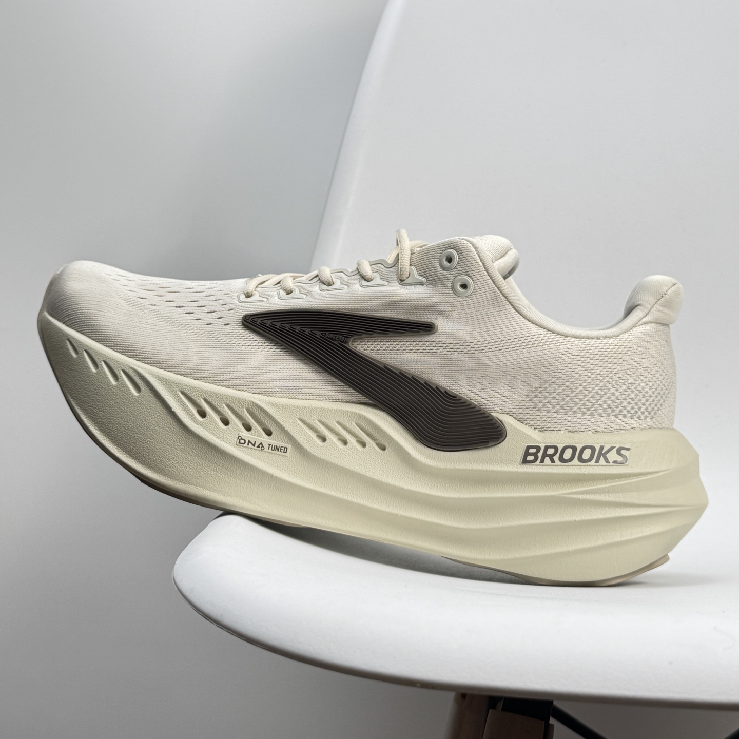 NO:408664,Brooks Glycerin Max Super Glycerin Thick-soled Marathon Cushioning Running Shoes!  Size 39 40 41 42 43 44 45 Brooks Glycerin Max Super Glycerin: A comfortable height-enhancing tool!  Brooks Glycerin Max is a very breakthrough top-level cushioned sports running shoes, launched by Brooks, a century-old professional running shoe brand. Glycerin Max super glycerin, as a subversive work of the Glycerin glycerin series, brings new technology and design. Glycerin Max super glycerin uses DNA TUNED midsole technology, a super midsole that integrates supercritical foam particles with dual molecular nitrogen injection technology. The forefoot area uses more small molecular materials to provide quick and sensitive rebound feedback; the rear palm area uses more macromolecular materials to make the ground more comfortable and soft. This design makes DNA TUNED surpass DNA LOFT V3 in motion performance, with longer kinetic energy, more balanced absorption, stronger ability and better durability. Glycerin  Max Super Glycerin is suitable for large-weight runners, runners who love long-distance running, and runners who have high-intensity training to recover their running needs. Its soft cushioning and efficient rebound characteristics make this running shoe perform well in protecting joints and improving sports performance. User reviews generally believe that it has high comfort and good rebound effect, and is suitable for long-term running and training., casual shoes/sports shoes, sneakers19860909Brooks 布鲁克斯Glycerin Max 超级甘油 厚底马拉松缓震跑鞋！ 尺码39 40 41 42 43 44 45 布鲁克斯 Glycerin Max 超级甘油:舒适的增高神器！Brooks Glycerin Max是一款极具突破性的顶级缓震运动跑鞋,由百年专业跑鞋品牌Brooks推出.Glycerin Max超级甘油作为Glycerin甘油系列的颠覆之作,带来了全新的科技和设计.Glycerin Max超级甘油采用了DNA TUNED中底技术,这是一种将超临界泡沫颗粒采用双重分子注氮技术一体成型的超级中底.前掌区域使用了更多小分子材料,提供迅捷灵敏的回弹反馈；后掌区域则使用了更多大分子材料,使落地更加舒适软弹.这种设计使得DNA TUNED在运动性能上全面超越了DNA LOFT V3,动能更持久,吸收冲击更均衡,能力回馈更强,耐用度更好.Glycerin Max超级甘油适合大体重跑者、热爱长距离跑的跑者以及有高强度训练后恢复跑需求的跑者.其柔软缓震与高效回弹的特性,使得这款跑鞋在保护关节和提升运动表现方面表现出色.用户评价普遍认为其舒适度高,回弹效果好,适合长时间跑步和训练.,休闲鞋/运动鞋,sneakers,Women's Shoes