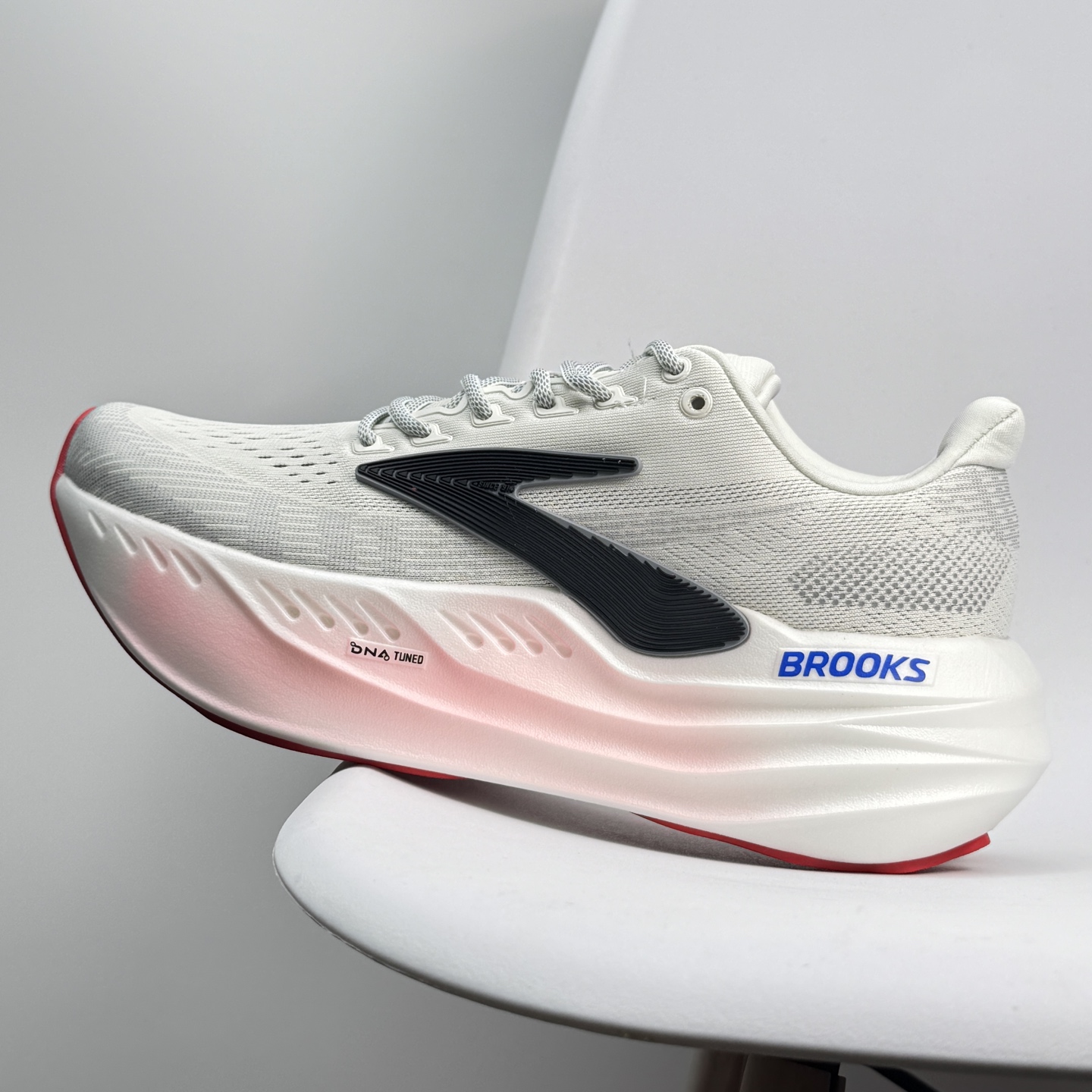 NO:408641,Brooks Glycerin Max Super Glycerin Thick-soled Marathon Cushioning Running Shoes!  Size 36 37 38 39 40 41 42 43 44 45 Brooks Glycerin Max Super Glycerin: A comfortable height-enhancing tool!  Brooks Glycerin Max is a very breakthrough top-level cushioned sports running shoes, launched by Brooks, a century-old professional running shoe brand. Glycerin Max super glycerin, as a subversive work of the Glycerin glycerin series, brings new technology and design. Glycerin Max super glycerin uses DNA TUNED midsole technology, a super midsole that integrates supercritical foam particles with dual molecular nitrogen injection technology. The forefoot area uses more small molecular materials to provide quick and sensitive rebound feedback; the rear palm area uses more macromolecular materials to make the ground more comfortable and soft. This design makes DNA TUNED surpass DNA LOFT V3 in motion performance, with longer kinetic energy, more balanced absorption, stronger ability and better durability. Glycerin  Max Super Glycerin is suitable for large-weight runners, runners who love long-distance running, and runners who have high-intensity training to recover their running needs. Its soft cushioning and efficient rebound characteristics make this running shoe perform well in protecting joints and improving sports performance. User reviews generally believe that it has high comfort and good rebound effect, which is suitable for long-term running and training., casual shoes/sports shoes, sneakers19860909Brooks 布鲁克斯Glycerin Max 超级甘油 厚底马拉松缓震跑鞋！ 尺码36 37 38 39 40 41 42 43 44 45 布鲁克斯 Glycerin Max 超级甘油:舒适的增高神器！Brooks Glycerin Max是一款极具突破性的顶级缓震运动跑鞋,由百年专业跑鞋品牌Brooks推出.Glycerin Max超级甘油作为Glycerin甘油系列的颠覆之作,带来了全新的科技和设计.Glycerin Max超级甘油采用了DNA TUNED中底技术,这是一种将超临界泡沫颗粒采用双重分子注氮技术一体成型的超级中底.前掌区域使用了更多小分子材料,提供迅捷灵敏的回弹反馈；后掌区域则使用了更多大分子材料,使落地更加舒适软弹.这种设计使得DNA TUNED在运动性能上全面超越了DNA LOFT V3,动能更持久,吸收冲击更均衡,能力回馈更强,耐用度更好.Glycerin Max超级甘油适合大体重跑者、热爱长距离跑的跑者以及有高强度训练后恢复跑需求的跑者.其柔软缓震与高效回弹的特性,使得这款跑鞋在保护关节和提升运动表现方面表现出色.用户评价普遍认为其舒适度高,回弹效果好,适合长时间跑步和训练.,休闲鞋/运动鞋,sneakers,Women's Shoes