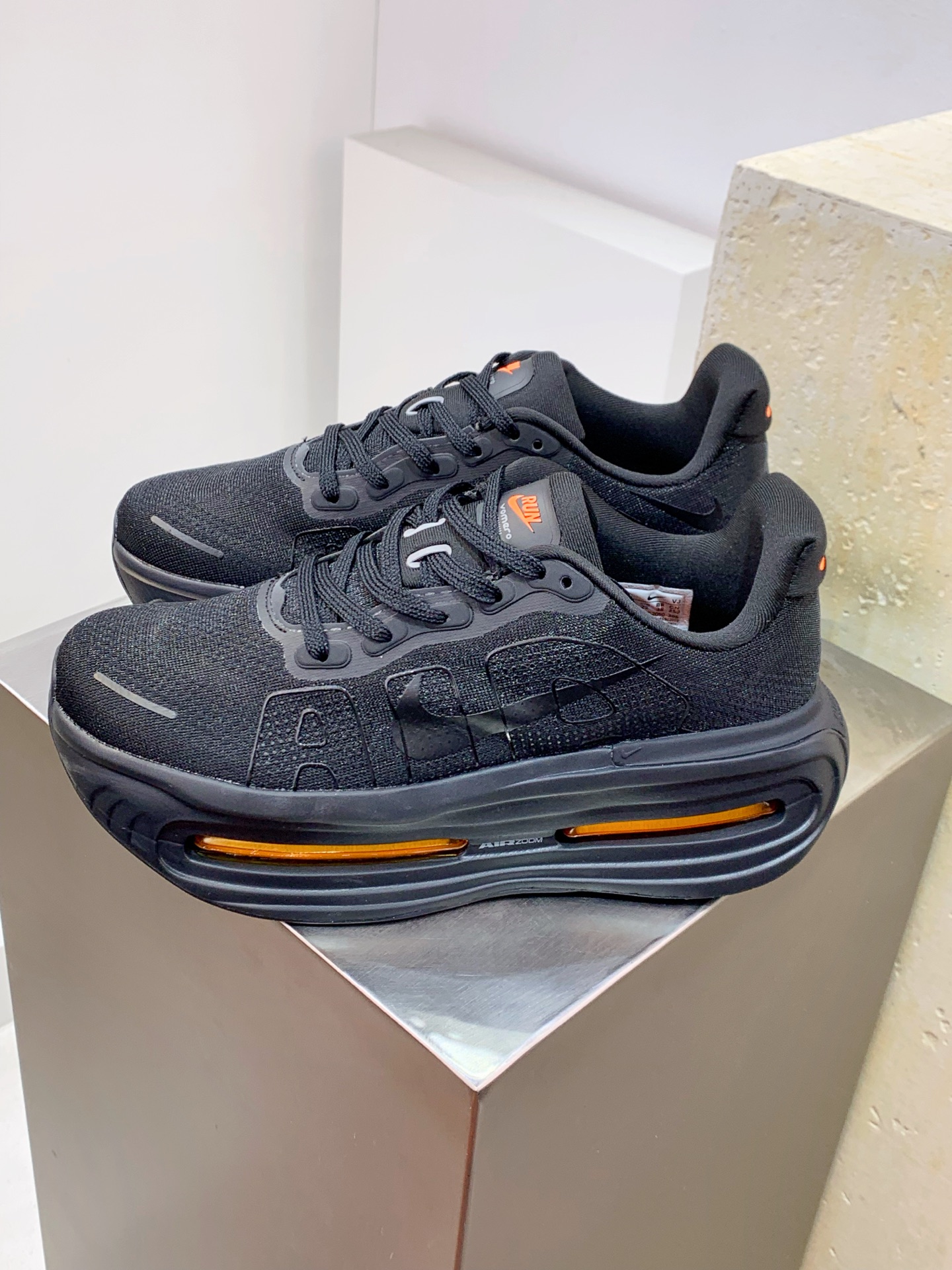 NO:532954,[Real Label Version] Upgraded T-version #Real Label Half-code for men and women's shoes #Upgrade original last to develop paper version last model #Use elastic engineering mesh upper material #Inner embedded fixed sponge #Midsole ZoomX shock absorbing foam combined with Air Zoom air cushion unit #External sliding wear-resistant serrated rubber outsole cushioning again!  The new Nike Vomero Premium top-level Mairo series low-top lightweight thick-soled casual sports jogging shoes!  Size 36 37.5 38 39 40 40.5 41 42 42.5 43 44 45 46 Recently, Nike launched new Vomero Premium and Vomero Plus road running shoes, aiming to make running easier with super cushioning and comfort, help runners break through performance limits, relieve impact pressure, and accelerate recovery of rhythm. Both shoe models continue the highly praised soft foot feeling of the Nike Mairo series, and optimize the cushioning system and response performance, bringing a smoother and lighter running experience in daily training for runners with different abilities and training intensity. As the pinnacle of Nike's super cushioning road running shoes, Vomero Premium  Designed to meet the needs of elite marathon runners. During preparation, elite runners usually need to frequently switch between racing shoes and soft cushioned training shoes. Vomero Premium breaks this routine and creates a 'all-round training running shoes' for runners to help them run further, recover faster, and win thousands of miles on the field. Nike gets inspiration from the anti-gravity treadmill training used by elite athletes. This training method helps athletes increase running volume, break through limits, and shorten recovery time. Based on this, Vomero Premium uses data as support to combine ZoomX shock absorbing foam with Air Zoom air cushion unit to create a low-impact running experience, allowing runners to break through physical limitations during training and fully release their potential. Vomero Premium's midsole also uses ZoomX  Shock-absorbing foam can release powerful kinetic energy and excellent cushioning effects at every step. The Nike design team exposes the Air Zoom air cushion on the forefoot and heel, giving the air cushion a larger space for expansion and contraction. While increasing the area of ​​force, it further increases the rebound feedback and provides strong impetus for each landing. In addition, it can be regarded as the highest heel stacking height in Nike road running shoes. These innovative technologies have jointly achieved a comprehensive innovation in the running experience. Super cushioning technology and eye-catching visual design demonstrate Nike's design style and breakthrough spirit.,,miumiu19860909【真标版本】 升级T版#男女鞋真标半码制#升级原楦开发纸版楦型#采用弹性工程网眼布鞋面材质#内里嵌入定型海绵#中底ZoomX 减震泡绵与 Air Zoom 气垫单元相结合#外置滑耐磨锯齿橡胶大底缓震再革新！全新耐克Nike Vomero Premium 顶级迈柔系列低帮轻量厚底休闲运动慢跑鞋！ 尺码36 37.5 38 39 40 40.5 41 42 42.5 43 44 45 46 近日,Nike 重磅推出新款 Vomero Premium（顶级迈柔）与 Vomero Plus（超级迈柔）路跑鞋,旨在凭借超强缓震与舒适度,让跑步变得更加轻松,助力跑者突破性能极限,缓解冲击压力,加速恢复节奏.两款鞋型均延续了 Nike 迈柔系列备受赞誉的柔软脚感,并对缓震系统与响应性能进行了优化,为不同能力和训练强度的跑者,在日常训练中带来更畅快、轻盈的跑步体验.作为 Nike 超强缓震路跑鞋的巅峰之作,Vomero Premium 专为满足精英马拉松跑者的需求而设计.备战期间,精英跑者通常需要在竞速鞋与柔软的缓震训练鞋之间频繁切换,而 Vomero Premium 打破了这一常规,为跑者打造出一款 “全能训练跑鞋”,助力他们跑得更远、恢复更快,在赛场上决胜千里.Nike 从精英运动员使用的反重力跑步机训练中获取灵感,这种训练方式有助于运动员增加跑量、突破极限、缩短恢复时间.基于此,Vomero Premium 以数据为支撑,将 ZoomX 减震泡绵与 Air Zoom 气垫单元相结合,打造出低冲击的跑步体验,让跑者在训练中仿佛突破身体限制,充分释放潜能.Vomero Premium 的中底还采用 ZoomX 减震泡绵,每一步都能释放出强大的动能和出色的缓震效果.Nike 设计团队将前掌与后跟的 Air Zoom 气垫外露,使气垫有更大的伸缩空间,在增大受力面积的同时,进一步提升回弹反馈,为每次落地提供强劲的推动力.再加上其堪称 Nike 路跑鞋中最高的后跟堆叠高度,这些创新技术共同实现了跑步体验的全面革新,超强缓震科技与吸睛的视觉设计,彰显了 Nike 的设计风格与突破精神.,,miumiu,Men's shoes