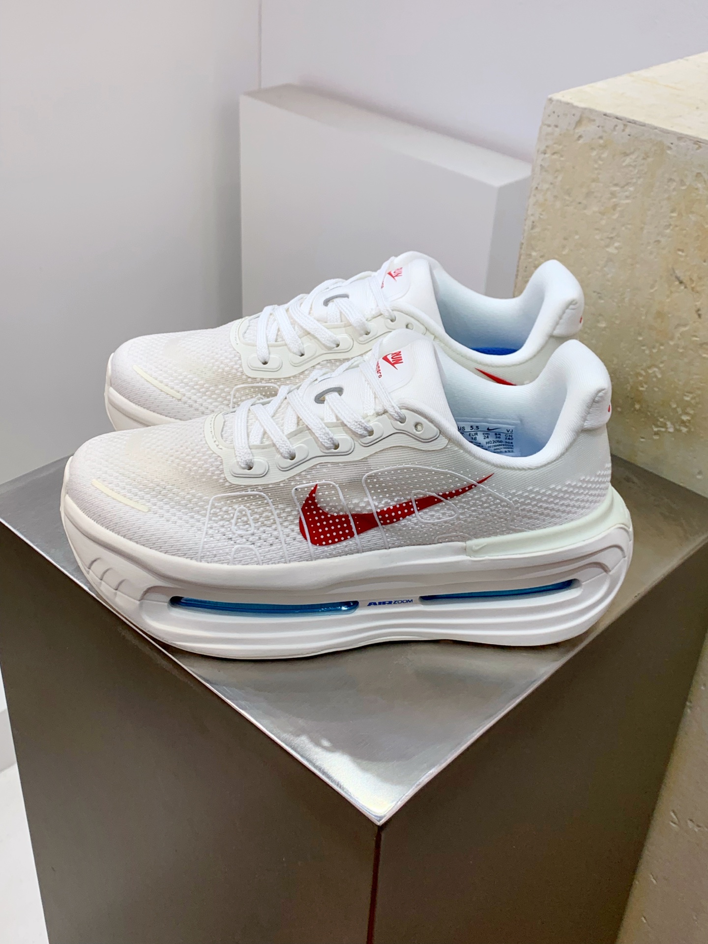 NO:533034,[Real Label Version] Upgraded T-version #Real Label Half-code for men and women's shoes #Upgrade original last to develop paper version last model #Use elastic engineering mesh upper material #Inner embedded fixed sponge #Midsole ZoomX shock absorbing foam combined with Air Zoom air cushion unit #External sliding wear-resistant serrated rubber outsole cushioning again!  The new Nike Vomero Premium top-level Mairo series low-top lightweight thick-soled casual sports jogging shoes!  Size 36 37.5 38 39 40 40.5 41 42 42.5 43 44 45 46 Recently, Nike launched new Vomero Premium and Vomero Plus road running shoes, aiming to make running easier with super cushioning and comfort, help runners break through performance limits, relieve impact pressure, and accelerate recovery of rhythm. Both shoe models continue the highly praised soft foot feeling of the Nike Mairo series, and optimize the cushioning system and response performance, bringing a smoother and lighter running experience in daily training for runners with different abilities and training intensity. As the pinnacle of Nike's super cushioning road running shoes, Vomero Premium  Designed to meet the needs of elite marathon runners. During preparation, elite runners usually need to frequently switch between racing shoes and soft cushioned training shoes. Vomero Premium breaks this routine and creates a 'all-round training running shoes' for runners to help them run further, recover faster, and win thousands of miles on the field. Nike gets inspiration from the anti-gravity treadmill training used by elite athletes. This training method helps athletes increase running volume, break through limits, and shorten recovery time. Based on this, Vomero Premium uses data as support to combine ZoomX shock absorbing foam with Air Zoom air cushion unit to create a low-impact running experience, allowing runners to break through physical limitations during training and fully release their potential. Vomero Premium's midsole also uses ZoomX  Shock-absorbing foam can release powerful kinetic energy and excellent cushioning effects at every step. The Nike design team exposes the Air Zoom air cushion on the forefoot and heel, giving the air cushion a larger space for expansion and contraction. While increasing the area of ​​force, it further increases the rebound feedback and provides strong impetus for each landing. In addition, it can be regarded as the highest heel stacking height in Nike road running shoes. These innovative technologies have jointly achieved a comprehensive innovation in the running experience. Super cushioning technology and eye-catching visual design demonstrate Nike's design style and breakthrough spirit.,,miumiu19860909【真标版本】 升级T版#男女鞋真标半码制#升级原楦开发纸版楦型#采用弹性工程网眼布鞋面材质#内里嵌入定型海绵#中底ZoomX 减震泡绵与 Air Zoom 气垫单元相结合#外置滑耐磨锯齿橡胶大底缓震再革新！全新耐克Nike Vomero Premium 顶级迈柔系列低帮轻量厚底休闲运动慢跑鞋！ 尺码36 37.5 38 39 40 40.5 41 42 42.5 43 44 45 46 近日,Nike 重磅推出新款 Vomero Premium（顶级迈柔）与 Vomero Plus（超级迈柔）路跑鞋,旨在凭借超强缓震与舒适度,让跑步变得更加轻松,助力跑者突破性能极限,缓解冲击压力,加速恢复节奏.两款鞋型均延续了 Nike 迈柔系列备受赞誉的柔软脚感,并对缓震系统与响应性能进行了优化,为不同能力和训练强度的跑者,在日常训练中带来更畅快、轻盈的跑步体验.作为 Nike 超强缓震路跑鞋的巅峰之作,Vomero Premium 专为满足精英马拉松跑者的需求而设计.备战期间,精英跑者通常需要在竞速鞋与柔软的缓震训练鞋之间频繁切换,而 Vomero Premium 打破了这一常规,为跑者打造出一款 “全能训练跑鞋”,助力他们跑得更远、恢复更快,在赛场上决胜千里.Nike 从精英运动员使用的反重力跑步机训练中获取灵感,这种训练方式有助于运动员增加跑量、突破极限、缩短恢复时间.基于此,Vomero Premium 以数据为支撑,将 ZoomX 减震泡绵与 Air Zoom 气垫单元相结合,打造出低冲击的跑步体验,让跑者在训练中仿佛突破身体限制,充分释放潜能.Vomero Premium 的中底还采用 ZoomX 减震泡绵,每一步都能释放出强大的动能和出色的缓震效果.Nike 设计团队将前掌与后跟的 Air Zoom 气垫外露,使气垫有更大的伸缩空间,在增大受力面积的同时,进一步提升回弹反馈,为每次落地提供强劲的推动力.再加上其堪称 Nike 路跑鞋中最高的后跟堆叠高度,这些创新技术共同实现了跑步体验的全面革新,超强缓震科技与吸睛的视觉设计,彰显了 Nike 的设计风格与突破精神.,,miumiu,Men's shoes