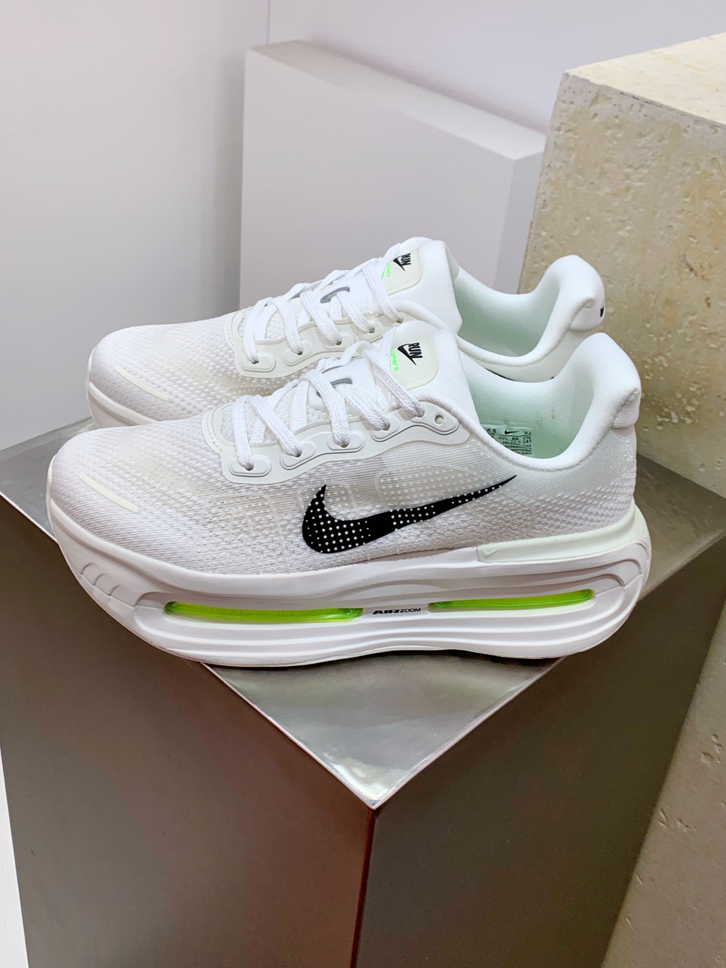 NO:533041,[Real Label Version] Upgraded T-version #Real Label Half-code for men and women's shoes #Upgrade original last to develop paper version last model #Use elastic engineering mesh upper material #Inner embedded fixed sponge #Midsole ZoomX shock absorbing foam combined with Air Zoom air cushion unit #External sliding wear-resistant serrated rubber outsole cushioning again!  The new Nike Vomero Premium top-level Mairo series low-top lightweight thick-soled casual sports jogging shoes!   Size 36 37.5 38 39 40 40.5 41 42 42.5 43 44 45 46 Recently, Nike launched new Vomero Premium and Vomero Plus road running shoes, aiming to make running easier with super cushioning and comfort, help runners break through performance limits, relieve impact pressure, and accelerate recovery of rhythm. Both shoe models continue the highly praised soft foot feeling of the Nike Mairo series, and optimize the cushioning system and response performance, bringing a smoother and lighter running experience in daily training for runners with different abilities and training intensity. As the pinnacle of Nike's super cushioning road running shoes, Vomero Premium  Designed to meet the needs of elite marathon runners. During preparation, elite runners usually need to frequently switch between racing shoes and soft cushioned training shoes. Vomero Premium breaks this routine and creates a 'all-round training running shoes' for runners to help them run further, recover faster, and win thousands of miles on the field. Nike gets inspiration from the anti-gravity treadmill training used by elite athletes. This training method helps athletes increase running volume, break through limits, and shorten recovery time. Based on this, Vomero Premium uses data as support to combine ZoomX shock absorbing foam with Air Zoom air cushion unit to create a low-impact running experience, allowing runners to break through physical limitations during training and fully release their potential. Vomero Premium's midsole also uses ZoomX  Shock-absorbing foam can release powerful kinetic energy and excellent cushioning effects at every step. The Nike design team exposes the Air Zoom air cushion on the forefoot and heel, giving the air cushion a larger space for expansion and contraction. While increasing the area of ​​force, it further increases the rebound feedback and provides strong impetus for each landing. In addition, it can be regarded as the highest heel stacking height in Nike road running shoes. These innovative technologies have jointly achieved a comprehensive innovation in the running experience. Super cushioning technology and eye-catching visual design demonstrate Nike's design style and breakthrough spirit.,,miumiu19860909【真标版本】 升级T版#男女鞋真标半码制#升级原楦开发纸版楦型#采用弹性工程网眼布鞋面材质#内里嵌入定型海绵#中底ZoomX 减震泡绵与 Air Zoom 气垫单元相结合#外置滑耐磨锯齿橡胶大底缓震再革新！全新耐克Nike Vomero Premium 顶级迈柔系列低帮轻量厚底休闲运动慢跑鞋！  尺码36 37.5 38 39 40 40.5 41 42 42.5 43 44 45 46 近日,Nike 重磅推出新款 Vomero Premium（顶级迈柔）与 Vomero Plus（超级迈柔）路跑鞋,旨在凭借超强缓震与舒适度,让跑步变得更加轻松,助力跑者突破性能极限,缓解冲击压力,加速恢复节奏.两款鞋型均延续了 Nike 迈柔系列备受赞誉的柔软脚感,并对缓震系统与响应性能进行了优化,为不同能力和训练强度的跑者,在日常训练中带来更畅快、轻盈的跑步体验.作为 Nike 超强缓震路跑鞋的巅峰之作,Vomero Premium 专为满足精英马拉松跑者的需求而设计.备战期间,精英跑者通常需要在竞速鞋与柔软的缓震训练鞋之间频繁切换,而 Vomero Premium 打破了这一常规,为跑者打造出一款 “全能训练跑鞋”,助力他们跑得更远、恢复更快,在赛场上决胜千里.Nike 从精英运动员使用的反重力跑步机训练中获取灵感,这种训练方式有助于运动员增加跑量、突破极限、缩短恢复时间.基于此,Vomero Premium 以数据为支撑,将 ZoomX 减震泡绵与 Air Zoom 气垫单元相结合,打造出低冲击的跑步体验,让跑者在训练中仿佛突破身体限制,充分释放潜能.Vomero Premium 的中底还采用 ZoomX 减震泡绵,每一步都能释放出强大的动能和出色的缓震效果.Nike 设计团队将前掌与后跟的 Air Zoom 气垫外露,使气垫有更大的伸缩空间,在增大受力面积的同时,进一步提升回弹反馈,为每次落地提供强劲的推动力.再加上其堪称 Nike 路跑鞋中最高的后跟堆叠高度,这些创新技术共同实现了跑步体验的全面革新,超强缓震科技与吸睛的视觉设计,彰显了 Nike 的设计风格与突破精神.,,miumiu,Men's shoes