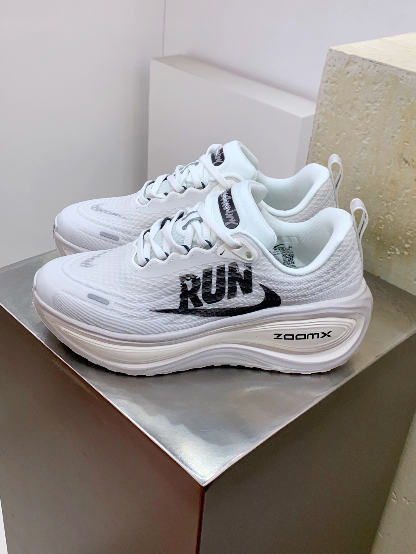 NO:533019,[Real Mark Version] #Upgrade original last data development paper version#Use technology weaving light fabric synthetic upper material#ZoomX foam midsole#External external non-slip wear-resistant rubber bottom sheet to create a comfortable step experience, helping to run smoothly in daily life!  Nike Vomero 18 Plus Super Misoft 'Black Dark Metallic Grey' Fomoro Strengthened Edition Series Low-top Lightweight Thick Sole Cushioning Highway Breathable Casual Sports Running Shoes!  Size 36 37 38 39 40 40.5 41 42 42.5 43 44 45 Nike Vomero 18 Puls is a shocking debut. As an innovative work in the field of running shoes, it is designed for runners who pursue extreme comfort and excellent performance. Whether it is daily jogging, long distance training, or urban commuting, it can become your ideal choice. The sole adopts the double cushioning combination of ZoomX and ReactX foam, which is a bold innovation in cushioning technology. ZoomX foam is light and has energy feedback of up to 85 or more. ReactX foam has excellent responsiveness, which is 13 more than the previous generation of React technology. The two work together to provide super cushioning performance, effectively reducing ground impact, protecting knees and joints  Even large-weight runners can easily control it. The midsole thickness has increased to 46mm, which is 6mm higher than the previous one, creating a record high in the Vomero series and bringing unprecedented cushioning. The upper uses soft and elastic refined mesh to ensure good breathability of the toe and tongue. Even in hot summer long-distance running, the feet can always be kept dry and comfortable, saying goodbye to stuffiness and odor. The sole is made of durable rubber material, providing the strong grip required for long-distance running, and can move forward steadily whether it is a flat asphalt road or a slightly rugged path. The upward curve and reinforced curved rocker design help runners achieve a smoother and smooth transition of heel toe, and the pace is natural and smooth, making the running process easier. The widened last design fully considers the characteristics of Asian foot shapes, and fat feet can also stretch freely in the shoes, enjoying the unrestrained running experience.19860909【真标版本】 #升级原楦原数据开发纸版#采用科技织法轻盈织物合成鞋面材质#ZoomX 泡绵中底#外置外置防滑耐磨橡胶底片造舒适迈步体验,助力日常畅跑！耐克Nike Vomero 18 Plus超级迈柔'Black Dark Metallic Grey'佛莫罗加强版系列低帮轻质厚底缓震公路透气休闲运动跑步鞋！ 尺码36 37 38 39 40 40.5 41 42 42.5 43 44 45 Nike Vomero 18 Puls震撼登场,作为跑步鞋领域的革新之作,专为追求极致舒适与卓越性能的跑者设计,无论是日常慢跑、长距离训练,还是城市通勤,它都能成为你的理想之选. 鞋底采用ZoomX和ReactX泡绵的双层缓震组合,这是缓震科技的一次大胆创新.ZoomX泡绵轻盈且能量回馈高达85以上,ReactX泡绵则具备出色的响应性,比前代React技术提升13,二者协同工作,提供超强缓震性能,有效减少地面冲击力,保护膝盖和关节 ,即便是大体重跑者也能轻松驾驭.中底厚度增加至46毫米,相比前作提升6毫米,创造了Vomero系列的历史新高,带来前所未有的缓震感受. 鞋面运用柔软富有弹性的精制网布,确保鞋头和鞋舌拥有良好的透气性,即使在炎热的夏日长跑,双脚也能时刻保持干爽舒适,告别闷热与异味.鞋底采用耐用橡胶材质,提供长距离跑步所需的强大抓地力,无论是平坦的柏油路还是稍有崎岖的小路,都能稳健前行；鞋底向上弧度与强化的弧形摇杆设计,帮助跑者实现更加顺畅平滑的跟趾过渡,步伐转换自然流畅,跑步过程更加轻松.加宽鞋楦设计充分考虑亚洲脚型特点,胖脚也能在鞋中自由舒展,享受无拘无束的奔跑体验 .,,Men's shoes