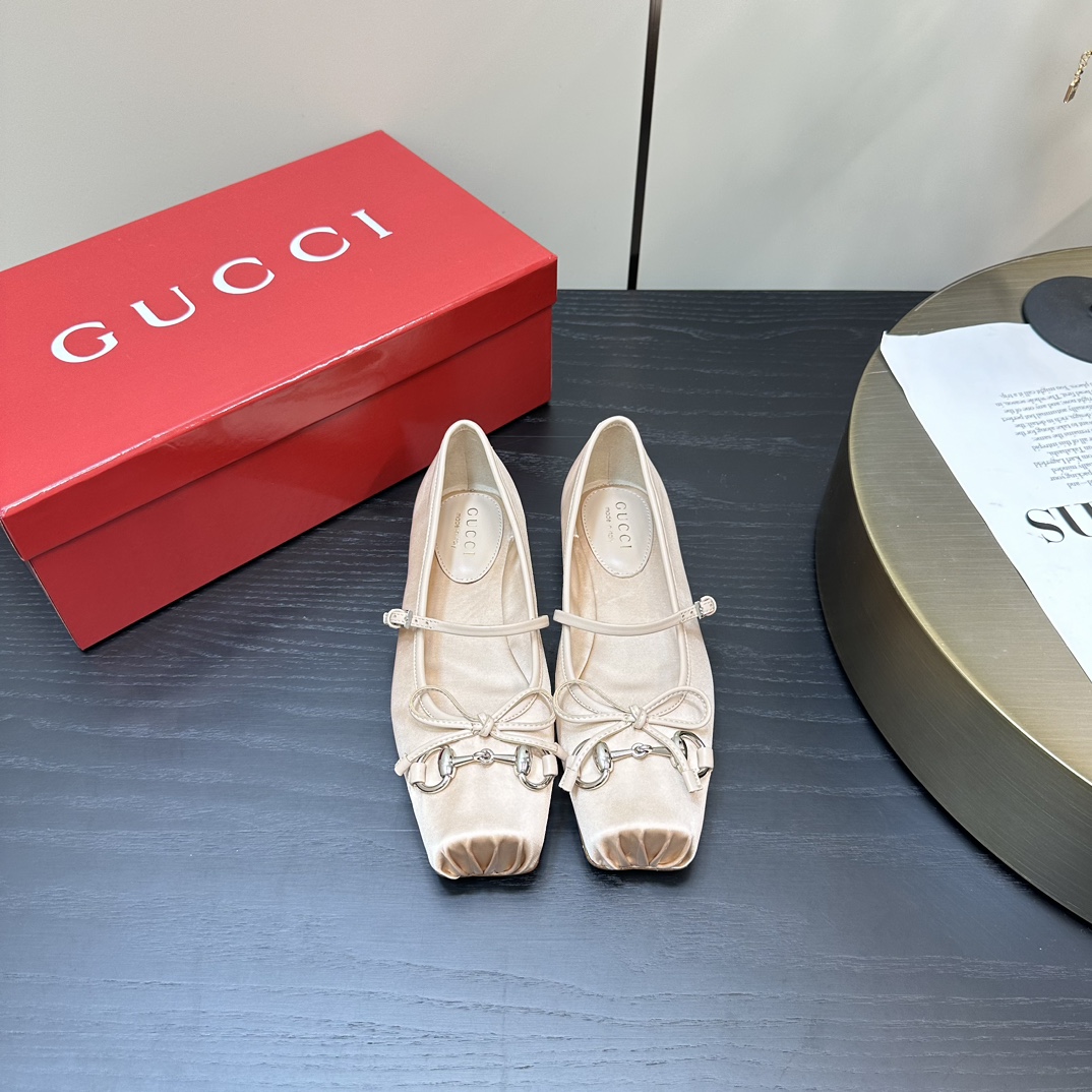 GUCCI mocassins ballerines à mors pré-printemps, modèle défilé + clous rouge Ancora, cuir de veau sur mesure / cuir velours / soie, semelle extérieure en cuir véritable importé