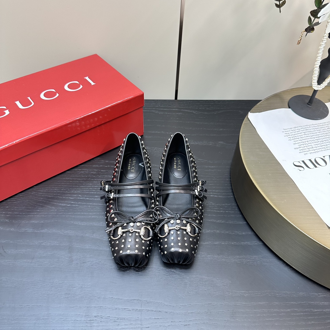 GUCCI балетки с пряжкой в виде удил ранняя весна, модель с показа + красные заклёпки Ancora, на заказ телячья кожа/замша/натуральный шёлк, импортная натуральная кожаная подошва