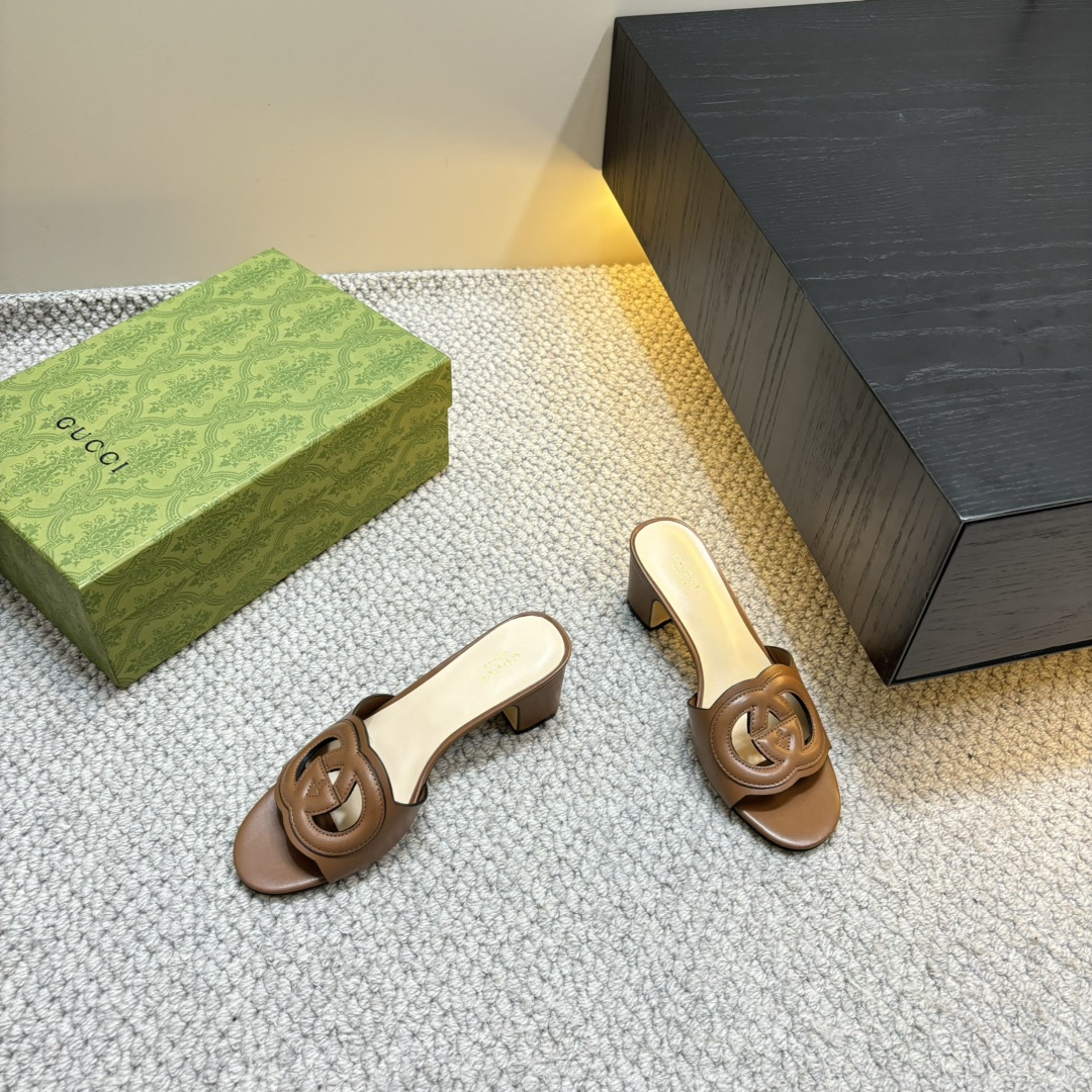 GUCCI 2025春夏 新作 オープントゥサンダルスリッパ ダブルGラインストーンバックル+ラウンドトゥ太ヒール オリジナルカスタムシープスキン