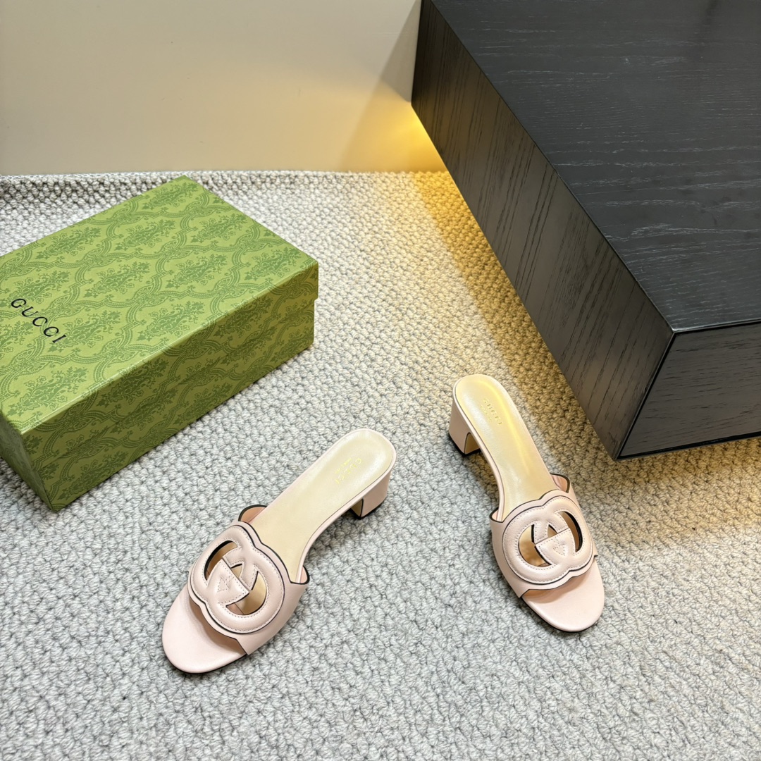 GUCCI 2025春夏 新作 オープントゥサンダルスリッパ ダブルGラインストーンバックル+ラウンドトゥ太ヒール オリジナルカスタムシープレザー